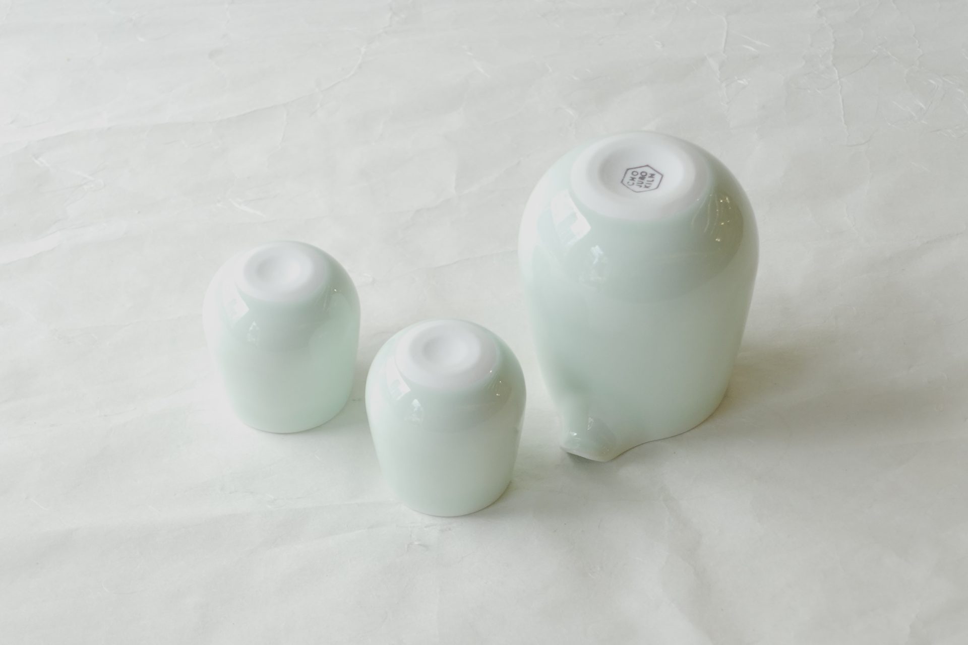 陶磁器 波佐見焼 青磁 冷酒器 注器 ぐい呑み 白磁 セット 美しい さわやか やわらかい 雰囲気 お洒落 シンプル 飽きが来ない 永く使える 酒器 日本製 和の器 食器 贈り物 ギフト 記念品 引出物 法要 お返し 専門店 リアル店舗 高品質 安らぎ いやし よりおいしく 安心 機能的 長持ち 人気 おすすめ 高機能 ネット通販 ネットショップ オンラインショップ セレクトショップ 欲しい 購入 買う 買い物 岐阜県 岐阜市 美殿町 小林漆陶 陶器店 漆器店 茶道具店 特別な 選び抜かれた 品質重視 使いやすい 格安 老舗 誕生日 結婚 出産 入学 退職 母の日 父の日 敬老の日 クリスマス プレゼント 叙勲 長寿 新築 お祝い 御礼 内祝い 外国土産 海外みやげ 実店舗 使うと分かる 職人技 日本一の品揃え 日本一の在庫数 専門知識 百貨店にない 手作り お洒落 高級品 希少価値 上質な器 伝統工芸品 コスパ お値打ち お買い得 堅牢 飽きない 永く使える お気に入り 国産 料理が映える 満足感 豊かな食生活 豊かな食文化 こだわりの器 日本文化 他にない ここにしかない オリジナル 独自の 個性的 ここでしか買えない 超レアもの 一品もの 現品限り 入手困難 いい器 匠の技 美しい 実用的 外人が喜ぶ店 外人が珍しがる店 外人がうれしい店 日本各地の一級品を売る店 日本全国の器を売る店 本当にいいもの コスパ高い 一流品 修理 選りすぐりの逸品 周年記念 永年勤続表彰 退職記念 卒業記念 日本土産 岐阜土産 岐阜のおみやげ 岐阜の特産品 料理を引き立てる器 高級店 一流店 岐阜で一番 東海で一番 中部で一番 日本で一番 おしゃれな店 地域一番店 JapanesetablewareJapanesecrafts Japaneseceramics Japanesepottery