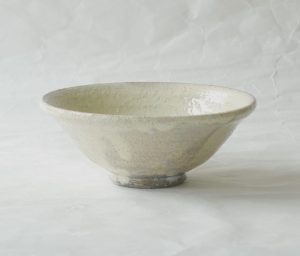 茶道 茶の湯 茶道具 萩焼 林紅陽 平茶碗 夏茶碗 抹茶碗 暑い時期 冷めやすい ビワ釉 趣 やわらかい風合い ろくろ目 貫入 荒々しさ かいらぎ ひび状 景色 力強い 飲みやすい 萩の七変化 味わい深い 日本製 和の器 食器 贈り物 ギフト 記念品 引出物 法要 お返し 専門店 リアル店舗 高品質 安らぎ いやし よりおいしく 安心 機能的 長持ち 人気 おすすめ 高機能 ネット通販 ネットショップ オンラインショップ セレクトショップ 欲しい 購入 買う 買い物 岐阜県 岐阜市 美殿町 小林漆陶 陶器店 漆器店 茶道具店 特別な 選び抜かれた 品質重視 使いやすい 格安 老舗 誕生日 結婚 出産 入学 退職 母の日 父の日 敬老の日 クリスマス プレゼント 叙勲 長寿 新築 お祝い 御礼 内祝い 外国土産 海外みやげ 実店舗 使うと分かる 職人技 日本一の品揃え 日本一の在庫数 専門知識 百貨店にない 手作り お洒落 高級品 希少価値 上質な器 伝統工芸品 コスパ お値打ち お買い得 堅牢 飽きない 永く使える お気に入り 国産 料理が映える 満足感 豊かな食生活 豊かな食文化 こだわりの器 日本文化 他にない ここにしかない オリジナル 独自の 個性的 ここでしか買えない 超レアもの 一品もの 現品限り 入手困難 いい器 匠の技 美しい 実用的 外人が喜ぶ店 外人が珍しがる店 外人がうれしい店 日本各地の一級品を売る店 日本全国の器を売る店 本当にいいもの コスパ高い 一流品 修理 選りすぐりの逸品 周年記念 永年勤続表彰 退職記念 卒業記念 日本土産 岐阜土産 岐阜のおみやげ 岐阜の特産品 料理を引き立てる器 高級店 一流店 岐阜で一番 東海で一番 中部で一番 日本で一番 おしゃれな店 地域一番店 JapanesetablewareJapanesecrafts Japaneseceramics Japanesepottery Handcrafted TraditionalCrafts Japaneseculture Traditionalart Japaneseteautensils TeaCeremony