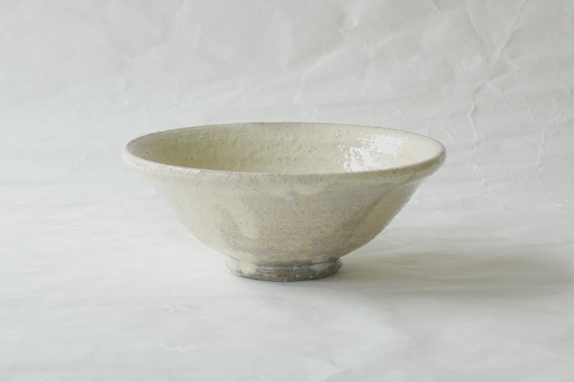 茶道 茶の湯 茶道具 萩焼 林紅陽 平茶碗 夏茶碗 抹茶碗 暑い時期 冷めやすい ビワ釉 趣 やわらかい風合い ろくろ目 貫入 荒々しさ かいらぎ ひび状 景色 力強い 飲みやすい 萩の七変化 味わい深い 日本製 和の器 食器 贈り物 ギフト 記念品 引出物 法要 お返し 専門店 リアル店舗 高品質 安らぎ いやし よりおいしく 安心 機能的 長持ち 人気 おすすめ 高機能 ネット通販 ネットショップ オンラインショップ セレクトショップ 欲しい 購入 買う 買い物 岐阜県 岐阜市 美殿町 小林漆陶 陶器店 漆器店 茶道具店 特別な 選び抜かれた 品質重視 使いやすい 格安 老舗 誕生日 結婚 出産 入学 退職 母の日 父の日 敬老の日 クリスマス プレゼント 叙勲 長寿 新築 お祝い 御礼 内祝い 外国土産 海外みやげ 実店舗 使うと分かる 職人技 日本一の品揃え 日本一の在庫数 専門知識 百貨店にない 手作り お洒落 高級品 希少価値 上質な器 伝統工芸品 コスパ お値打ち お買い得 堅牢 飽きない 永く使える お気に入り 国産 料理が映える 満足感 豊かな食生活 豊かな食文化 こだわりの器 日本文化 他にない ここにしかない オリジナル 独自の 個性的 ここでしか買えない 超レアもの 一品もの 現品限り 入手困難 いい器 匠の技 美しい 実用的 外人が喜ぶ店 外人が珍しがる店 外人がうれしい店 日本各地の一級品を売る店 日本全国の器を売る店 本当にいいもの コスパ高い 一流品 修理 選りすぐりの逸品 周年記念 永年勤続表彰 退職記念 卒業記念 日本土産 岐阜土産 岐阜のおみやげ 岐阜の特産品 料理を引き立てる器 高級店 一流店 岐阜で一番 東海で一番 中部で一番 日本で一番 おしゃれな店 地域一番店 JapanesetablewareJapanesecrafts Japaneseceramics Japanesepottery Handcrafted TraditionalCrafts Japaneseculture Traditionalart Japaneseteautensils TeaCeremony