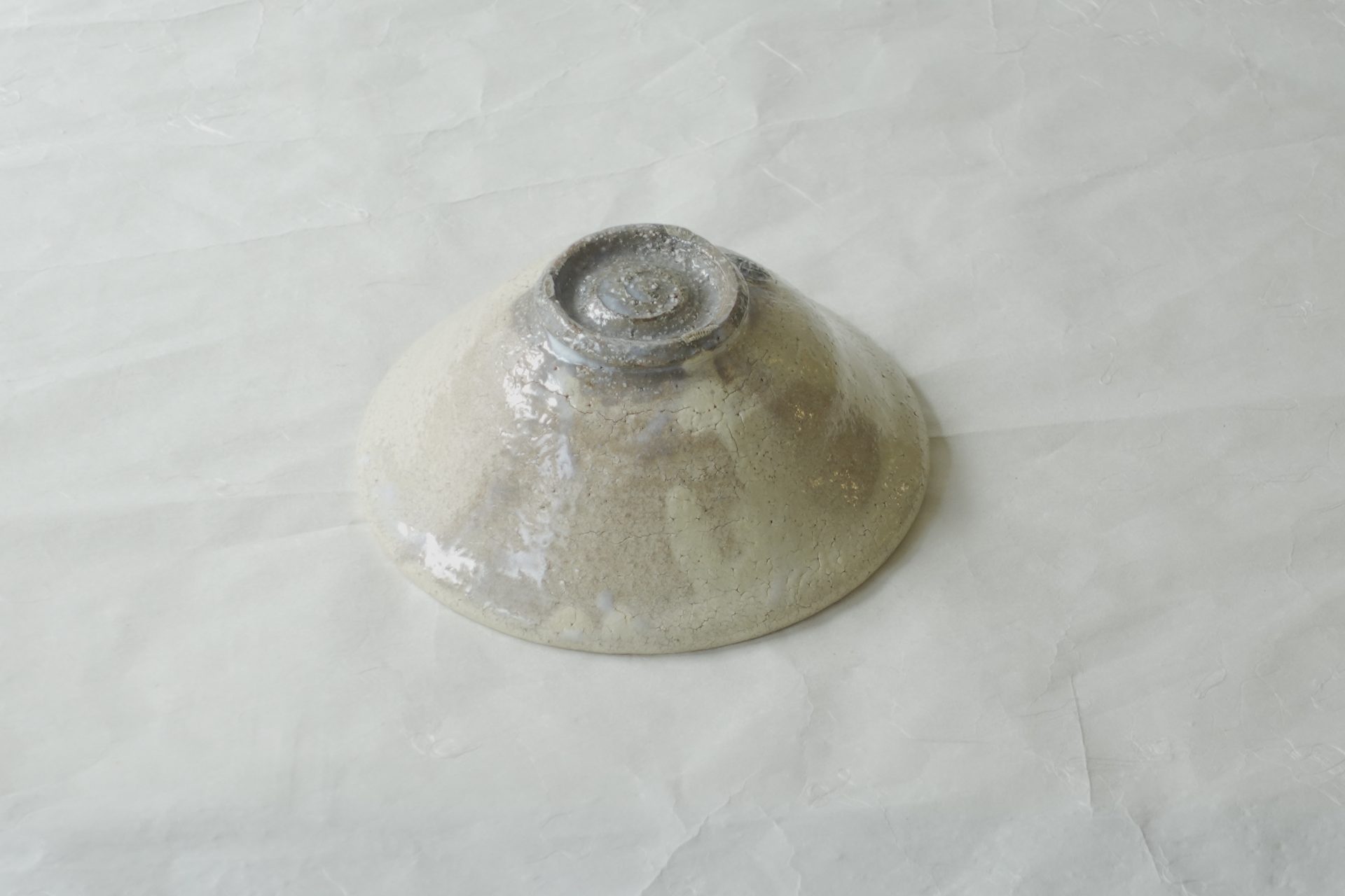 茶道 茶の湯 茶道具 萩焼 林紅陽 平茶碗 夏茶碗 抹茶碗 暑い時期 冷めやすい ビワ釉 趣 やわらかい風合い ろくろ目 貫入 荒々しさ かいらぎ ひび状 景色 力強い 飲みやすい 萩の七変化 味わい深い 日本製 和の器 食器 贈り物 ギフト 記念品 引出物 法要 お返し 専門店 リアル店舗 高品質 安らぎ いやし よりおいしく 安心 機能的 長持ち 人気 おすすめ 高機能 ネット通販 ネットショップ オンラインショップ セレクトショップ 欲しい 購入 買う 買い物 岐阜県 岐阜市 美殿町 小林漆陶 陶器店 漆器店 茶道具店 特別な 選び抜かれた 品質重視 使いやすい 格安 老舗 誕生日 結婚 出産 入学 退職 母の日 父の日 敬老の日 クリスマス プレゼント 叙勲 長寿 新築 お祝い 御礼 内祝い 外国土産 海外みやげ 実店舗 使うと分かる 職人技 日本一の品揃え 日本一の在庫数 専門知識 百貨店にない 手作り お洒落 高級品 希少価値 上質な器 伝統工芸品 コスパ お値打ち お買い得 堅牢 飽きない 永く使える お気に入り 国産 料理が映える 満足感 豊かな食生活 豊かな食文化 こだわりの器 日本文化 他にない ここにしかない オリジナル 独自の 個性的 ここでしか買えない 超レアもの 一品もの 現品限り 入手困難 いい器 匠の技 美しい 実用的 外人が喜ぶ店 外人が珍しがる店 外人がうれしい店 日本各地の一級品を売る店 日本全国の器を売る店 本当にいいもの コスパ高い 一流品 修理 選りすぐりの逸品 周年記念 永年勤続表彰 退職記念 卒業記念 日本土産 岐阜土産 岐阜のおみやげ 岐阜の特産品 料理を引き立てる器 高級店 一流店 岐阜で一番 東海で一番 中部で一番 日本で一番 おしゃれな店 地域一番店 JapanesetablewareJapanesecrafts Japaneseceramics Japanesepottery Handcrafted TraditionalCrafts Japaneseculture Traditionalart Japaneseteautensils TeaCeremony