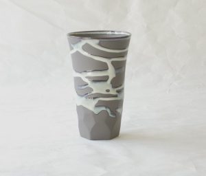 陶器 美濃焼 うのふ釉 フリーカップ 黒土 藁灰 滑らか 手触り 飲みやすい 口当たりが良い 削ぎ 洒落ている 黒の渋さ 自然な白 温かみ 日本製 和の器 食器 贈り物 ギフト 記念品 引出物 法要 お返し 専門店 リアル店舗 高品質 安らぎ いやし よりおいしく 安心 機能的 長持ち 人気 おすすめ 高機能 ネット通販 ネットショップ オンラインショップ セレクトショップ 欲しい 購入 買う 買い物 岐阜県 岐阜市 美殿町 小林漆陶 陶器店 漆器店 茶道具店 特別な 選び抜かれた 品質重視 使いやすい 格安 老舗 誕生日 結婚 出産 入学 退職 母の日 父の日 敬老の日 クリスマス プレゼント 叙勲 長寿 新築 お祝い 御礼 内祝い 外国土産 海外みやげ 実店舗 使うと分かる 職人技 日本一の品揃え 日本一の在庫数 専門知識 百貨店にない 手作り お洒落 高級品 希少価値 上質な器 伝統工芸品 コスパ お値打ち お買い得 堅牢 飽きない 永く使える お気に入り 国産 料理が映える 満足感 豊かな食生活 豊かな食文化 こだわりの器 日本文化 他にない ここにしかない オリジナル 独自の 個性的 ここでしか買えない 超レアもの 一品もの 現品限り 入手困難 いい器 匠の技 美しい 実用的 外人が喜ぶ店 外人が珍しがる店 外人がうれしい店 日本各地の一級品を売る店 日本全国の器を売る店 本当にいいもの コスパ高い 一流品 修理 選りすぐりの逸品 周年記念 永年勤続表彰 退職記念 卒業記念 日本土産 岐阜土産 岐阜のおみやげ 岐阜の特産品 料理を引き立てる器 高級店 一流店 岐阜で一番 東海で一番 中部で一番 日本で一番 おしゃれな店 地域一番店 JapanesetablewareJapanesecrafts Japaneseceramics Japanesepottery