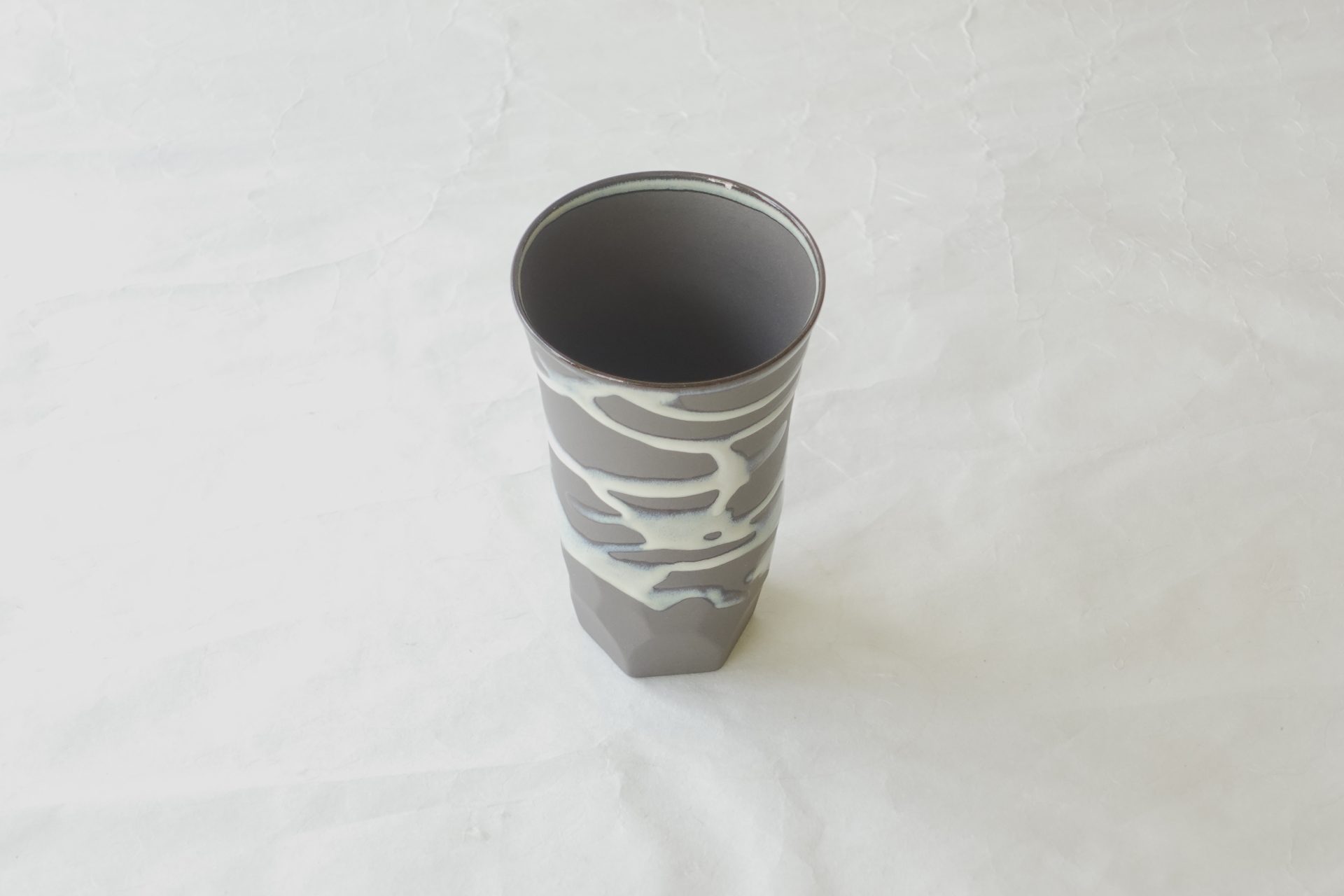 陶器 美濃焼 うのふ釉 フリーカップ 黒土 藁灰 滑らか 手触り 飲みやすい 口当たりが良い 削ぎ 洒落ている 黒の渋さ 自然な白 温かみ 日本製 和の器 食器 贈り物 ギフト 記念品 引出物 法要 お返し 専門店 リアル店舗 高品質 安らぎ いやし よりおいしく 安心 機能的 長持ち 人気 おすすめ 高機能 ネット通販 ネットショップ オンラインショップ セレクトショップ 欲しい 購入 買う 買い物 岐阜県 岐阜市 美殿町 小林漆陶 陶器店 漆器店 茶道具店 特別な 選び抜かれた 品質重視 使いやすい 格安 老舗 誕生日 結婚 出産 入学 退職 母の日 父の日 敬老の日 クリスマス プレゼント 叙勲 長寿 新築 お祝い 御礼 内祝い 外国土産 海外みやげ 実店舗 使うと分かる 職人技 日本一の品揃え 日本一の在庫数 専門知識 百貨店にない 手作り お洒落 高級品 希少価値 上質な器 伝統工芸品 コスパ お値打ち お買い得 堅牢 飽きない 永く使える お気に入り 国産 料理が映える 満足感 豊かな食生活 豊かな食文化 こだわりの器 日本文化 他にない ここにしかない オリジナル 独自の 個性的 ここでしか買えない 超レアもの 一品もの 現品限り 入手困難 いい器 匠の技 美しい 実用的 外人が喜ぶ店 外人が珍しがる店 外人がうれしい店 日本各地の一級品を売る店 日本全国の器を売る店 本当にいいもの コスパ高い 一流品 修理 選りすぐりの逸品 周年記念 永年勤続表彰 退職記念 卒業記念 日本土産 岐阜土産 岐阜のおみやげ 岐阜の特産品 料理を引き立てる器 高級店 一流店 岐阜で一番 東海で一番 中部で一番 日本で一番 おしゃれな店 地域一番店 JapanesetablewareJapanesecrafts Japaneseceramics Japanesepottery