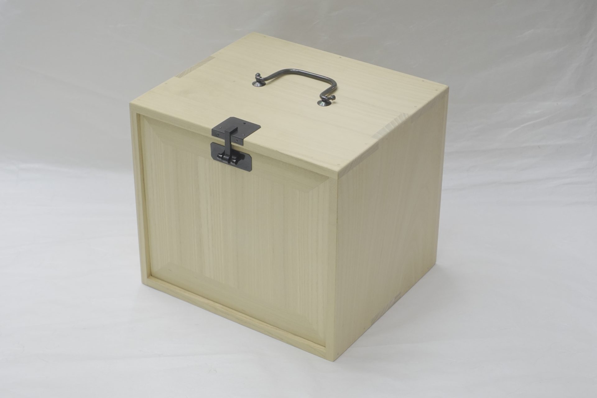 茶道具 茶道 茶の湯 木製 茶道具箱 タンス 茶道具一式 収納箱 桐木地 木目 木の風合い 抹茶碗 建水 茶巾 茶杓 茶器 茶筅 帛紗 場取らない まとめる おもてなし お茶を点てる 桐の美しさ 精緻な作り 魅力的 JapanesetablewareJapanesecrafts Japaneseceramics Japanesepottery Handcrafted TraditionalCrafts Japaneseculture Traditionalart Japaneseteautensils TeaCeremony Japaneselacquerware