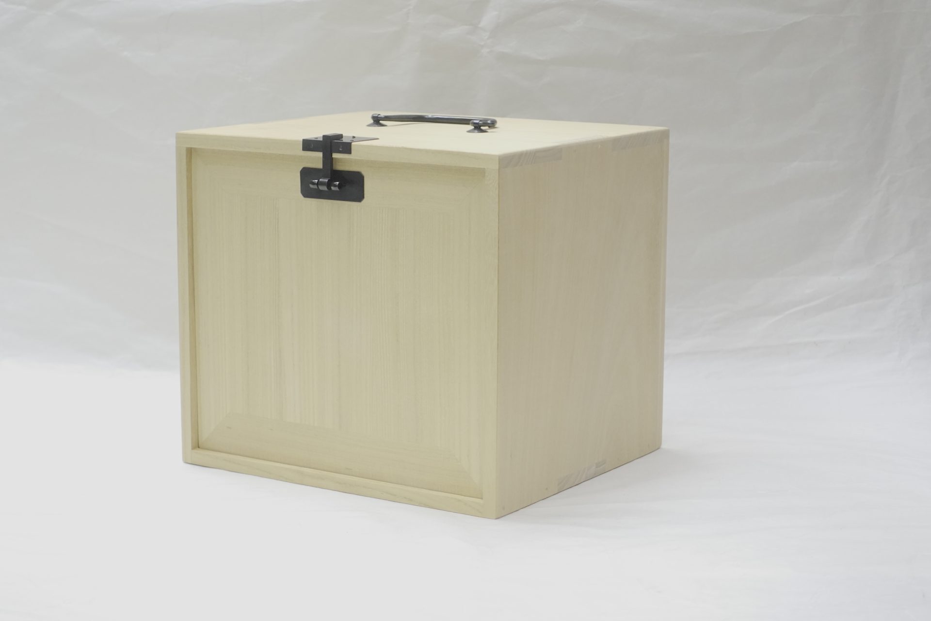 茶道具 茶道 茶の湯 木製 茶道具箱 タンス 茶道具一式 収納箱 桐木地 木目 木の風合い 抹茶碗 建水 茶巾 茶杓 茶器 茶筅 帛紗 場取らない まとめる おもてなし お茶を点てる 桐の美しさ 精緻な作り 魅力的 JapanesetablewareJapanesecrafts Japaneseceramics Japanesepottery Handcrafted TraditionalCrafts Japaneseculture Traditionalart Japaneseteautensils TeaCeremony Japaneselacquerware