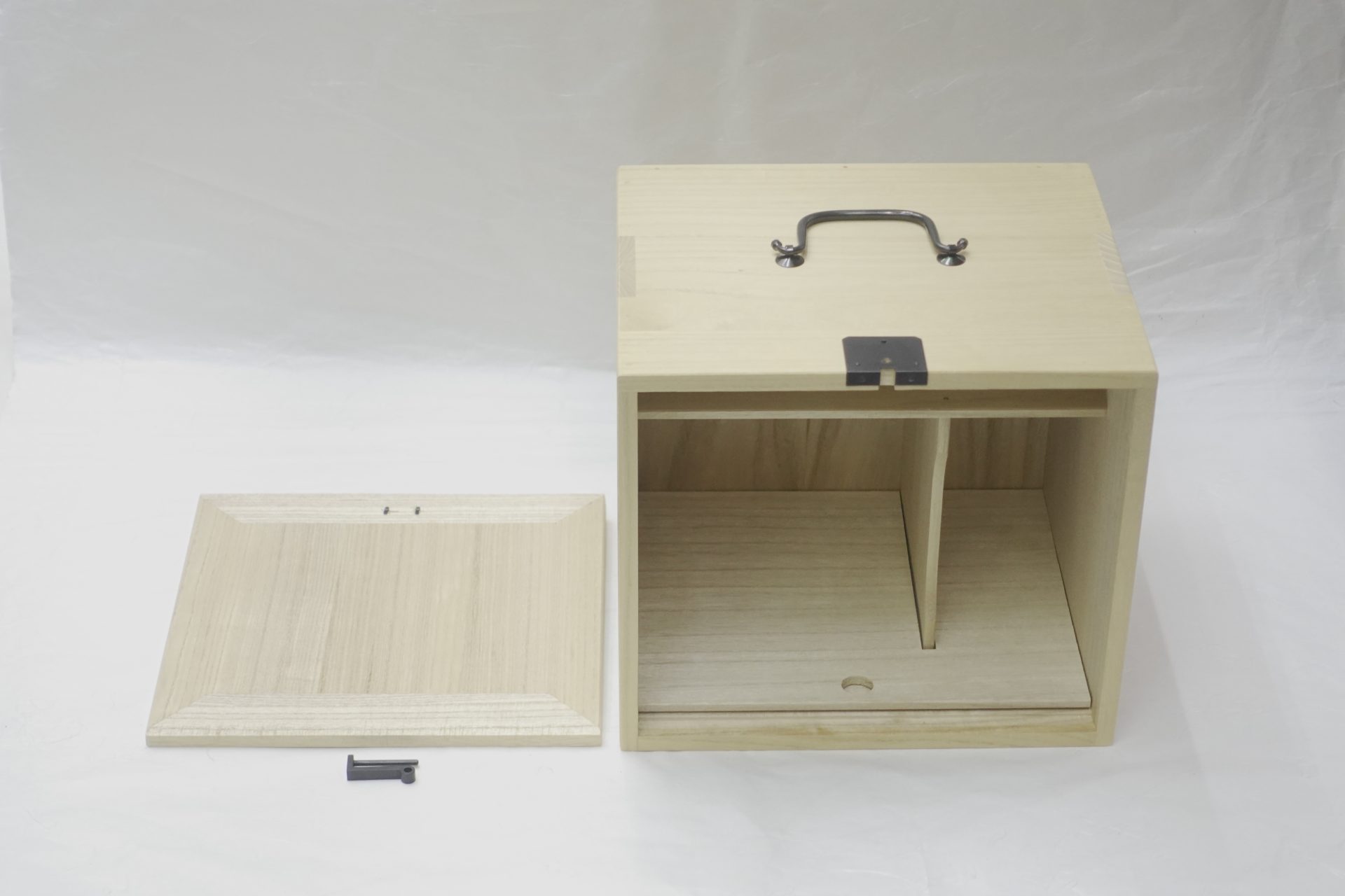 茶道具 茶道 茶の湯 木製 茶道具箱 タンス 茶道具一式 収納箱 桐木地 木目 木の風合い 抹茶碗 建水 茶巾 茶杓 茶器 茶筅 帛紗 場取らない まとめる おもてなし お茶を点てる 桐の美しさ 精緻な作り 魅力的 JapanesetablewareJapanesecrafts Japaneseceramics Japanesepottery Handcrafted TraditionalCrafts Japaneseculture Traditionalart Japaneseteautensils TeaCeremony Japaneselacquerware