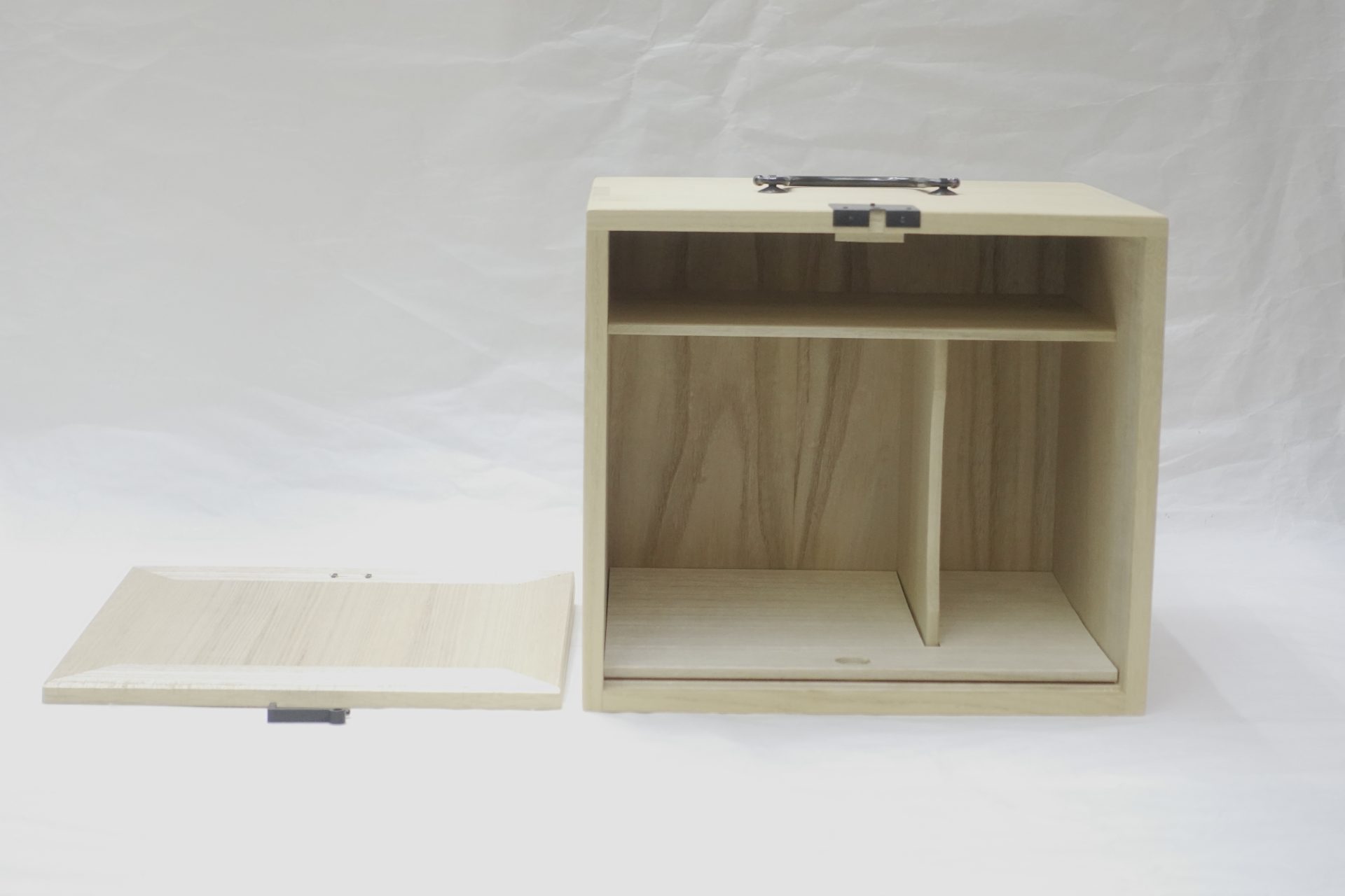 茶道具 茶道 茶の湯 木製 茶道具箱 タンス 茶道具一式 収納箱 桐木地 木目 木の風合い 抹茶碗 建水 茶巾 茶杓 茶器 茶筅 帛紗 場取らない まとめる おもてなし お茶を点てる 桐の美しさ 精緻な作り 魅力的 JapanesetablewareJapanesecrafts Japaneseceramics Japanesepottery Handcrafted TraditionalCrafts Japaneseculture Traditionalart Japaneseteautensils TeaCeremony Japaneselacquerware