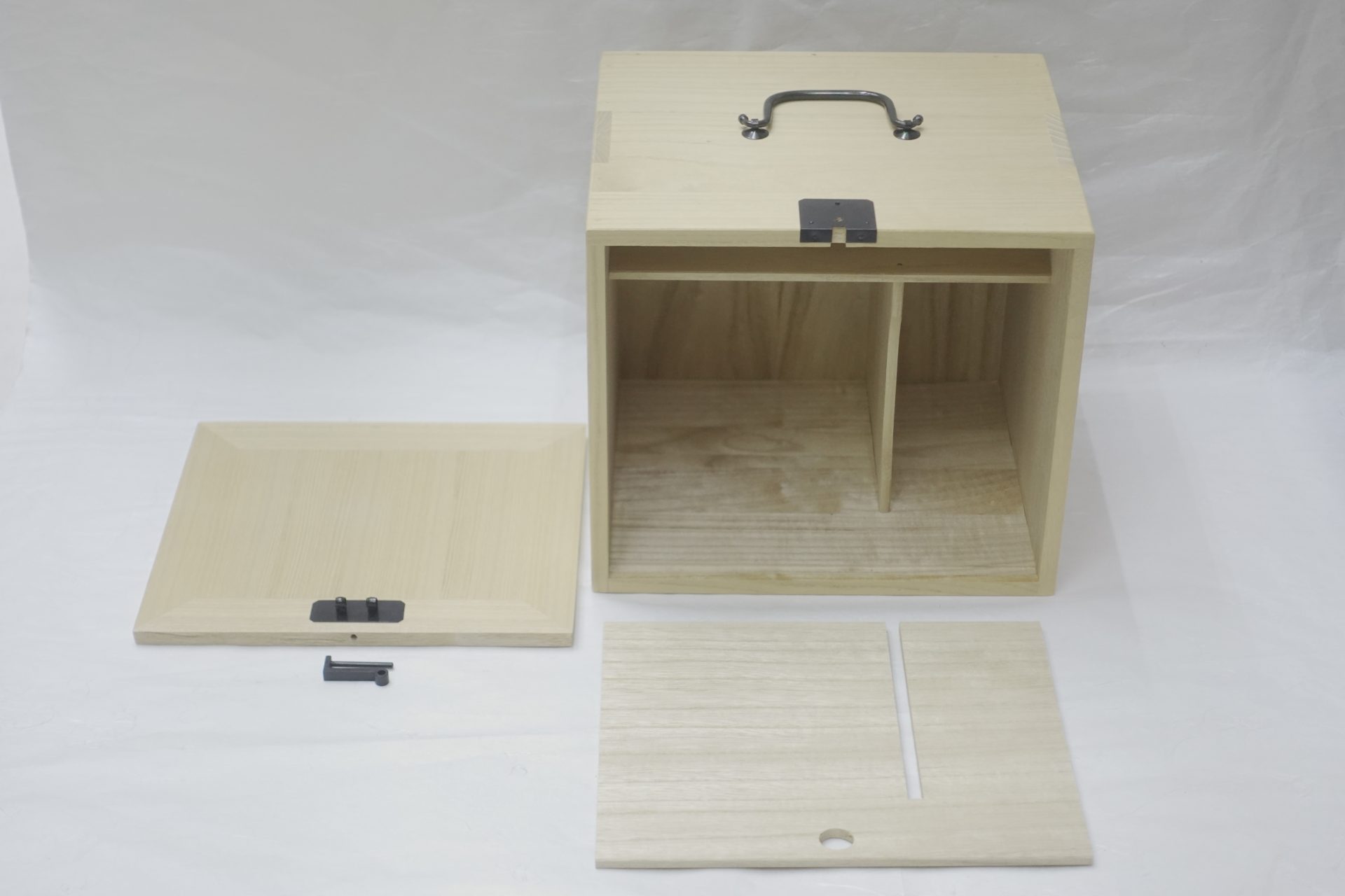 茶道具 茶道 茶の湯 木製 茶道具箱 タンス 茶道具一式 収納箱 桐木地 木目 木の風合い 抹茶碗 建水 茶巾 茶杓 茶器 茶筅 帛紗 場取らない まとめる おもてなし お茶を点てる 桐の美しさ 精緻な作り 魅力的 JapanesetablewareJapanesecrafts Japaneseceramics Japanesepottery Handcrafted TraditionalCrafts Japaneseculture Traditionalart Japaneseteautensils TeaCeremony Japaneselacquerware