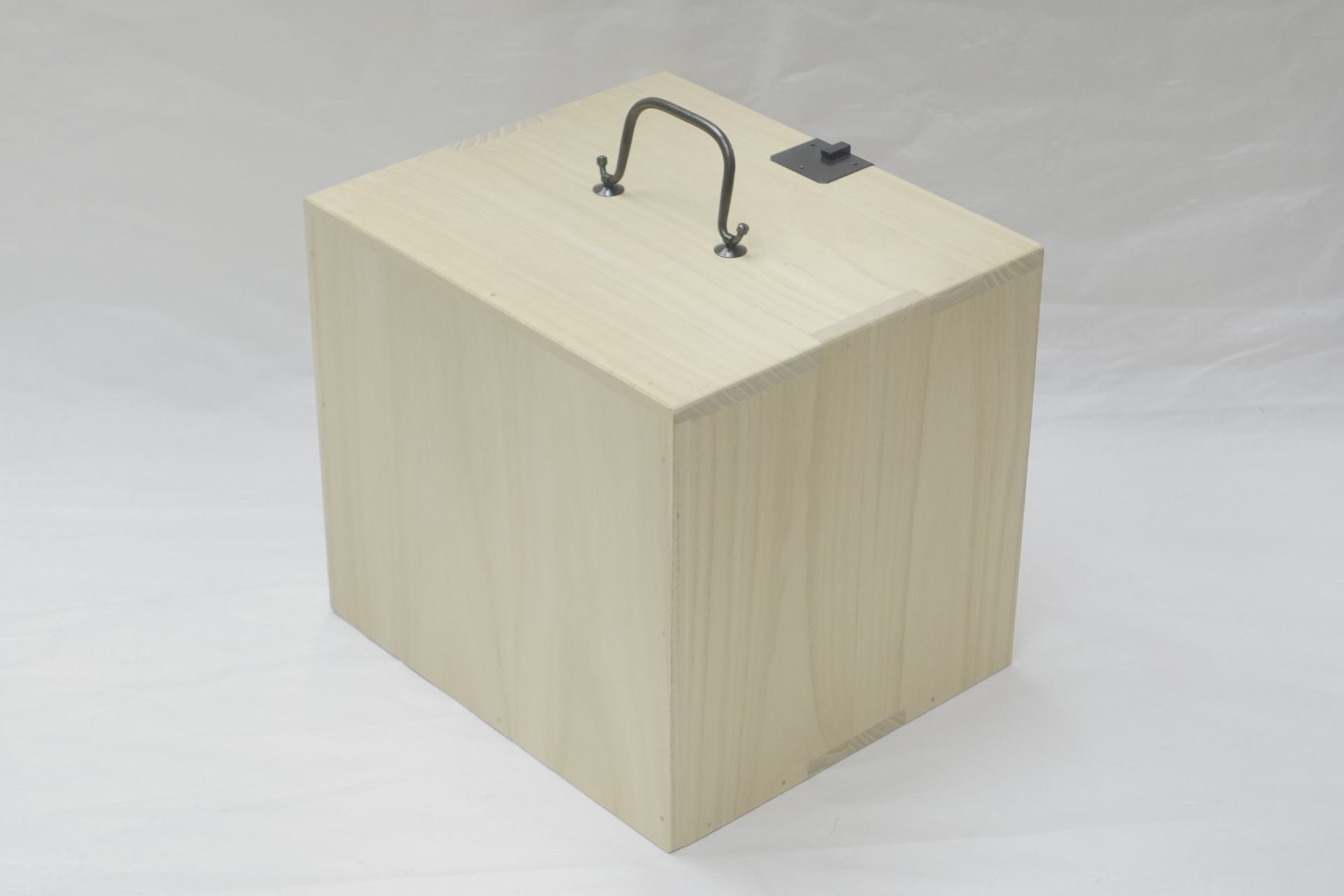 茶道具 茶道 茶の湯 木製 茶道具箱 タンス 茶道具一式 収納箱 桐木地 木目 木の風合い 抹茶碗 建水 茶巾 茶杓 茶器 茶筅 帛紗 場取らない まとめる おもてなし お茶を点てる 桐の美しさ 精緻な作り 魅力的 JapanesetablewareJapanesecrafts Japaneseceramics Japanesepottery Handcrafted TraditionalCrafts Japaneseculture Traditionalart Japaneseteautensils TeaCeremony Japaneselacquerware