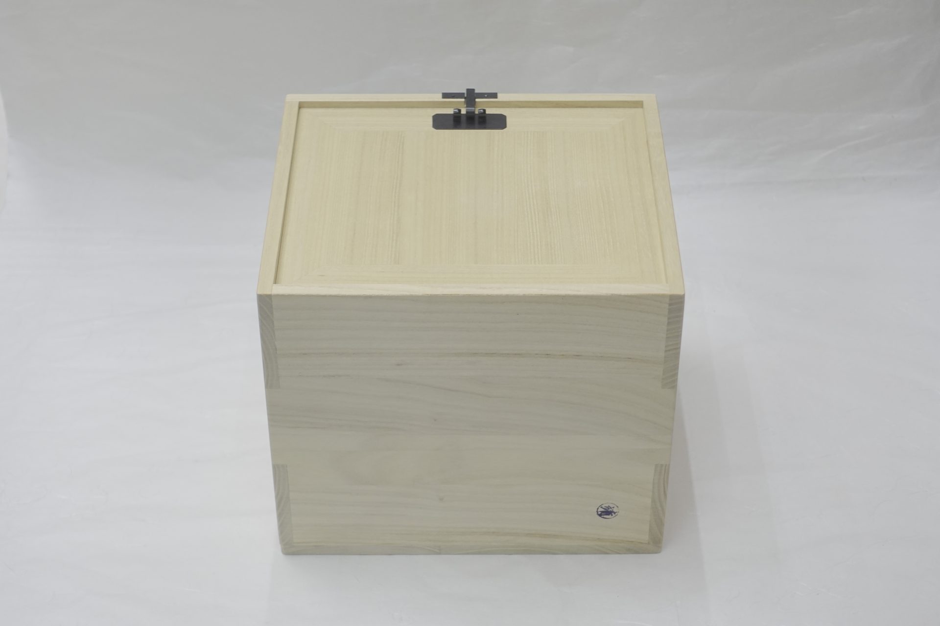 茶道具 茶道 茶の湯 木製 茶道具箱 タンス 茶道具一式 収納箱 桐木地 木目 木の風合い 抹茶碗 建水 茶巾 茶杓 茶器 茶筅 帛紗 場取らない まとめる おもてなし お茶を点てる 桐の美しさ 精緻な作り 魅力的 JapanesetablewareJapanesecrafts Japaneseceramics Japanesepottery Handcrafted TraditionalCrafts Japaneseculture Traditionalart Japaneseteautensils TeaCeremony Japaneselacquerware