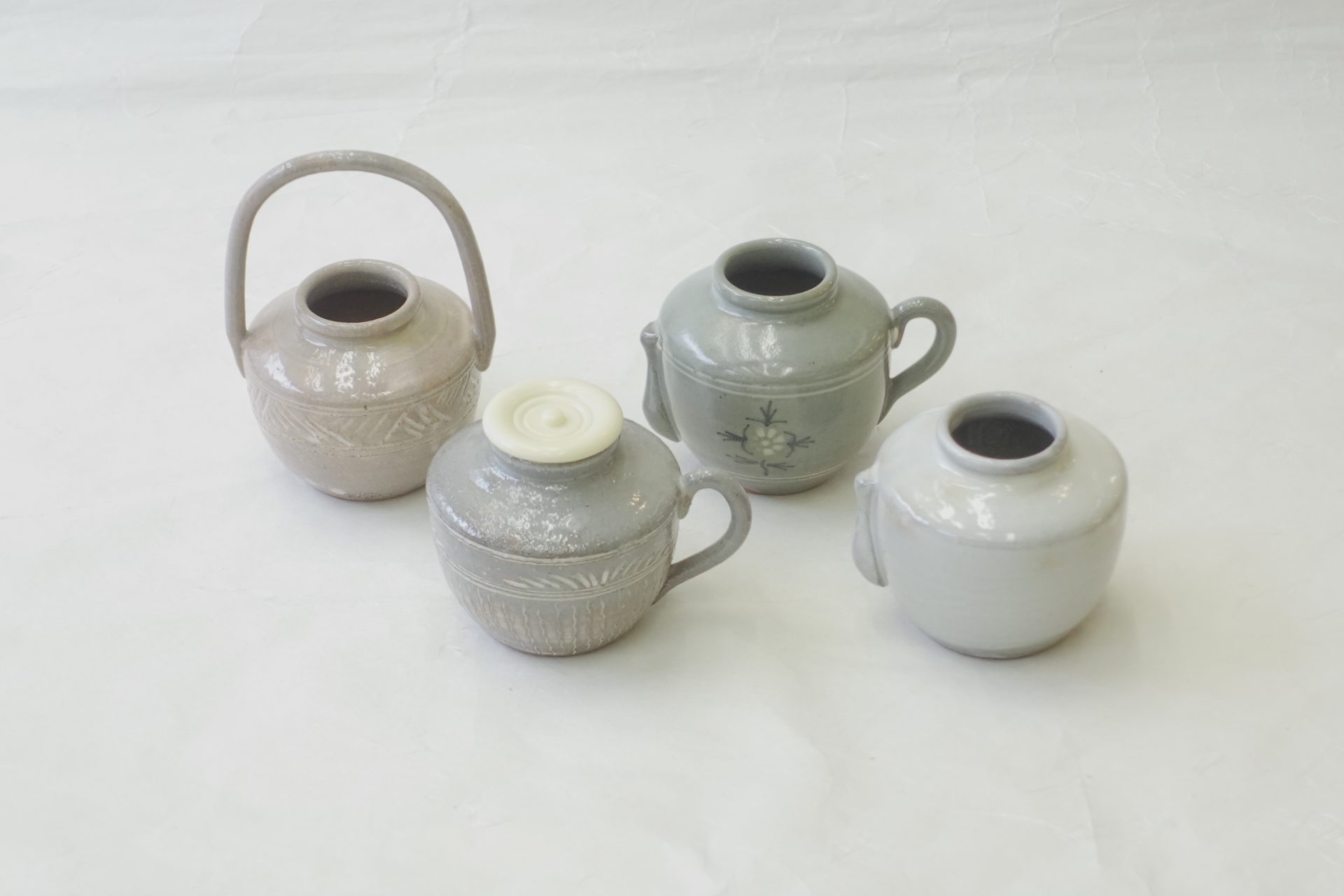 日本製 和の器 食器 贈り物 ギフト 記念品 引出物 法要 お返し 専門店 リアル店舗 高品質 安らぎ いやし よりおいしく 安心 機能的 長持ち 人気 おすすめ 高機能 ネット通販 ネットショップ オンラインショップ セレクトショップ 欲しい 購入 買う 買い物 岐阜県 岐阜市 美殿町 小林漆陶 陶器店 漆器店 茶道具店 特別な 選び抜かれた 品質重視 使いやすい 格安 老舗 誕生日 結婚 出産 入学 退職 母の日 父の日 敬老の日 クリスマス プレゼント 叙勲 長寿 新築 お祝い 御礼 内祝い 外国土産 海外みやげ 実店舗 使うと分かる 職人技 日本一の品揃え 日本一の在庫数 専門知識 百貨店にない 手作り お洒落 高級品 希少価値 上質な器 伝統工芸品 コスパ お値打ち お買い得 堅牢 飽きない 永く使える お気に入り 国産 料理が映える 満足感 豊かな食生活 豊かな食文化 こだわりの器 日本文化 他にない ここにしかない オリジナル 独自の 個性的 ここでしか買えない 超レアもの 一品もの 現品限り 入手困難 いい器 匠の技 美しい 実用的 外人が喜ぶ店 外人が珍しがる店 外人がうれしい店 日本各地の一級品を売る店 日本全国の器を売る店 本当にいいもの コスパ高い 一流品 修理 選りすぐりの逸品 周年記念 永年勤続表彰 退職記念 卒業記念 日本土産 岐阜土産 岐阜のおみやげ 岐阜の特産品 料理を引き立てる器 高級店 一流店 岐阜で一番 東海で一番 中部で一番 日本で一番 おしゃれな店 地域一番店清水焼 水出宋絢 四滴茶入 弦付 手瓶 油滴 水滴 薄茶器 替茶器 御本手 三島 粉引 青磁 JapanesetablewareJapanesecrafts Japaneseceramics Japanesepottery Handcrafted TraditionalCrafts Japaneseculture Traditionalart Japaneseteautensils TeaCeremony