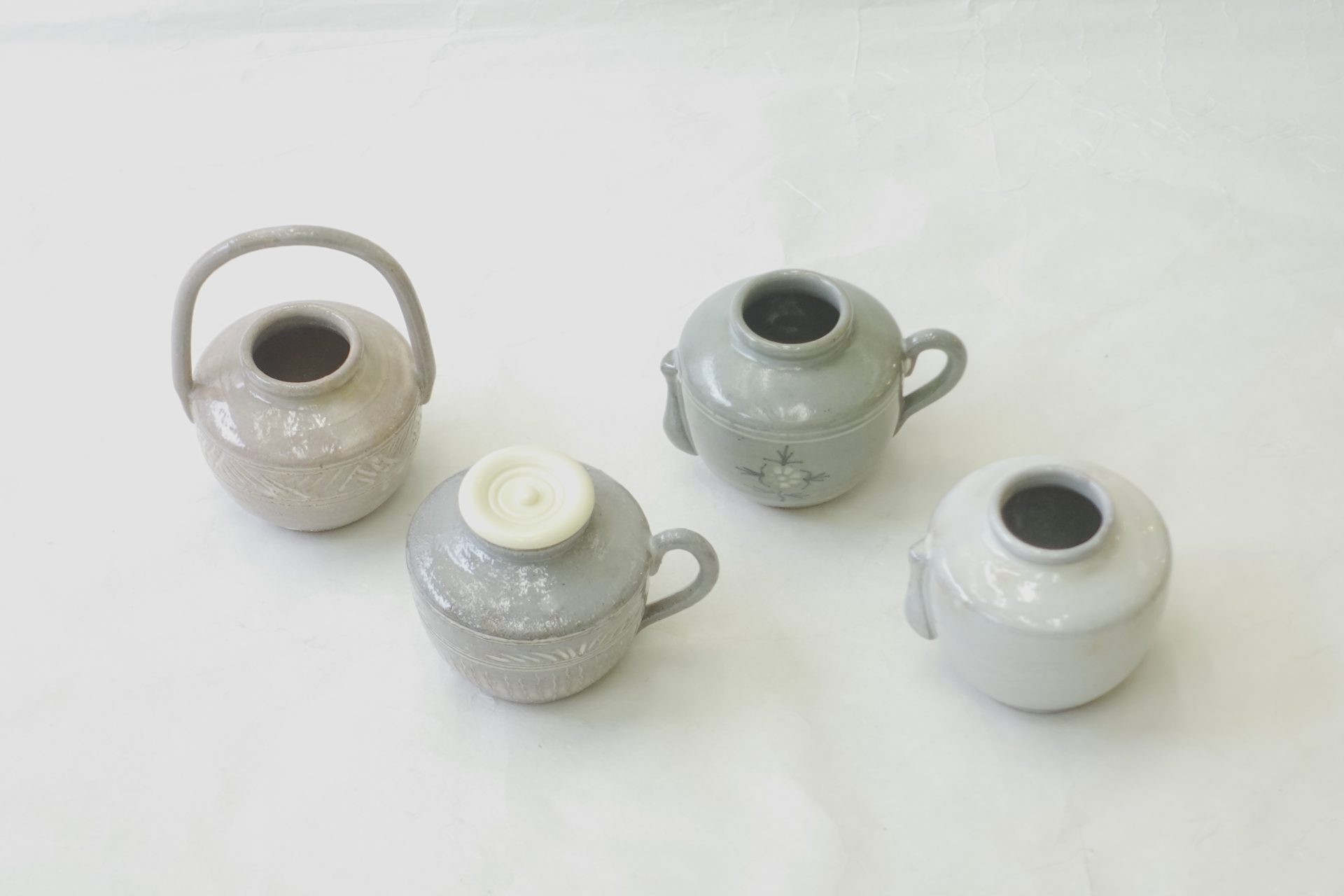 日本製 和の器 食器 贈り物 ギフト 記念品 引出物 法要 お返し 専門店 リアル店舗 高品質 安らぎ いやし よりおいしく 安心 機能的 長持ち 人気 おすすめ 高機能 ネット通販 ネットショップ オンラインショップ セレクトショップ 欲しい 購入 買う 買い物 岐阜県 岐阜市 美殿町 小林漆陶 陶器店 漆器店 茶道具店 特別な 選び抜かれた 品質重視 使いやすい 格安 老舗 誕生日 結婚 出産 入学 退職 母の日 父の日 敬老の日 クリスマス プレゼント 叙勲 長寿 新築 お祝い 御礼 内祝い 外国土産 海外みやげ 実店舗 使うと分かる 職人技 日本一の品揃え 日本一の在庫数 専門知識 百貨店にない 手作り お洒落 高級品 希少価値 上質な器 伝統工芸品 コスパ お値打ち お買い得 堅牢 飽きない 永く使える お気に入り 国産 料理が映える 満足感 豊かな食生活 豊かな食文化 こだわりの器 日本文化 他にない ここにしかない オリジナル 独自の 個性的 ここでしか買えない 超レアもの 一品もの 現品限り 入手困難 いい器 匠の技 美しい 実用的 外人が喜ぶ店 外人が珍しがる店 外人がうれしい店 日本各地の一級品を売る店 日本全国の器を売る店 本当にいいもの コスパ高い 一流品 修理 選りすぐりの逸品 周年記念 永年勤続表彰 退職記念 卒業記念 日本土産 岐阜土産 岐阜のおみやげ 岐阜の特産品 料理を引き立てる器 高級店 一流店 岐阜で一番 東海で一番 中部で一番 日本で一番 おしゃれな店 地域一番店清水焼 水出宋絢 四滴茶入 弦付 手瓶 油滴 水滴 薄茶器 替茶器 御本手 三島 粉引 青磁 JapanesetablewareJapanesecrafts Japaneseceramics Japanesepottery Handcrafted TraditionalCrafts Japaneseculture Traditionalart Japaneseteautensils TeaCeremony