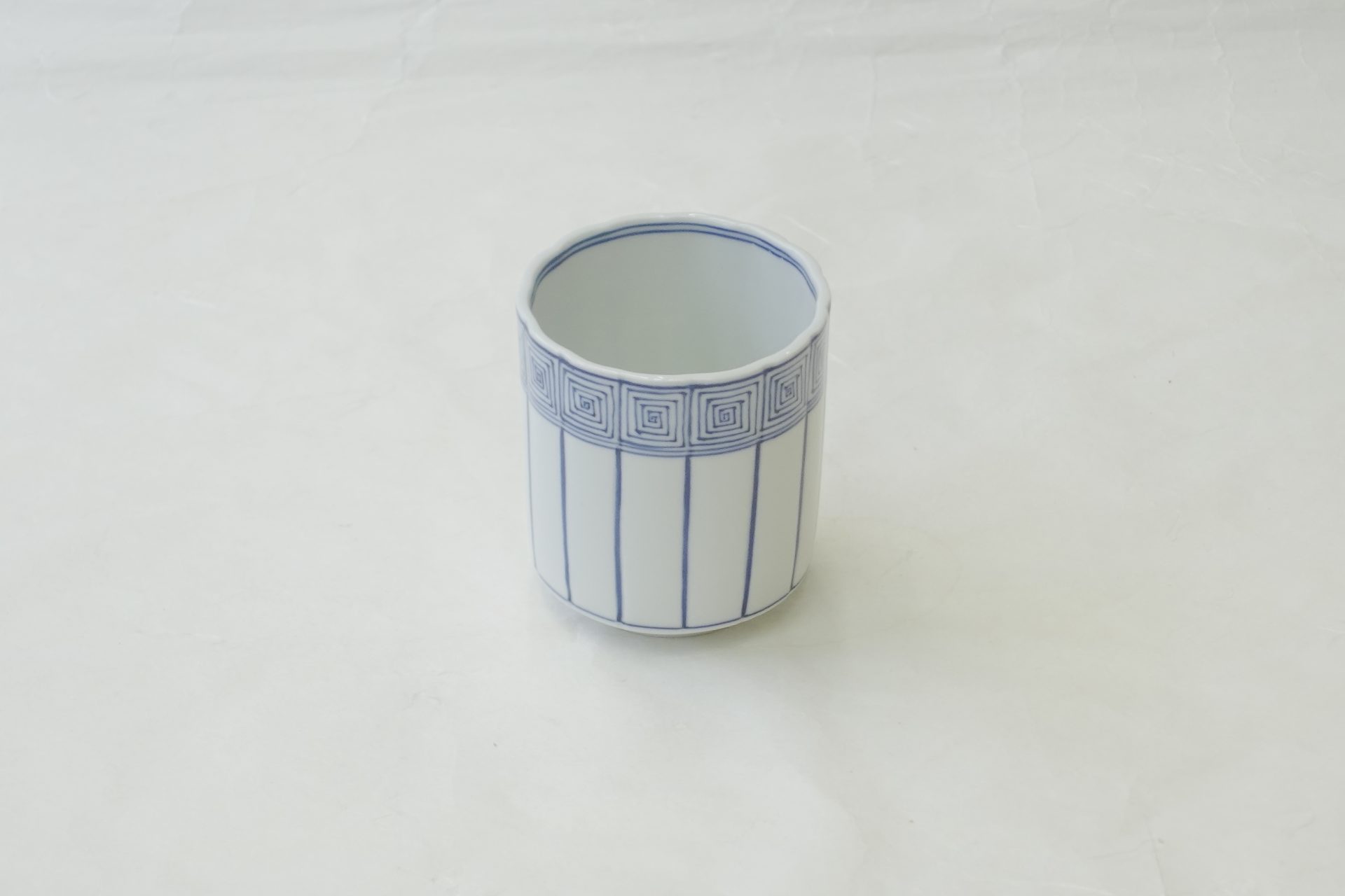 茶道 茶の湯 茶道具 清水焼 昭阿弥 火入れ 煙草の火種 莨盆 重要 桶側 白磁 染付 あっさり さわやか 江戸時代中期 寸胴型 シンプル 細身 スタイリッシュ コンパクト 定番 日本製 和の器 食器 贈り物 ギフト 記念品 引出物 法要 お返し 専門店 リアル店舗 高品質 安らぎ いやし よりおいしく 安心 機能的 長持ち 人気 おすすめ 高機能 ネット通販 ネットショップ オンラインショップ セレクトショップ 欲しい 購入 買う 買い物 岐阜県 岐阜市 美殿町 小林漆陶 陶器店 漆器店 茶道具店 特別な 選び抜かれた 品質重視 使いやすい 格安 老舗 誕生日 結婚 出産 入学 退職 母の日 父の日 敬老の日 クリスマス プレゼント 叙勲 長寿 新築 お祝い 御礼 内祝い 外国土産 海外みやげ 実店舗 使うと分かる 職人技 日本一の品揃え 日本一の在庫数 専門知識 百貨店にない 手作り お洒落 高級品 希少価値 上質な器 伝統工芸品 コスパ お値打ち お買い得 堅牢 飽きない 永く使える お気に入り 国産 料理が映える 満足感 豊かな食生活 豊かな食文化 こだわりの器 日本文化 他にない ここにしかない オリジナル 独自の 個性的 ここでしか買えない 超レアもの 一品もの 現品限り 入手困難 いい器 匠の技 美しい 実用的 外人が喜ぶ店 外人が珍しがる店 外人がうれしい店 日本各地の一級品を売る店 日本全国の器を売る店 本当にいいもの コスパ高い 一流品 修理 選りすぐりの逸品 周年記念 永年勤続表彰 退職記念 卒業記念 日本土産 岐阜土産 岐阜のおみやげ 岐阜の特産品 料理を引き立てる器 高級店 一流店 岐阜で一番 東海で一番 中部で一番 日本で一番 おしゃれな店 地域一番店 JapanesetablewareJapanesecrafts Japaneseceramics Japanesepottery Handcrafted TraditionalCrafts Japaneseculture Traditionalart Japaneseteautensils TeaCeremony