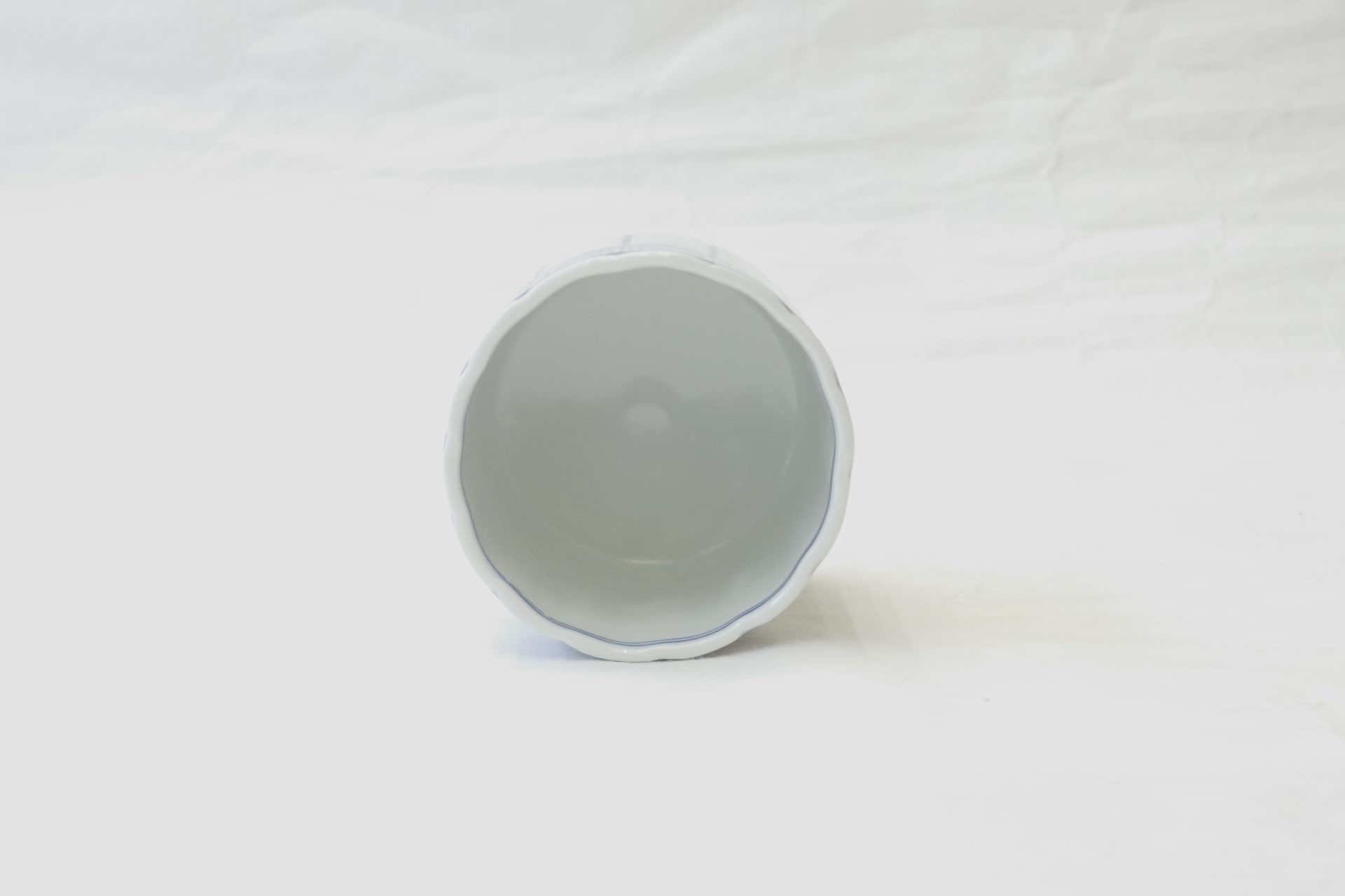 茶道 茶の湯 茶道具 清水焼 昭阿弥 火入れ 煙草の火種 莨盆 重要 桶側 白磁 染付 あっさり さわやか 江戸時代中期 寸胴型 シンプル 細身 スタイリッシュ コンパクト 定番 日本製 和の器 食器 贈り物 ギフト 記念品 引出物 法要 お返し 専門店 リアル店舗 高品質 安らぎ いやし よりおいしく 安心 機能的 長持ち 人気 おすすめ 高機能 ネット通販 ネットショップ オンラインショップ セレクトショップ 欲しい 購入 買う 買い物 岐阜県 岐阜市 美殿町 小林漆陶 陶器店 漆器店 茶道具店 特別な 選び抜かれた 品質重視 使いやすい 格安 老舗 誕生日 結婚 出産 入学 退職 母の日 父の日 敬老の日 クリスマス プレゼント 叙勲 長寿 新築 お祝い 御礼 内祝い 外国土産 海外みやげ 実店舗 使うと分かる 職人技 日本一の品揃え 日本一の在庫数 専門知識 百貨店にない 手作り お洒落 高級品 希少価値 上質な器 伝統工芸品 コスパ お値打ち お買い得 堅牢 飽きない 永く使える お気に入り 国産 料理が映える 満足感 豊かな食生活 豊かな食文化 こだわりの器 日本文化 他にない ここにしかない オリジナル 独自の 個性的 ここでしか買えない 超レアもの 一品もの 現品限り 入手困難 いい器 匠の技 美しい 実用的 外人が喜ぶ店 外人が珍しがる店 外人がうれしい店 日本各地の一級品を売る店 日本全国の器を売る店 本当にいいもの コスパ高い 一流品 修理 選りすぐりの逸品 周年記念 永年勤続表彰 退職記念 卒業記念 日本土産 岐阜土産 岐阜のおみやげ 岐阜の特産品 料理を引き立てる器 高級店 一流店 岐阜で一番 東海で一番 中部で一番 日本で一番 おしゃれな店 地域一番店 JapanesetablewareJapanesecrafts Japaneseceramics Japanesepottery Handcrafted TraditionalCrafts Japaneseculture Traditionalart Japaneseteautensils TeaCeremony