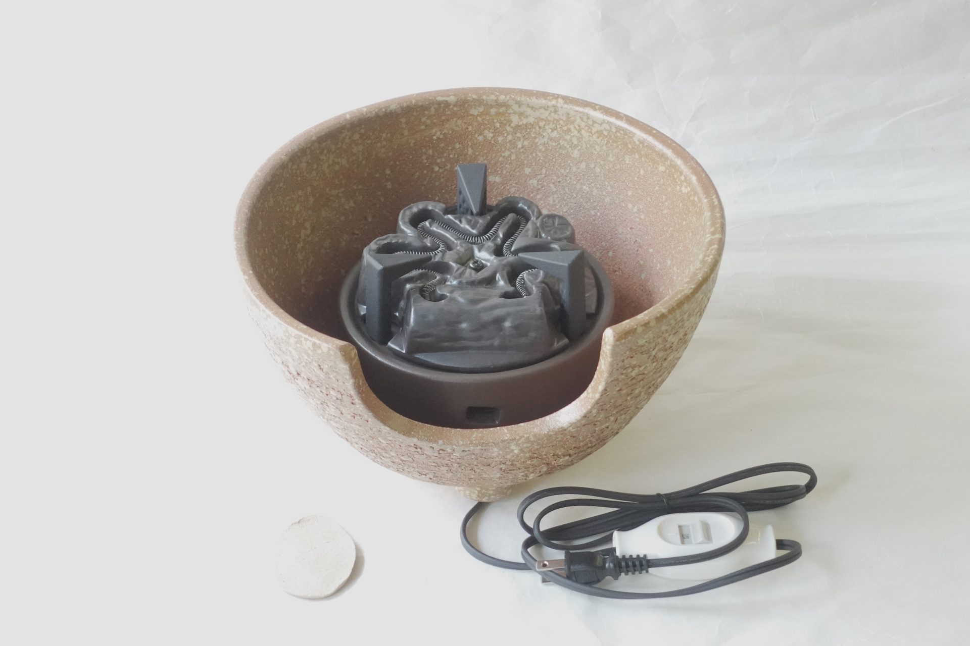 茶道 茶の湯 茶道具 信楽焼 瓶掛け 電熱器 セット 鉄瓶 湯を沸かす 手軽 焼き締め 本格的 荒々しい 十分な火力 五徳一体型 すぐに使える 日本製 和の器 食器 贈り物 ギフト 記念品 引出物 法要 お返し 専門店 リアル店舗 高品質 安らぎ いやし よりおいしく 安心 機能的 長持ち 人気 おすすめ 高機能 ネット通販 ネットショップ オンラインショップ セレクトショップ 欲しい 購入 買う 買い物 岐阜県 岐阜市 美殿町 小林漆陶 陶器店 漆器店 茶道具店 特別な 選び抜かれた 品質重視 使いやすい 格安 老舗 誕生日 結婚 出産 入学 退職 母の日 父の日 敬老の日 クリスマス プレゼント 叙勲 長寿 新築 お祝い 御礼 内祝い 外国土産 海外みやげ 実店舗 使うと分かる 職人技 日本一の品揃え 日本一の在庫数 専門知識 百貨店にない 手作り お洒落 高級品 希少価値 上質な器 伝統工芸品 コスパ お値打ち お買い得 堅牢 飽きない 永く使える お気に入り 国産 料理が映える 満足感 豊かな食生活 豊かな食文化 こだわりの器 日本文化 他にない ここにしかない オリジナル 独自の 個性的 ここでしか買えない 超レアもの 一品もの 現品限り 入手困難 いい器 匠の技 美しい 実用的 外人が喜ぶ店 外人が珍しがる店 外人がうれしい店 日本各地の一級品を売る店 日本全国の器を売る店 本当にいいもの コスパ高い 一流品 修理 選りすぐりの逸品 周年記念 永年勤続表彰 退職記念 卒業記念 日本土産 岐阜土産 岐阜のおみやげ 岐阜の特産品 料理を引き立てる器 高級店 一流店 岐阜で一番 東海で一番 中部で一番 日本で一番 おしゃれな店 地域一番店 JapanesetablewareJapanesecrafts Japaneseceramics Japanesepottery Handcrafted TraditionalCrafts Japaneseculture Traditionalart Japaneseteautensils TeaCeremony
