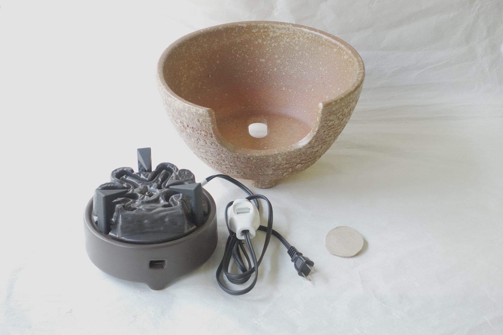 茶道 茶の湯 茶道具 信楽焼 瓶掛け 電熱器 セット 鉄瓶 湯を沸かす 手軽 焼き締め 本格的 荒々しい 十分な火力 五徳一体型 すぐに使える 日本製 和の器 食器 贈り物 ギフト 記念品 引出物 法要 お返し 専門店 リアル店舗 高品質 安らぎ いやし よりおいしく 安心 機能的 長持ち 人気 おすすめ 高機能 ネット通販 ネットショップ オンラインショップ セレクトショップ 欲しい 購入 買う 買い物 岐阜県 岐阜市 美殿町 小林漆陶 陶器店 漆器店 茶道具店 特別な 選び抜かれた 品質重視 使いやすい 格安 老舗 誕生日 結婚 出産 入学 退職 母の日 父の日 敬老の日 クリスマス プレゼント 叙勲 長寿 新築 お祝い 御礼 内祝い 外国土産 海外みやげ 実店舗 使うと分かる 職人技 日本一の品揃え 日本一の在庫数 専門知識 百貨店にない 手作り お洒落 高級品 希少価値 上質な器 伝統工芸品 コスパ お値打ち お買い得 堅牢 飽きない 永く使える お気に入り 国産 料理が映える 満足感 豊かな食生活 豊かな食文化 こだわりの器 日本文化 他にない ここにしかない オリジナル 独自の 個性的 ここでしか買えない 超レアもの 一品もの 現品限り 入手困難 いい器 匠の技 美しい 実用的 外人が喜ぶ店 外人が珍しがる店 外人がうれしい店 日本各地の一級品を売る店 日本全国の器を売る店 本当にいいもの コスパ高い 一流品 修理 選りすぐりの逸品 周年記念 永年勤続表彰 退職記念 卒業記念 日本土産 岐阜土産 岐阜のおみやげ 岐阜の特産品 料理を引き立てる器 高級店 一流店 岐阜で一番 東海で一番 中部で一番 日本で一番 おしゃれな店 地域一番店 JapanesetablewareJapanesecrafts Japaneseceramics Japanesepottery Handcrafted TraditionalCrafts Japaneseculture Traditionalart Japaneseteautensils TeaCeremony