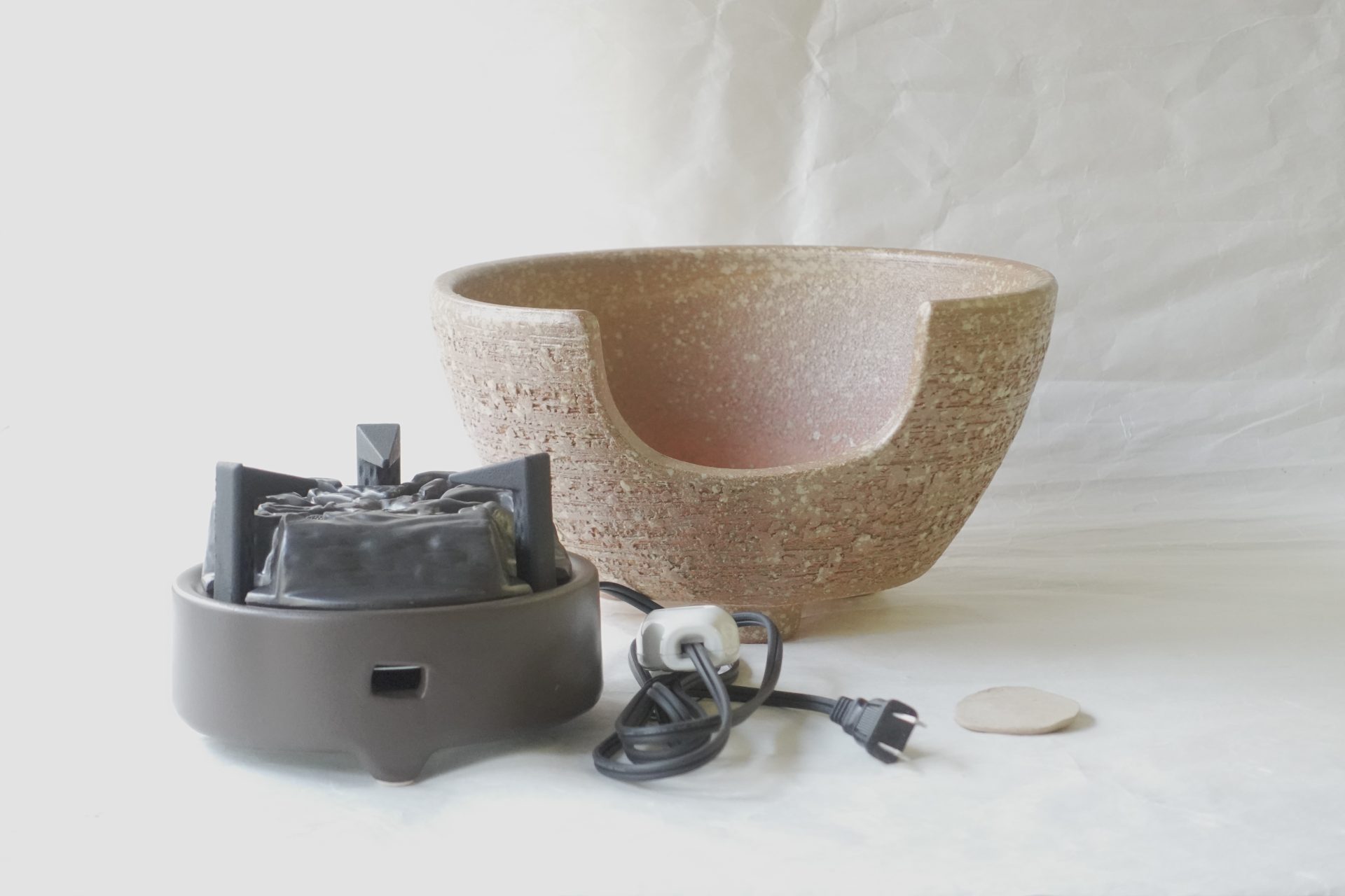茶道 茶の湯 茶道具 信楽焼 瓶掛け 電熱器 セット 鉄瓶 湯を沸かす 手軽 焼き締め 本格的 荒々しい 十分な火力 五徳一体型 すぐに使える 日本製 和の器 食器 贈り物 ギフト 記念品 引出物 法要 お返し 専門店 リアル店舗 高品質 安らぎ いやし よりおいしく 安心 機能的 長持ち 人気 おすすめ 高機能 ネット通販 ネットショップ オンラインショップ セレクトショップ 欲しい 購入 買う 買い物 岐阜県 岐阜市 美殿町 小林漆陶 陶器店 漆器店 茶道具店 特別な 選び抜かれた 品質重視 使いやすい 格安 老舗 誕生日 結婚 出産 入学 退職 母の日 父の日 敬老の日 クリスマス プレゼント 叙勲 長寿 新築 お祝い 御礼 内祝い 外国土産 海外みやげ 実店舗 使うと分かる 職人技 日本一の品揃え 日本一の在庫数 専門知識 百貨店にない 手作り お洒落 高級品 希少価値 上質な器 伝統工芸品 コスパ お値打ち お買い得 堅牢 飽きない 永く使える お気に入り 国産 料理が映える 満足感 豊かな食生活 豊かな食文化 こだわりの器 日本文化 他にない ここにしかない オリジナル 独自の 個性的 ここでしか買えない 超レアもの 一品もの 現品限り 入手困難 いい器 匠の技 美しい 実用的 外人が喜ぶ店 外人が珍しがる店 外人がうれしい店 日本各地の一級品を売る店 日本全国の器を売る店 本当にいいもの コスパ高い 一流品 修理 選りすぐりの逸品 周年記念 永年勤続表彰 退職記念 卒業記念 日本土産 岐阜土産 岐阜のおみやげ 岐阜の特産品 料理を引き立てる器 高級店 一流店 岐阜で一番 東海で一番 中部で一番 日本で一番 おしゃれな店 地域一番店 JapanesetablewareJapanesecrafts Japaneseceramics Japanesepottery Handcrafted TraditionalCrafts Japaneseculture Traditionalart Japaneseteautensils TeaCeremony