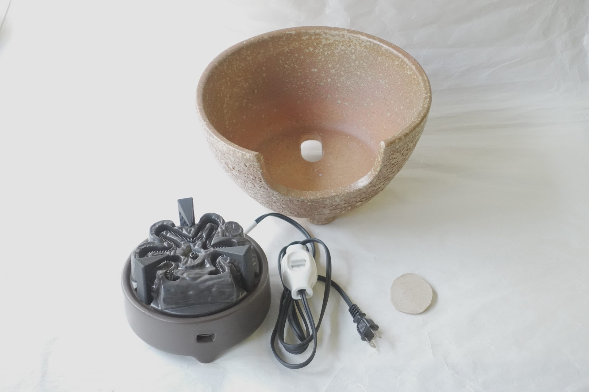 茶道 茶の湯 茶道具 信楽焼 瓶掛け 電熱器 セット 鉄瓶 湯を沸かす 手軽 焼き締め 本格的 荒々しい 十分な火力 五徳一体型 すぐに使える 日本製 和の器 食器 贈り物 ギフト 記念品 引出物 法要 お返し 専門店 リアル店舗 高品質 安らぎ いやし よりおいしく 安心 機能的 長持ち 人気 おすすめ 高機能 ネット通販 ネットショップ オンラインショップ セレクトショップ 欲しい 購入 買う 買い物 岐阜県 岐阜市 美殿町 小林漆陶 陶器店 漆器店 茶道具店 特別な 選び抜かれた 品質重視 使いやすい 格安 老舗 誕生日 結婚 出産 入学 退職 母の日 父の日 敬老の日 クリスマス プレゼント 叙勲 長寿 新築 お祝い 御礼 内祝い 外国土産 海外みやげ 実店舗 使うと分かる 職人技 日本一の品揃え 日本一の在庫数 専門知識 百貨店にない 手作り お洒落 高級品 希少価値 上質な器 伝統工芸品 コスパ お値打ち お買い得 堅牢 飽きない 永く使える お気に入り 国産 料理が映える 満足感 豊かな食生活 豊かな食文化 こだわりの器 日本文化 他にない ここにしかない オリジナル 独自の 個性的 ここでしか買えない 超レアもの 一品もの 現品限り 入手困難 いい器 匠の技 美しい 実用的 外人が喜ぶ店 外人が珍しがる店 外人がうれしい店 日本各地の一級品を売る店 日本全国の器を売る店 本当にいいもの コスパ高い 一流品 修理 選りすぐりの逸品 周年記念 永年勤続表彰 退職記念 卒業記念 日本土産 岐阜土産 岐阜のおみやげ 岐阜の特産品 料理を引き立てる器 高級店 一流店 岐阜で一番 東海で一番 中部で一番 日本で一番 おしゃれな店 地域一番店 JapanesetablewareJapanesecrafts Japaneseceramics Japanesepottery Handcrafted TraditionalCrafts Japaneseculture Traditionalart Japaneseteautensils TeaCeremony
