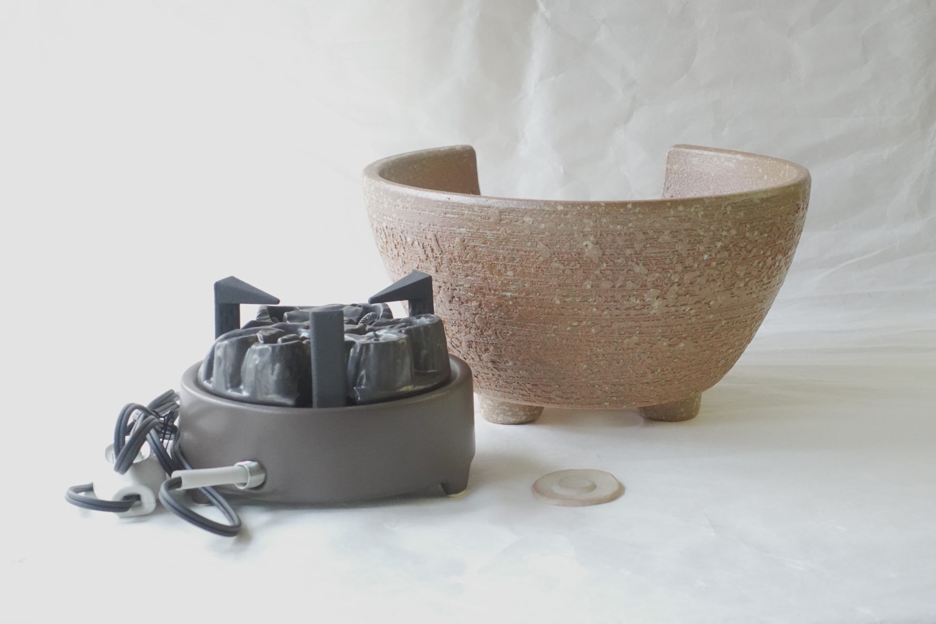 茶道 茶の湯 茶道具 信楽焼 瓶掛け 電熱器 セット 鉄瓶 湯を沸かす 手軽 焼き締め 本格的 荒々しい 十分な火力 五徳一体型 すぐに使える 日本製 和の器 食器 贈り物 ギフト 記念品 引出物 法要 お返し 専門店 リアル店舗 高品質 安らぎ いやし よりおいしく 安心 機能的 長持ち 人気 おすすめ 高機能 ネット通販 ネットショップ オンラインショップ セレクトショップ 欲しい 購入 買う 買い物 岐阜県 岐阜市 美殿町 小林漆陶 陶器店 漆器店 茶道具店 特別な 選び抜かれた 品質重視 使いやすい 格安 老舗 誕生日 結婚 出産 入学 退職 母の日 父の日 敬老の日 クリスマス プレゼント 叙勲 長寿 新築 お祝い 御礼 内祝い 外国土産 海外みやげ 実店舗 使うと分かる 職人技 日本一の品揃え 日本一の在庫数 専門知識 百貨店にない 手作り お洒落 高級品 希少価値 上質な器 伝統工芸品 コスパ お値打ち お買い得 堅牢 飽きない 永く使える お気に入り 国産 料理が映える 満足感 豊かな食生活 豊かな食文化 こだわりの器 日本文化 他にない ここにしかない オリジナル 独自の 個性的 ここでしか買えない 超レアもの 一品もの 現品限り 入手困難 いい器 匠の技 美しい 実用的 外人が喜ぶ店 外人が珍しがる店 外人がうれしい店 日本各地の一級品を売る店 日本全国の器を売る店 本当にいいもの コスパ高い 一流品 修理 選りすぐりの逸品 周年記念 永年勤続表彰 退職記念 卒業記念 日本土産 岐阜土産 岐阜のおみやげ 岐阜の特産品 料理を引き立てる器 高級店 一流店 岐阜で一番 東海で一番 中部で一番 日本で一番 おしゃれな店 地域一番店 JapanesetablewareJapanesecrafts Japaneseceramics Japanesepottery Handcrafted TraditionalCrafts Japaneseculture Traditionalart Japaneseteautensils TeaCeremony