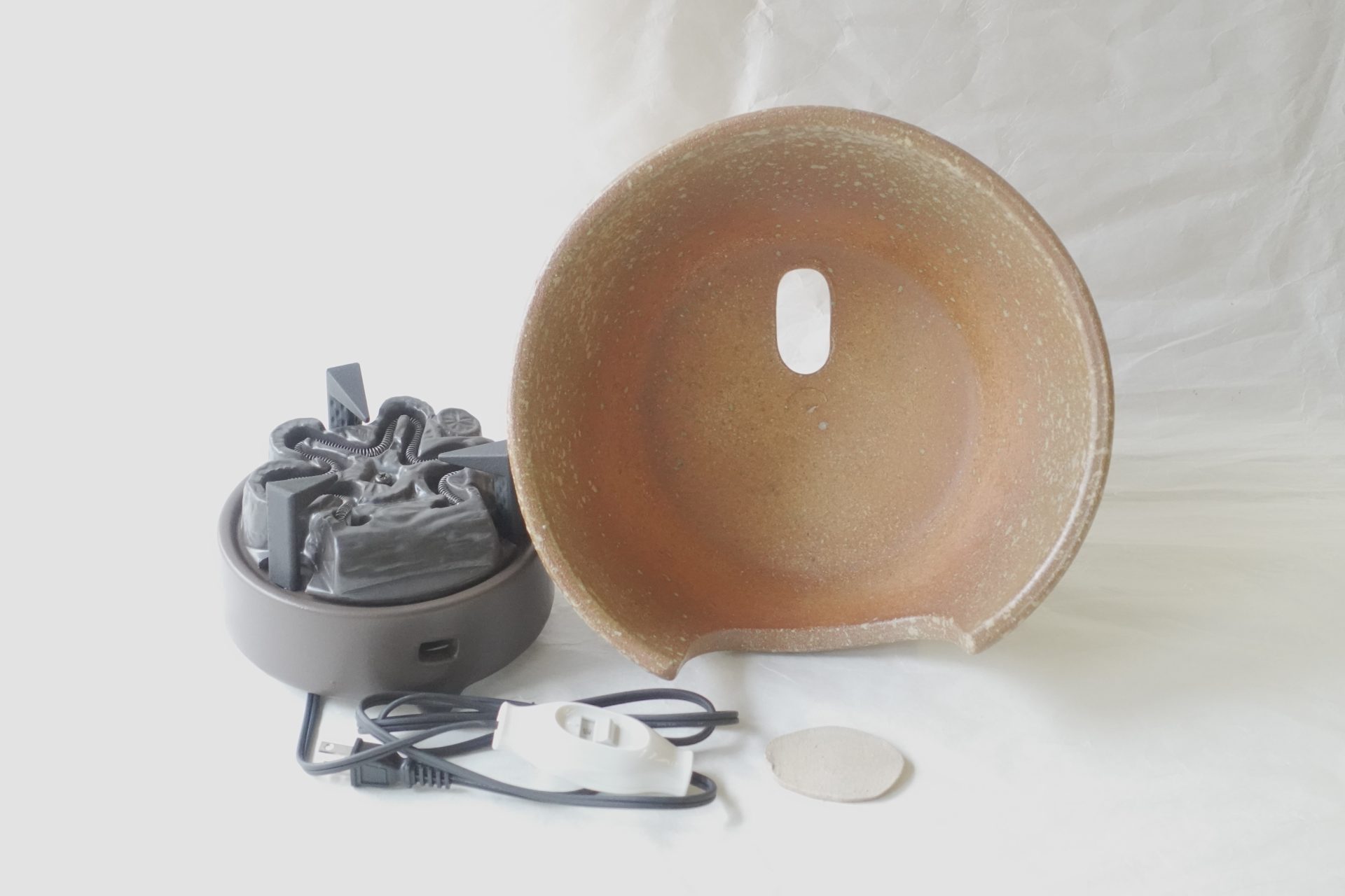 茶道 茶の湯 茶道具 信楽焼 瓶掛け 電熱器 セット 鉄瓶 湯を沸かす 手軽 焼き締め 本格的 荒々しい 十分な火力 五徳一体型 すぐに使える 日本製 和の器 食器 贈り物 ギフト 記念品 引出物 法要 お返し 専門店 リアル店舗 高品質 安らぎ いやし よりおいしく 安心 機能的 長持ち 人気 おすすめ 高機能 ネット通販 ネットショップ オンラインショップ セレクトショップ 欲しい 購入 買う 買い物 岐阜県 岐阜市 美殿町 小林漆陶 陶器店 漆器店 茶道具店 特別な 選び抜かれた 品質重視 使いやすい 格安 老舗 誕生日 結婚 出産 入学 退職 母の日 父の日 敬老の日 クリスマス プレゼント 叙勲 長寿 新築 お祝い 御礼 内祝い 外国土産 海外みやげ 実店舗 使うと分かる 職人技 日本一の品揃え 日本一の在庫数 専門知識 百貨店にない 手作り お洒落 高級品 希少価値 上質な器 伝統工芸品 コスパ お値打ち お買い得 堅牢 飽きない 永く使える お気に入り 国産 料理が映える 満足感 豊かな食生活 豊かな食文化 こだわりの器 日本文化 他にない ここにしかない オリジナル 独自の 個性的 ここでしか買えない 超レアもの 一品もの 現品限り 入手困難 いい器 匠の技 美しい 実用的 外人が喜ぶ店 外人が珍しがる店 外人がうれしい店 日本各地の一級品を売る店 日本全国の器を売る店 本当にいいもの コスパ高い 一流品 修理 選りすぐりの逸品 周年記念 永年勤続表彰 退職記念 卒業記念 日本土産 岐阜土産 岐阜のおみやげ 岐阜の特産品 料理を引き立てる器 高級店 一流店 岐阜で一番 東海で一番 中部で一番 日本で一番 おしゃれな店 地域一番店 JapanesetablewareJapanesecrafts Japaneseceramics Japanesepottery Handcrafted TraditionalCrafts Japaneseculture Traditionalart Japaneseteautensils TeaCeremony