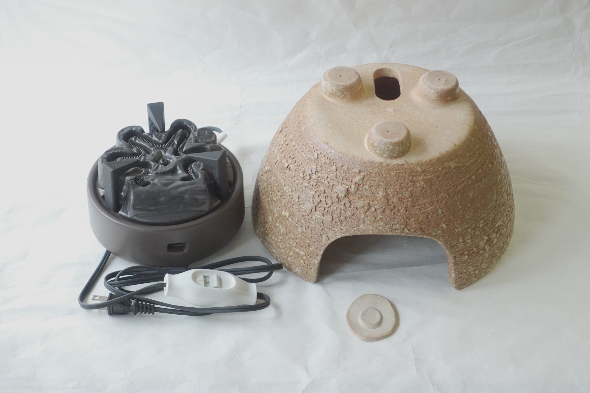 茶道 茶の湯 茶道具 信楽焼 瓶掛け 電熱器 セット 鉄瓶 湯を沸かす 手軽 焼き締め 本格的 荒々しい 十分な火力 五徳一体型 すぐに使える 日本製 和の器 食器 贈り物 ギフト 記念品 引出物 法要 お返し 専門店 リアル店舗 高品質 安らぎ いやし よりおいしく 安心 機能的 長持ち 人気 おすすめ 高機能 ネット通販 ネットショップ オンラインショップ セレクトショップ 欲しい 購入 買う 買い物 岐阜県 岐阜市 美殿町 小林漆陶 陶器店 漆器店 茶道具店 特別な 選び抜かれた 品質重視 使いやすい 格安 老舗 誕生日 結婚 出産 入学 退職 母の日 父の日 敬老の日 クリスマス プレゼント 叙勲 長寿 新築 お祝い 御礼 内祝い 外国土産 海外みやげ 実店舗 使うと分かる 職人技 日本一の品揃え 日本一の在庫数 専門知識 百貨店にない 手作り お洒落 高級品 希少価値 上質な器 伝統工芸品 コスパ お値打ち お買い得 堅牢 飽きない 永く使える お気に入り 国産 料理が映える 満足感 豊かな食生活 豊かな食文化 こだわりの器 日本文化 他にない ここにしかない オリジナル 独自の 個性的 ここでしか買えない 超レアもの 一品もの 現品限り 入手困難 いい器 匠の技 美しい 実用的 外人が喜ぶ店 外人が珍しがる店 外人がうれしい店 日本各地の一級品を売る店 日本全国の器を売る店 本当にいいもの コスパ高い 一流品 修理 選りすぐりの逸品 周年記念 永年勤続表彰 退職記念 卒業記念 日本土産 岐阜土産 岐阜のおみやげ 岐阜の特産品 料理を引き立てる器 高級店 一流店 岐阜で一番 東海で一番 中部で一番 日本で一番 おしゃれな店 地域一番店 JapanesetablewareJapanesecrafts Japaneseceramics Japanesepottery Handcrafted TraditionalCrafts Japaneseculture Traditionalart Japaneseteautensils TeaCeremony