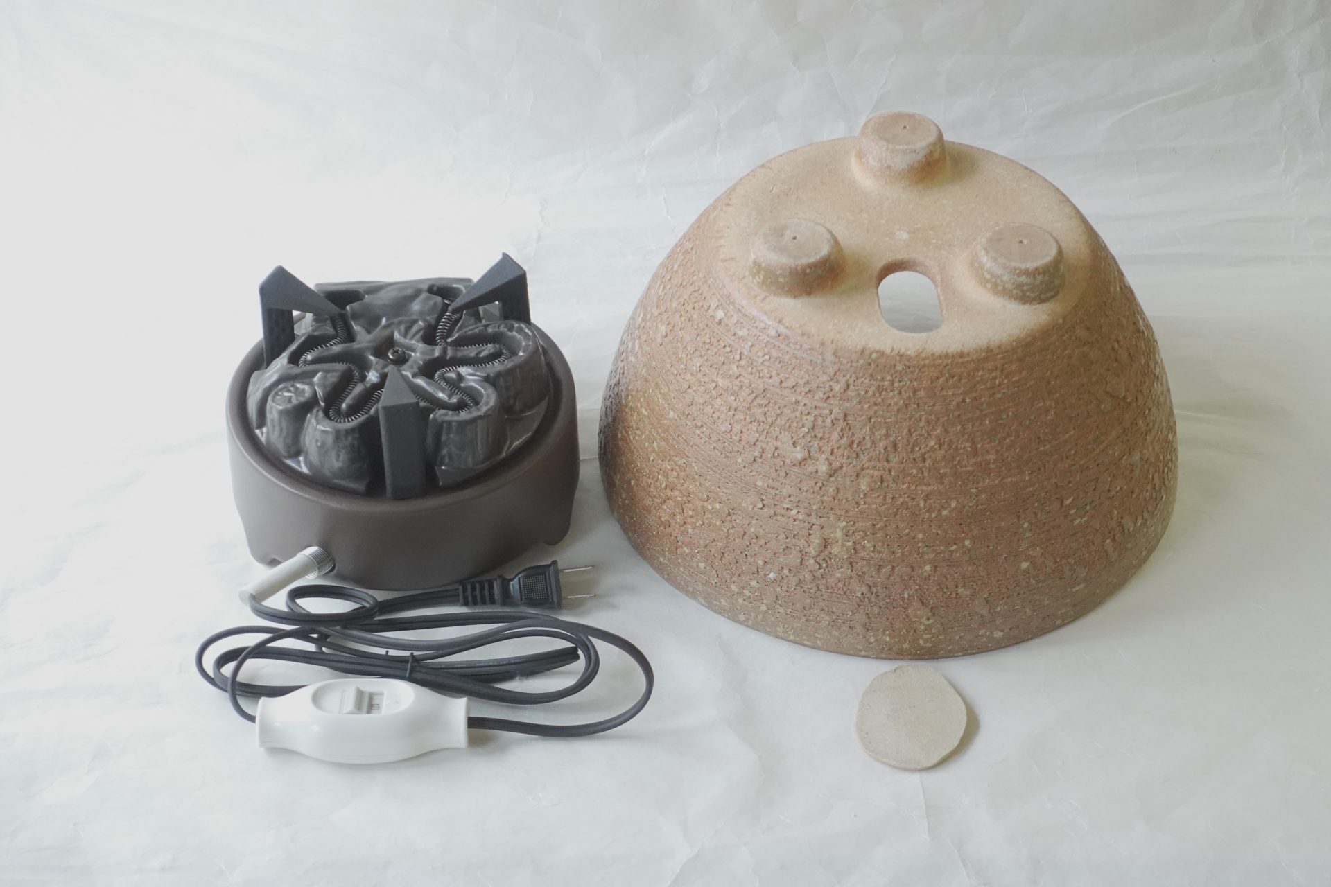 茶道 茶の湯 茶道具 信楽焼 瓶掛け 電熱器 セット 鉄瓶 湯を沸かす 手軽 焼き締め 本格的 荒々しい 十分な火力 五徳一体型 すぐに使える 日本製 和の器 食器 贈り物 ギフト 記念品 引出物 法要 お返し 専門店 リアル店舗 高品質 安らぎ いやし よりおいしく 安心 機能的 長持ち 人気 おすすめ 高機能 ネット通販 ネットショップ オンラインショップ セレクトショップ 欲しい 購入 買う 買い物 岐阜県 岐阜市 美殿町 小林漆陶 陶器店 漆器店 茶道具店 特別な 選び抜かれた 品質重視 使いやすい 格安 老舗 誕生日 結婚 出産 入学 退職 母の日 父の日 敬老の日 クリスマス プレゼント 叙勲 長寿 新築 お祝い 御礼 内祝い 外国土産 海外みやげ 実店舗 使うと分かる 職人技 日本一の品揃え 日本一の在庫数 専門知識 百貨店にない 手作り お洒落 高級品 希少価値 上質な器 伝統工芸品 コスパ お値打ち お買い得 堅牢 飽きない 永く使える お気に入り 国産 料理が映える 満足感 豊かな食生活 豊かな食文化 こだわりの器 日本文化 他にない ここにしかない オリジナル 独自の 個性的 ここでしか買えない 超レアもの 一品もの 現品限り 入手困難 いい器 匠の技 美しい 実用的 外人が喜ぶ店 外人が珍しがる店 外人がうれしい店 日本各地の一級品を売る店 日本全国の器を売る店 本当にいいもの コスパ高い 一流品 修理 選りすぐりの逸品 周年記念 永年勤続表彰 退職記念 卒業記念 日本土産 岐阜土産 岐阜のおみやげ 岐阜の特産品 料理を引き立てる器 高級店 一流店 岐阜で一番 東海で一番 中部で一番 日本で一番 おしゃれな店 地域一番店 JapanesetablewareJapanesecrafts Japaneseceramics Japanesepottery Handcrafted TraditionalCrafts Japaneseculture Traditionalart Japaneseteautensils TeaCeremony