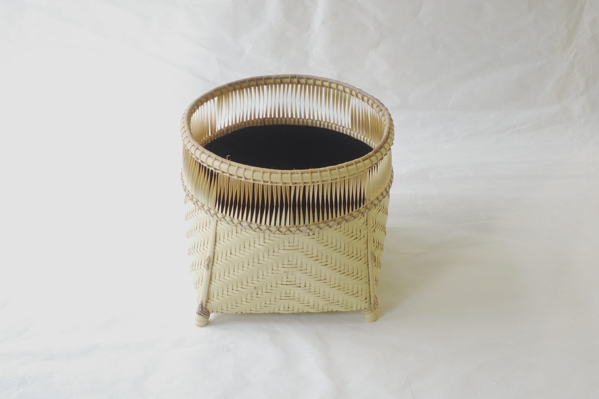 茶道 茶の湯 茶道具 和田菁竺 風炉用 炭斗 すみとり 炭点前 網代編み 細かい 丁寧な仕上げ 淡々斎好み写 軽い 日本製 和の器 食器 贈り物 ギフト 記念品 引出物 法要 お返し 専門店 リアル店舗 高品質 安らぎ いやし よりおいしく 安心 機能的 長持ち 人気 おすすめ 高機能 ネット通販 ネットショップ オンラインショップ セレクトショップ 欲しい 購入 買う 買い物 岐阜県 岐阜市 美殿町 小林漆陶 陶器店 漆器店 茶道具店 特別な 選び抜かれた 品質重視 使いやすい 格安 老舗 誕生日 結婚 出産 入学 退職 母の日 父の日 敬老の日 クリスマス プレゼント 叙勲 長寿 新築 お祝い 御礼 内祝い 外国土産 海外みやげ 実店舗 使うと分かる 職人技 日本一の品揃え 日本一の在庫数 専門知識 百貨店にない 手作り お洒落 高級品 希少価値 上質な器 伝統工芸品 コスパ お値打ち お買い得 堅牢 飽きない 永く使える お気に入り 国産 料理が映える 満足感 豊かな食生活 豊かな食文化 こだわりの器 日本文化 他にない ここにしかない オリジナル 独自の 個性的 ここでしか買えない 超レアもの 一品もの 現品限り 入手困難 いい器 匠の技 美しい 実用的 外人が喜ぶ店 外人が珍しがる店 外人がうれしい店 日本各地の一級品を売る店 日本全国の器を売る店 本当にいいもの コスパ高い 一流品 修理 選りすぐりの逸品 周年記念 永年勤続表彰 退職記念 卒業記念 日本土産 岐阜土産 岐阜のおみやげ 岐阜の特産品 料理を引き立てる器 高級店 一流店 岐阜で一番 東海で一番 中部で一番 日本で一番 おしゃれな店 地域一番店 JapanesetablewareJapanesecrafts Handcrafted TraditionalCrafts Japaneseculture Traditionalart Japaneseteautensils TeaCeremony Japaneselacquerware