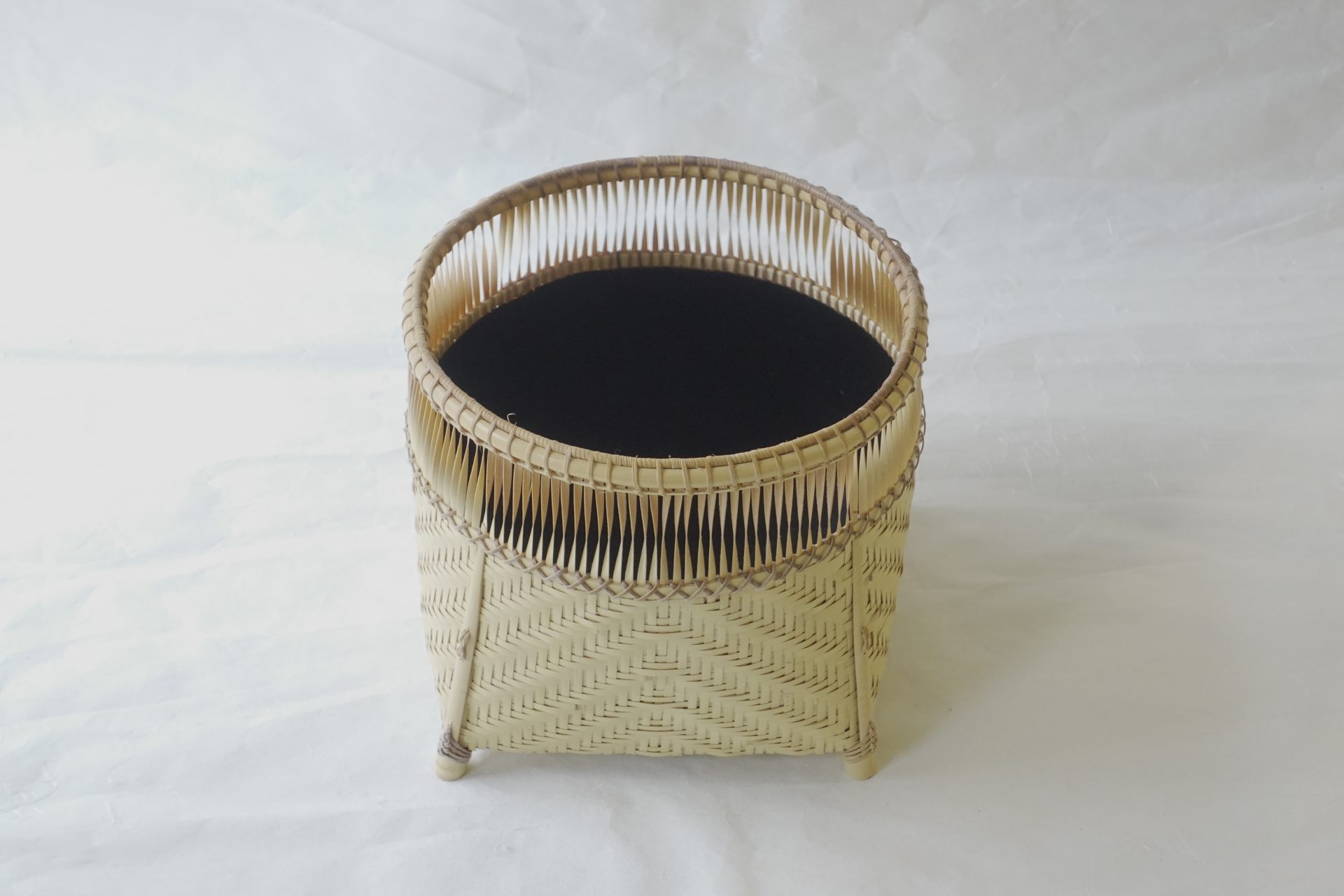 茶道 茶の湯 茶道具 和田菁竺 風炉用 炭斗 すみとり 炭点前 網代編み 細かい 丁寧な仕上げ 淡々斎好み写 軽い 日本製 和の器 食器 贈り物 ギフト 記念品 引出物 法要 お返し 専門店 リアル店舗 高品質 安らぎ いやし よりおいしく 安心 機能的 長持ち 人気 おすすめ 高機能 ネット通販 ネットショップ オンラインショップ セレクトショップ 欲しい 購入 買う 買い物 岐阜県 岐阜市 美殿町 小林漆陶 陶器店 漆器店 茶道具店 特別な 選び抜かれた 品質重視 使いやすい 格安 老舗 誕生日 結婚 出産 入学 退職 母の日 父の日 敬老の日 クリスマス プレゼント 叙勲 長寿 新築 お祝い 御礼 内祝い 外国土産 海外みやげ 実店舗 使うと分かる 職人技 日本一の品揃え 日本一の在庫数 専門知識 百貨店にない 手作り お洒落 高級品 希少価値 上質な器 伝統工芸品 コスパ お値打ち お買い得 堅牢 飽きない 永く使える お気に入り 国産 料理が映える 満足感 豊かな食生活 豊かな食文化 こだわりの器 日本文化 他にない ここにしかない オリジナル 独自の 個性的 ここでしか買えない 超レアもの 一品もの 現品限り 入手困難 いい器 匠の技 美しい 実用的 外人が喜ぶ店 外人が珍しがる店 外人がうれしい店 日本各地の一級品を売る店 日本全国の器を売る店 本当にいいもの コスパ高い 一流品 修理 選りすぐりの逸品 周年記念 永年勤続表彰 退職記念 卒業記念 日本土産 岐阜土産 岐阜のおみやげ 岐阜の特産品 料理を引き立てる器 高級店 一流店 岐阜で一番 東海で一番 中部で一番 日本で一番 おしゃれな店 地域一番店 JapanesetablewareJapanesecrafts Handcrafted TraditionalCrafts Japaneseculture Traditionalart Japaneseteautensils TeaCeremony Japaneselacquerware