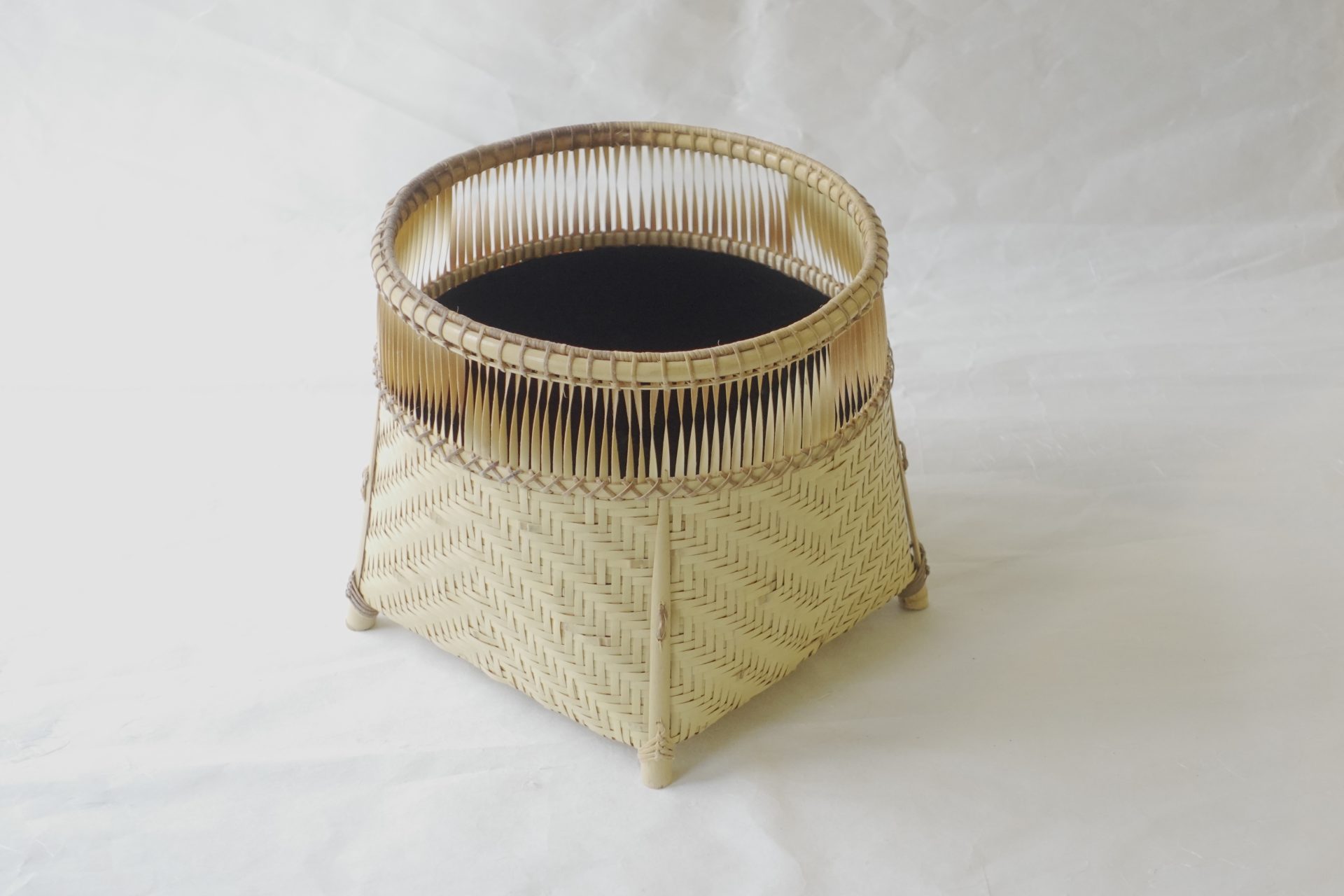 茶道 茶の湯 茶道具 和田菁竺 風炉用 炭斗 すみとり 炭点前 網代編み 細かい 丁寧な仕上げ 淡々斎好み写 軽い 日本製 和の器 食器 贈り物 ギフト 記念品 引出物 法要 お返し 専門店 リアル店舗 高品質 安らぎ いやし よりおいしく 安心 機能的 長持ち 人気 おすすめ 高機能 ネット通販 ネットショップ オンラインショップ セレクトショップ 欲しい 購入 買う 買い物 岐阜県 岐阜市 美殿町 小林漆陶 陶器店 漆器店 茶道具店 特別な 選び抜かれた 品質重視 使いやすい 格安 老舗 誕生日 結婚 出産 入学 退職 母の日 父の日 敬老の日 クリスマス プレゼント 叙勲 長寿 新築 お祝い 御礼 内祝い 外国土産 海外みやげ 実店舗 使うと分かる 職人技 日本一の品揃え 日本一の在庫数 専門知識 百貨店にない 手作り お洒落 高級品 希少価値 上質な器 伝統工芸品 コスパ お値打ち お買い得 堅牢 飽きない 永く使える お気に入り 国産 料理が映える 満足感 豊かな食生活 豊かな食文化 こだわりの器 日本文化 他にない ここにしかない オリジナル 独自の 個性的 ここでしか買えない 超レアもの 一品もの 現品限り 入手困難 いい器 匠の技 美しい 実用的 外人が喜ぶ店 外人が珍しがる店 外人がうれしい店 日本各地の一級品を売る店 日本全国の器を売る店 本当にいいもの コスパ高い 一流品 修理 選りすぐりの逸品 周年記念 永年勤続表彰 退職記念 卒業記念 日本土産 岐阜土産 岐阜のおみやげ 岐阜の特産品 料理を引き立てる器 高級店 一流店 岐阜で一番 東海で一番 中部で一番 日本で一番 おしゃれな店 地域一番店 JapanesetablewareJapanesecrafts Handcrafted TraditionalCrafts Japaneseculture Traditionalart Japaneseteautensils TeaCeremony Japaneselacquerware