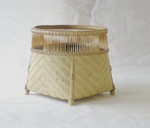 茶道 茶の湯 茶道具 和田菁竺 風炉用 炭斗 すみとり 炭点前 網代編み 細かい 丁寧な仕上げ 淡々斎好み写 軽い 日本製 和の器 食器 贈り物 ギフト 記念品 引出物 法要 お返し 専門店 リアル店舗 高品質 安らぎ いやし よりおいしく 安心 機能的 長持ち 人気 おすすめ 高機能 ネット通販 ネットショップ オンラインショップ セレクトショップ 欲しい 購入 買う 買い物 岐阜県 岐阜市 美殿町 小林漆陶 陶器店 漆器店 茶道具店 特別な 選び抜かれた 品質重視 使いやすい 格安 老舗 誕生日 結婚 出産 入学 退職 母の日 父の日 敬老の日 クリスマス プレゼント 叙勲 長寿 新築 お祝い 御礼 内祝い 外国土産 海外みやげ 実店舗 使うと分かる 職人技 日本一の品揃え 日本一の在庫数 専門知識 百貨店にない 手作り お洒落 高級品 希少価値 上質な器 伝統工芸品 コスパ お値打ち お買い得 堅牢 飽きない 永く使える お気に入り 国産 料理が映える 満足感 豊かな食生活 豊かな食文化 こだわりの器 日本文化 他にない ここにしかない オリジナル 独自の 個性的 ここでしか買えない 超レアもの 一品もの 現品限り 入手困難 いい器 匠の技 美しい 実用的 外人が喜ぶ店 外人が珍しがる店 外人がうれしい店 日本各地の一級品を売る店 日本全国の器を売る店 本当にいいもの コスパ高い 一流品 修理 選りすぐりの逸品 周年記念 永年勤続表彰 退職記念 卒業記念 日本土産 岐阜土産 岐阜のおみやげ 岐阜の特産品 料理を引き立てる器 高級店 一流店 岐阜で一番 東海で一番 中部で一番 日本で一番 おしゃれな店 地域一番店 JapanesetablewareJapanesecrafts Handcrafted TraditionalCrafts Japaneseculture Traditionalart Japaneseteautensils TeaCeremony Japaneselacquerware