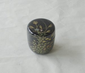茶道 茶の湯 茶道具 越前塗 宮田宗景 中棗 木製 うるし 蒔絵 茶器 棗 木地 黒うるし 秋草 高い技術 豪華 螺鈿 らでん 美しい 秋の情景 逸品 日本製 和の器 食器 贈り物 ギフト 記念品 引出物 法要 お返し 専門店 リアル店舗 高品質 安らぎ いやし よりおいしく 安心 機能的 長持ち 人気 おすすめ 高機能 ネット通販 ネットショップ オンラインショップ セレクトショップ 欲しい 購入 買う 買い物 岐阜県 岐阜市 美殿町 小林漆陶 陶器店 漆器店 茶道具店 特別な 選び抜かれた 品質重視 使いやすい 格安 老舗 誕生日 結婚 出産 入学 退職 母の日 父の日 敬老の日 クリスマス プレゼント 叙勲 長寿 新築 お祝い 御礼 内祝い 外国土産 海外みやげ 実店舗 使うと分かる 職人技 日本一の品揃え 日本一の在庫数 専門知識 百貨店にない 手作り お洒落 高級品 希少価値 上質な器 伝統工芸品 コスパ お値打ち お買い得 堅牢 飽きない 永く使える お気に入り 国産 料理が映える 満足感 豊かな食生活 豊かな食文化 こだわりの器 日本文化 他にない ここにしかない オリジナル 独自の 個性的 ここでしか買えない 超レアもの 一品もの 現品限り 入手困難 いい器 匠の技 美しい 実用的 外人が喜ぶ店 外人が珍しがる店 外人がうれしい店 日本各地の一級品を売る店 日本全国の器を売る店 本当にいいもの コスパ高い 一流品 修理 選りすぐりの逸品 周年記念 永年勤続表彰 退職記念 卒業記念 日本土産 岐阜土産 岐阜のおみやげ 岐阜の特産品 料理を引き立てる器 高級店 一流店 岐阜で一番 東海で一番 中部で一番 日本で一番 おしゃれな店 地域一番店 JapanesetablewareJapanesecrafts Handcrafted TraditionalCrafts Japaneseculture Traditionalart Japaneseteautensils TeaCeremony Japaneselacquerware