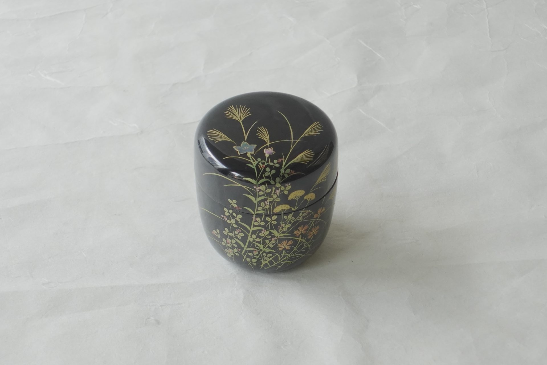 茶道 茶の湯 茶道具 越前塗 宮田宗景 中棗 木製 うるし 蒔絵 茶器 棗 木地 黒うるし 秋草 高い技術 豪華 螺鈿 らでん 美しい 秋の情景 逸品 日本製 和の器 食器 贈り物 ギフト 記念品 引出物 法要 お返し 専門店 リアル店舗 高品質 安らぎ いやし よりおいしく 安心 機能的 長持ち 人気 おすすめ 高機能 ネット通販 ネットショップ オンラインショップ セレクトショップ 欲しい 購入 買う 買い物 岐阜県 岐阜市 美殿町 小林漆陶 陶器店 漆器店 茶道具店 特別な 選び抜かれた 品質重視 使いやすい 格安 老舗 誕生日 結婚 出産 入学 退職 母の日 父の日 敬老の日 クリスマス プレゼント 叙勲 長寿 新築 お祝い 御礼 内祝い 外国土産 海外みやげ 実店舗 使うと分かる 職人技 日本一の品揃え 日本一の在庫数 専門知識 百貨店にない 手作り お洒落 高級品 希少価値 上質な器 伝統工芸品 コスパ お値打ち お買い得 堅牢 飽きない 永く使える お気に入り 国産 料理が映える 満足感 豊かな食生活 豊かな食文化 こだわりの器 日本文化 他にない ここにしかない オリジナル 独自の 個性的 ここでしか買えない 超レアもの 一品もの 現品限り 入手困難 いい器 匠の技 美しい 実用的 外人が喜ぶ店 外人が珍しがる店 外人がうれしい店 日本各地の一級品を売る店 日本全国の器を売る店 本当にいいもの コスパ高い 一流品 修理 選りすぐりの逸品 周年記念 永年勤続表彰 退職記念 卒業記念 日本土産 岐阜土産 岐阜のおみやげ 岐阜の特産品 料理を引き立てる器 高級店 一流店 岐阜で一番 東海で一番 中部で一番 日本で一番 おしゃれな店 地域一番店 JapanesetablewareJapanesecrafts Handcrafted TraditionalCrafts Japaneseculture Traditionalart Japaneseteautensils TeaCeremony Japaneselacquerware