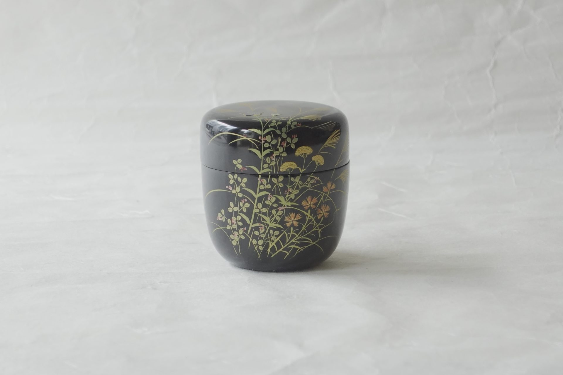 茶道 茶の湯 茶道具 越前塗 宮田宗景 中棗 木製 うるし 蒔絵 茶器 棗 木地 黒うるし 秋草 高い技術 豪華 螺鈿 らでん 美しい 秋の情景 逸品 日本製 和の器 食器 贈り物 ギフト 記念品 引出物 法要 お返し 専門店 リアル店舗 高品質 安らぎ いやし よりおいしく 安心 機能的 長持ち 人気 おすすめ 高機能 ネット通販 ネットショップ オンラインショップ セレクトショップ 欲しい 購入 買う 買い物 岐阜県 岐阜市 美殿町 小林漆陶 陶器店 漆器店 茶道具店 特別な 選び抜かれた 品質重視 使いやすい 格安 老舗 誕生日 結婚 出産 入学 退職 母の日 父の日 敬老の日 クリスマス プレゼント 叙勲 長寿 新築 お祝い 御礼 内祝い 外国土産 海外みやげ 実店舗 使うと分かる 職人技 日本一の品揃え 日本一の在庫数 専門知識 百貨店にない 手作り お洒落 高級品 希少価値 上質な器 伝統工芸品 コスパ お値打ち お買い得 堅牢 飽きない 永く使える お気に入り 国産 料理が映える 満足感 豊かな食生活 豊かな食文化 こだわりの器 日本文化 他にない ここにしかない オリジナル 独自の 個性的 ここでしか買えない 超レアもの 一品もの 現品限り 入手困難 いい器 匠の技 美しい 実用的 外人が喜ぶ店 外人が珍しがる店 外人がうれしい店 日本各地の一級品を売る店 日本全国の器を売る店 本当にいいもの コスパ高い 一流品 修理 選りすぐりの逸品 周年記念 永年勤続表彰 退職記念 卒業記念 日本土産 岐阜土産 岐阜のおみやげ 岐阜の特産品 料理を引き立てる器 高級店 一流店 岐阜で一番 東海で一番 中部で一番 日本で一番 おしゃれな店 地域一番店 JapanesetablewareJapanesecrafts Handcrafted TraditionalCrafts Japaneseculture Traditionalart Japaneseteautensils TeaCeremony Japaneselacquerware