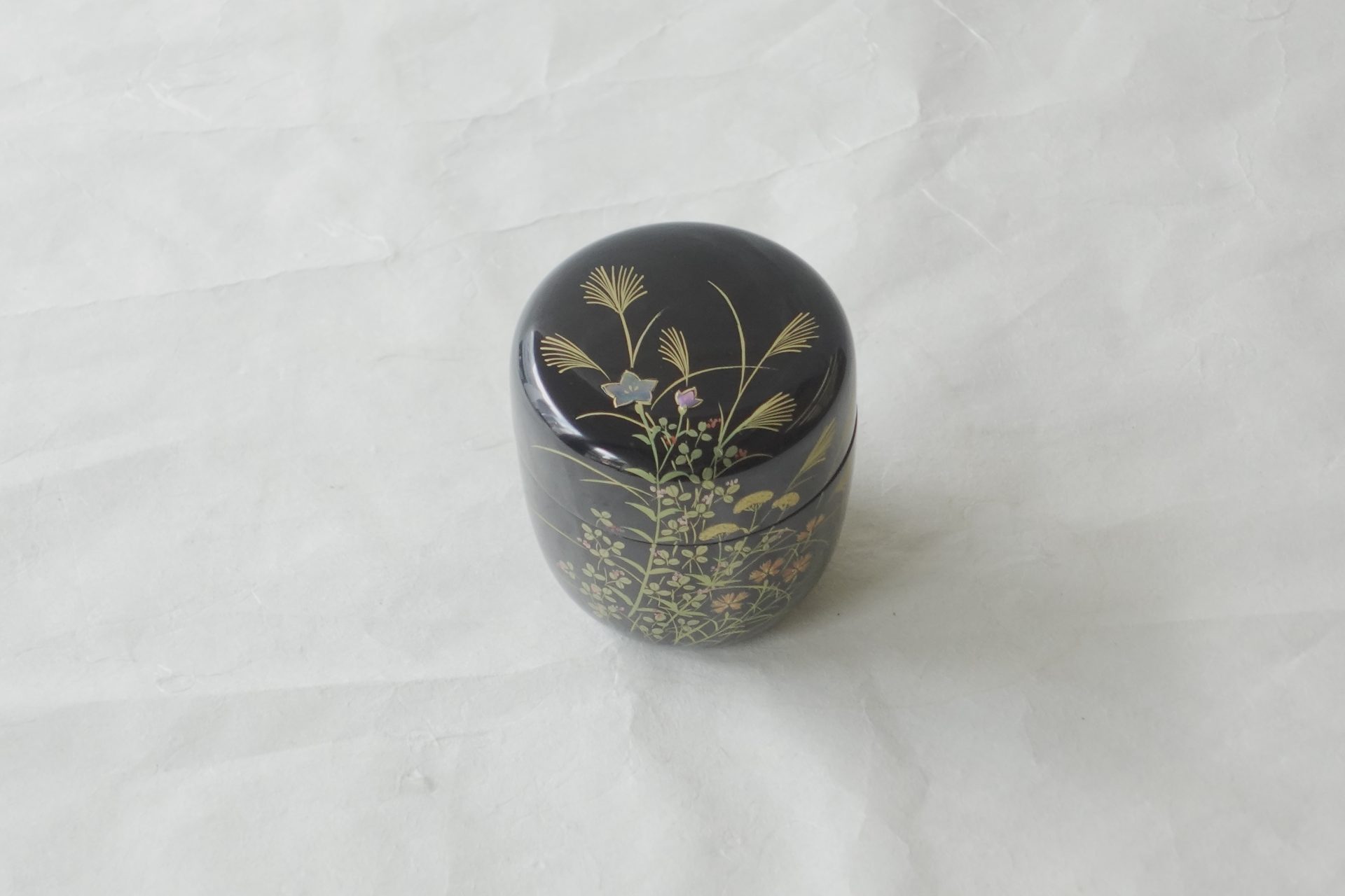 茶道 茶の湯 茶道具 越前塗 宮田宗景 中棗 木製 うるし 蒔絵 茶器 棗 木地 黒うるし 秋草 高い技術 豪華 螺鈿 らでん 美しい 秋の情景 逸品 日本製 和の器 食器 贈り物 ギフト 記念品 引出物 法要 お返し 専門店 リアル店舗 高品質 安らぎ いやし よりおいしく 安心 機能的 長持ち 人気 おすすめ 高機能 ネット通販 ネットショップ オンラインショップ セレクトショップ 欲しい 購入 買う 買い物 岐阜県 岐阜市 美殿町 小林漆陶 陶器店 漆器店 茶道具店 特別な 選び抜かれた 品質重視 使いやすい 格安 老舗 誕生日 結婚 出産 入学 退職 母の日 父の日 敬老の日 クリスマス プレゼント 叙勲 長寿 新築 お祝い 御礼 内祝い 外国土産 海外みやげ 実店舗 使うと分かる 職人技 日本一の品揃え 日本一の在庫数 専門知識 百貨店にない 手作り お洒落 高級品 希少価値 上質な器 伝統工芸品 コスパ お値打ち お買い得 堅牢 飽きない 永く使える お気に入り 国産 料理が映える 満足感 豊かな食生活 豊かな食文化 こだわりの器 日本文化 他にない ここにしかない オリジナル 独自の 個性的 ここでしか買えない 超レアもの 一品もの 現品限り 入手困難 いい器 匠の技 美しい 実用的 外人が喜ぶ店 外人が珍しがる店 外人がうれしい店 日本各地の一級品を売る店 日本全国の器を売る店 本当にいいもの コスパ高い 一流品 修理 選りすぐりの逸品 周年記念 永年勤続表彰 退職記念 卒業記念 日本土産 岐阜土産 岐阜のおみやげ 岐阜の特産品 料理を引き立てる器 高級店 一流店 岐阜で一番 東海で一番 中部で一番 日本で一番 おしゃれな店 地域一番店 JapanesetablewareJapanesecrafts Handcrafted TraditionalCrafts Japaneseculture Traditionalart Japaneseteautensils TeaCeremony Japaneselacquerware