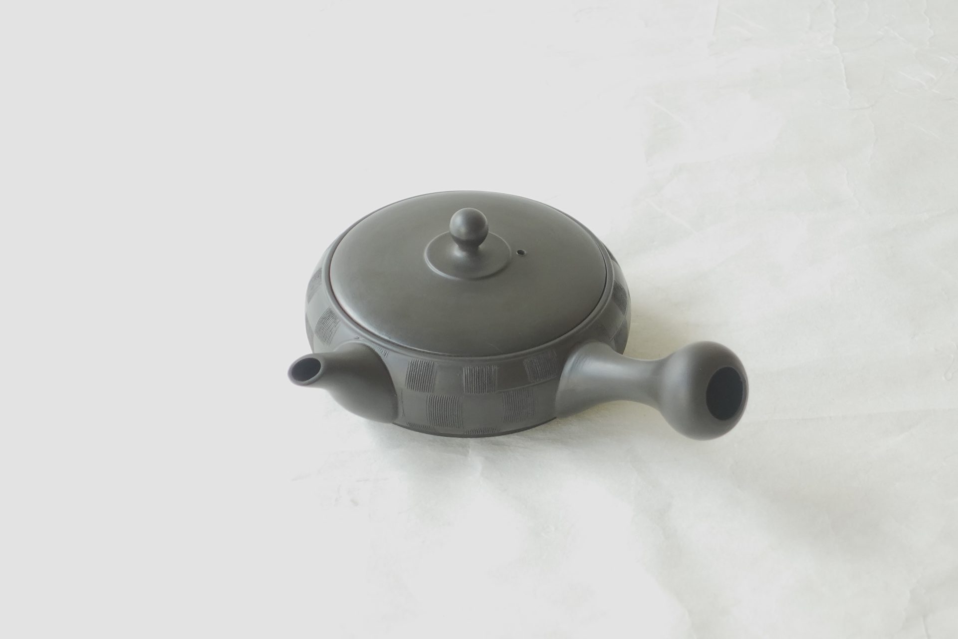 陶器 常滑焼 伝統工芸士 究極 平型 急須 お茶の味を最大限引き出す 美味しく 水出し冷茶 一人分 茶こし網 熟練の職人技 手づくり 洗いやすい 清潔 衛生的 シンプルなデザイン 櫛目 市松柄 手間 液だれしにくい 細部まで考えられた 飽きの来ない 永く使える 逸品 美濃焼 鉄瓶 陶器 漆 漆器 有田焼 金継ぎ 焼き物 食器 陶磁器 伝統工芸品 茶碗 工芸品 九谷焼 南部鉄器 陶芸 陶器市 岐阜 焼き物 磁器 瀬戸物 岐阜県 岐阜市 美殿町６−番地 小林漆陶 漆塗り器 織部焼 小林漆器 箸 金継ぎ お香 食器 茶道具 陶器 美濃焼専門店 お皿 ceramics ih pottery うつわ うつわ屋 お皿屋さん お茶 お茶碗 お箸 かまど この辺に陶器屋さんってあります とうきいち やきもの ガラス工房 ギフト　ギフトショップ マグカップ モダン焼物 レンジできる陶器 切子 南部鉄器 どこ　岐阜市南部鉄器販売店 南部鉄器購入 岐阜県器屋 土鍋 岐阜小洒落たお皿 お椀が出る店 器 塗り物 漆塗り 陶器屋さん 食器屋さん お椀 ひのき 岐阜城周辺茶道具 販売陶器 販売陶器屋さん 陶器店 漆器店 岐阜有名な器屋さん 岐阜県食器売ってるところ 岐阜駅 陶器工芸品店 徳利 売ってる店 急須販売 扇子 抹茶 掛け軸 修復 日本陶瓷 漆器 木の食器 樺細工 江戸切子 食器 漆の器 漆器 うるし 漆器店 漆塗 漆椀 火鉢 灰 美殿町商店街 美濃焼ショップ 岐阜市 湯呑み お店 付近 美濃焼き専門店 美濃焼販売 花瓶 茶器 オンライン輪島塗 なつめ 店近くのガラス屋さん 近くの陶器屋さん 酒器 ガラス 金継ぎ依頼 岐阜鉄器鉄瓶 取扱店 Japanese 陶器 修理 陶器専門店 陶器小売店 岐阜陶器屋 陶器店 陶磁器 陶磁器専門店 陶芸家 おすすめ お店 岐阜食洗機対応 漆椀 JapanesetablewareJapanesecrafts Japaneseceramics Japanesepottery Handcrafted TraditionalCrafts Japaneseculture Traditionalart Japaneseteautensils TeaCeremony Japaneselacquerware インテリア 一輪挿し 入れ物 陶芸 陶芸皿 陶器いろいろ 陶器店 絵皿 絵柄 オンラインショップ 置物 おひつ オーブントースター 置物スタイリッシュ お皿 オブジェ 置物かわいい お皿陶磁器 お椀陶器 陶器欠損補修 花瓶 貫入 傘立て 陶器花 カップ 花 陶磁器 陶器金継ぎ キャニスター 器 急須 京都 金彩 九州 急須 陶芸食器 コーヒーカップ コップ 小物入れ 皿 ごはん鍋 食洗機 修理 食器 修理金継ぎ 陶器販売 瀬戸物 染付 タンブラー 耐熱陶器 茶碗 近くの陶器店 通販 土物 通販 手作り陶器 陶磁器 鍋