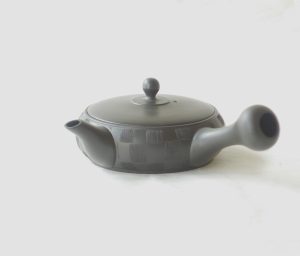 陶器 常滑焼 伝統工芸士 究極 平型 急須 お茶の味を最大限引き出す 美味しく 水出し冷茶 一人分 茶こし網 熟練の職人技 手づくり 洗いやすい 清潔 衛生的 シンプルなデザイン 櫛目 市松柄 手間 液だれしにくい 細部まで考えられた 飽きの来ない 永く使える 逸品 美濃焼 鉄瓶 陶器 漆 漆器 有田焼 金継ぎ 焼き物 食器 陶磁器 伝統工芸品 茶碗 工芸品 九谷焼 南部鉄器 陶芸 陶器市 岐阜 焼き物 磁器 瀬戸物 岐阜県 岐阜市 美殿町６−番地 小林漆陶 漆塗り器 織部焼 小林漆器 箸 金継ぎ お香 食器 茶道具 陶器 美濃焼専門店 お皿 ceramics ih pottery うつわ うつわ屋 お皿屋さん お茶 お茶碗 お箸 かまど この辺に陶器屋さんってあります とうきいち やきもの ガラス工房 ギフト　ギフトショップ マグカップ モダン焼物 レンジできる陶器 切子 南部鉄器 どこ　岐阜市南部鉄器販売店 南部鉄器購入 岐阜県器屋 土鍋 岐阜小洒落たお皿 お椀が出る店 器 塗り物 漆塗り 陶器屋さん 食器屋さん お椀 ひのき 岐阜城周辺茶道具 販売陶器 販売陶器屋さん 陶器店 漆器店 岐阜有名な器屋さん 岐阜県食器売ってるところ 岐阜駅 陶器工芸品店 徳利 売ってる店 急須販売 扇子 抹茶 掛け軸 修復 日本陶瓷 漆器 木の食器 樺細工 江戸切子 食器 漆の器 漆器 うるし 漆器店 漆塗 漆椀 火鉢 灰 美殿町商店街 美濃焼ショップ 岐阜市 湯呑み お店 付近 美濃焼き専門店 美濃焼販売 花瓶 茶器 オンライン輪島塗 なつめ 店近くのガラス屋さん 近くの陶器屋さん 酒器 ガラス 金継ぎ依頼 岐阜鉄器鉄瓶 取扱店 Japanese 陶器 修理 陶器専門店 陶器小売店 岐阜陶器屋 陶器店 陶磁器 陶磁器専門店 陶芸家 おすすめ お店 岐阜食洗機対応 漆椀 JapanesetablewareJapanesecrafts Japaneseceramics Japanesepottery Handcrafted TraditionalCrafts Japaneseculture Traditionalart Japaneseteautensils TeaCeremony Japaneselacquerware インテリア 一輪挿し 入れ物 陶芸 陶芸皿 陶器いろいろ 陶器店 絵皿 絵柄 オンラインショップ 置物 おひつ オーブントースター 置物スタイリッシュ お皿 オブジェ 置物かわいい お皿陶磁器 お椀陶器 陶器欠損補修 花瓶 貫入 傘立て 陶器花 カップ 花 陶磁器 陶器金継ぎ キャニスター 器 急須 京都 金彩 九州 急須 陶芸食器 コーヒーカップ コップ 小物入れ 皿 ごはん鍋 食洗機 修理 食器 修理金継ぎ 陶器販売 瀬戸物 染付 タンブラー 耐熱陶器 茶碗 近くの陶器店 通販 土物 通販 手作り陶器 陶磁器 鍋