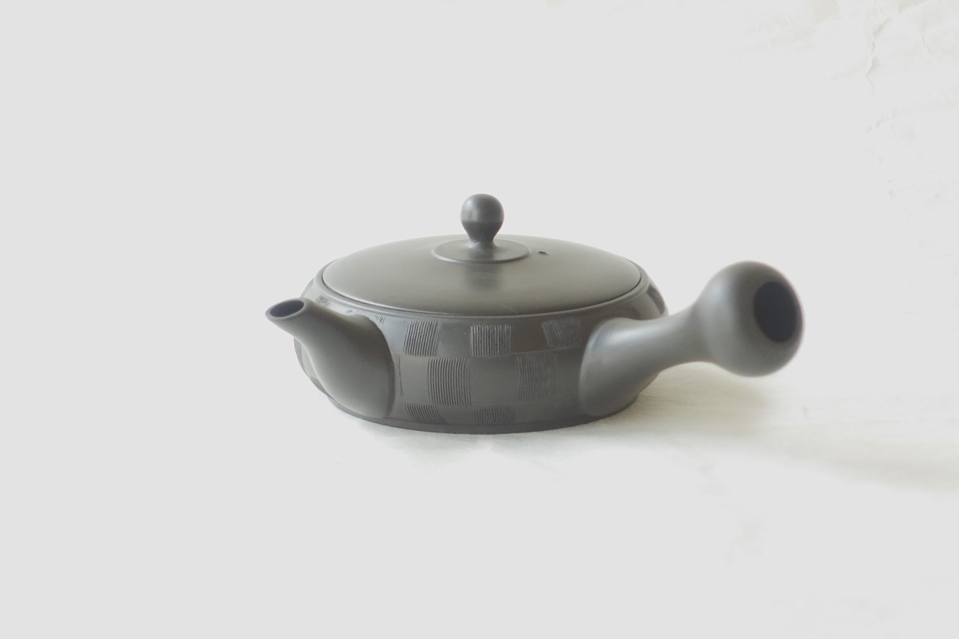 陶器 常滑焼 伝統工芸士 究極 平型 急須 お茶の味を最大限引き出す 美味しく 水出し冷茶 一人分 茶こし網 熟練の職人技 手づくり 洗いやすい 清潔 衛生的 シンプルなデザイン 櫛目 市松柄 手間 液だれしにくい 細部まで考えられた 飽きの来ない 永く使える 逸品 美濃焼 鉄瓶 陶器 漆 漆器 有田焼 金継ぎ 焼き物 食器 陶磁器 伝統工芸品 茶碗 工芸品 九谷焼 南部鉄器 陶芸 陶器市 岐阜 焼き物 磁器 瀬戸物 岐阜県 岐阜市 美殿町６−番地 小林漆陶 漆塗り器 織部焼 小林漆器 箸 金継ぎ お香 食器 茶道具 陶器 美濃焼専門店 お皿 ceramics ih pottery うつわ うつわ屋 お皿屋さん お茶 お茶碗 お箸 かまど この辺に陶器屋さんってあります とうきいち やきもの ガラス工房 ギフト　ギフトショップ マグカップ モダン焼物 レンジできる陶器 切子 南部鉄器 どこ　岐阜市南部鉄器販売店 南部鉄器購入 岐阜県器屋 土鍋 岐阜小洒落たお皿 お椀が出る店 器 塗り物 漆塗り 陶器屋さん 食器屋さん お椀 ひのき 岐阜城周辺茶道具 販売陶器 販売陶器屋さん 陶器店 漆器店 岐阜有名な器屋さん 岐阜県食器売ってるところ 岐阜駅 陶器工芸品店 徳利 売ってる店 急須販売 扇子 抹茶 掛け軸 修復 日本陶瓷 漆器 木の食器 樺細工 江戸切子 食器 漆の器 漆器 うるし 漆器店 漆塗 漆椀 火鉢 灰 美殿町商店街 美濃焼ショップ 岐阜市 湯呑み お店 付近 美濃焼き専門店 美濃焼販売 花瓶 茶器 オンライン輪島塗 なつめ 店近くのガラス屋さん 近くの陶器屋さん 酒器 ガラス 金継ぎ依頼 岐阜鉄器鉄瓶 取扱店 Japanese 陶器 修理 陶器専門店 陶器小売店 岐阜陶器屋 陶器店 陶磁器 陶磁器専門店 陶芸家 おすすめ お店 岐阜食洗機対応 漆椀 JapanesetablewareJapanesecrafts Japaneseceramics Japanesepottery Handcrafted TraditionalCrafts Japaneseculture Traditionalart Japaneseteautensils TeaCeremony Japaneselacquerware インテリア 一輪挿し 入れ物 陶芸 陶芸皿 陶器いろいろ 陶器店 絵皿 絵柄 オンラインショップ 置物 おひつ オーブントースター 置物スタイリッシュ お皿 オブジェ 置物かわいい お皿陶磁器 お椀陶器 陶器欠損補修 花瓶 貫入 傘立て 陶器花 カップ 花 陶磁器 陶器金継ぎ キャニスター 器 急須 京都 金彩 九州 急須 陶芸食器 コーヒーカップ コップ 小物入れ 皿 ごはん鍋 食洗機 修理 食器 修理金継ぎ 陶器販売 瀬戸物 染付 タンブラー 耐熱陶器 茶碗 近くの陶器店 通販 土物 通販 手作り陶器 陶磁器 鍋