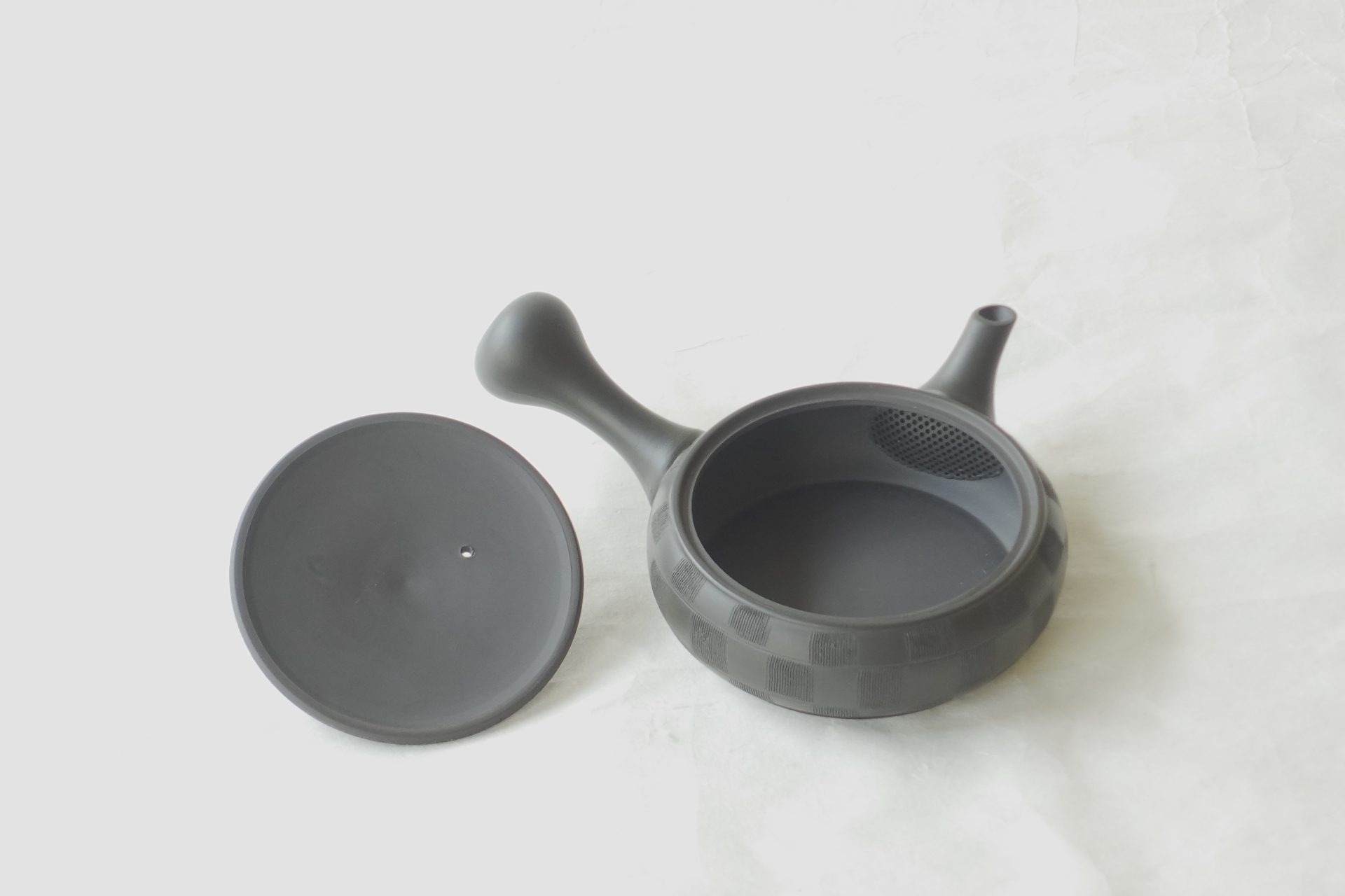 陶器 常滑焼 伝統工芸士 究極 平型 急須 お茶の味を最大限引き出す 美味しく 水出し冷茶 一人分 茶こし網 熟練の職人技 手づくり 洗いやすい 清潔 衛生的 シンプルなデザイン 櫛目 市松柄 手間 液だれしにくい 細部まで考えられた 飽きの来ない 永く使える 逸品 美濃焼 鉄瓶 陶器 漆 漆器 有田焼 金継ぎ 焼き物 食器 陶磁器 伝統工芸品 茶碗 工芸品 九谷焼 南部鉄器 陶芸 陶器市 岐阜 焼き物 磁器 瀬戸物 岐阜県 岐阜市 美殿町６−番地 小林漆陶 漆塗り器 織部焼 小林漆器 箸 金継ぎ お香 食器 茶道具 陶器 美濃焼専門店 お皿 ceramics ih pottery うつわ うつわ屋 お皿屋さん お茶 お茶碗 お箸 かまど この辺に陶器屋さんってあります とうきいち やきもの ガラス工房 ギフト　ギフトショップ マグカップ モダン焼物 レンジできる陶器 切子 南部鉄器 どこ　岐阜市南部鉄器販売店 南部鉄器購入 岐阜県器屋 土鍋 岐阜小洒落たお皿 お椀が出る店 器 塗り物 漆塗り 陶器屋さん 食器屋さん お椀 ひのき 岐阜城周辺茶道具 販売陶器 販売陶器屋さん 陶器店 漆器店 岐阜有名な器屋さん 岐阜県食器売ってるところ 岐阜駅 陶器工芸品店 徳利 売ってる店 急須販売 扇子 抹茶 掛け軸 修復 日本陶瓷 漆器 木の食器 樺細工 江戸切子 食器 漆の器 漆器 うるし 漆器店 漆塗 漆椀 火鉢 灰 美殿町商店街 美濃焼ショップ 岐阜市 湯呑み お店 付近 美濃焼き専門店 美濃焼販売 花瓶 茶器 オンライン輪島塗 なつめ 店近くのガラス屋さん 近くの陶器屋さん 酒器 ガラス 金継ぎ依頼 岐阜鉄器鉄瓶 取扱店 Japanese 陶器 修理 陶器専門店 陶器小売店 岐阜陶器屋 陶器店 陶磁器 陶磁器専門店 陶芸家 おすすめ お店 岐阜食洗機対応 漆椀 JapanesetablewareJapanesecrafts Japaneseceramics Japanesepottery Handcrafted TraditionalCrafts Japaneseculture Traditionalart Japaneseteautensils TeaCeremony Japaneselacquerware インテリア 一輪挿し 入れ物 陶芸 陶芸皿 陶器いろいろ 陶器店 絵皿 絵柄 オンラインショップ 置物 おひつ オーブントースター 置物スタイリッシュ お皿 オブジェ 置物かわいい お皿陶磁器 お椀陶器 陶器欠損補修 花瓶 貫入 傘立て 陶器花 カップ 花 陶磁器 陶器金継ぎ キャニスター 器 急須 京都 金彩 九州 急須 陶芸食器 コーヒーカップ コップ 小物入れ 皿 ごはん鍋 食洗機 修理 食器 修理金継ぎ 陶器販売 瀬戸物 染付 タンブラー 耐熱陶器 茶碗 近くの陶器店 通販 土物 通販 手作り陶器 陶磁器 鍋