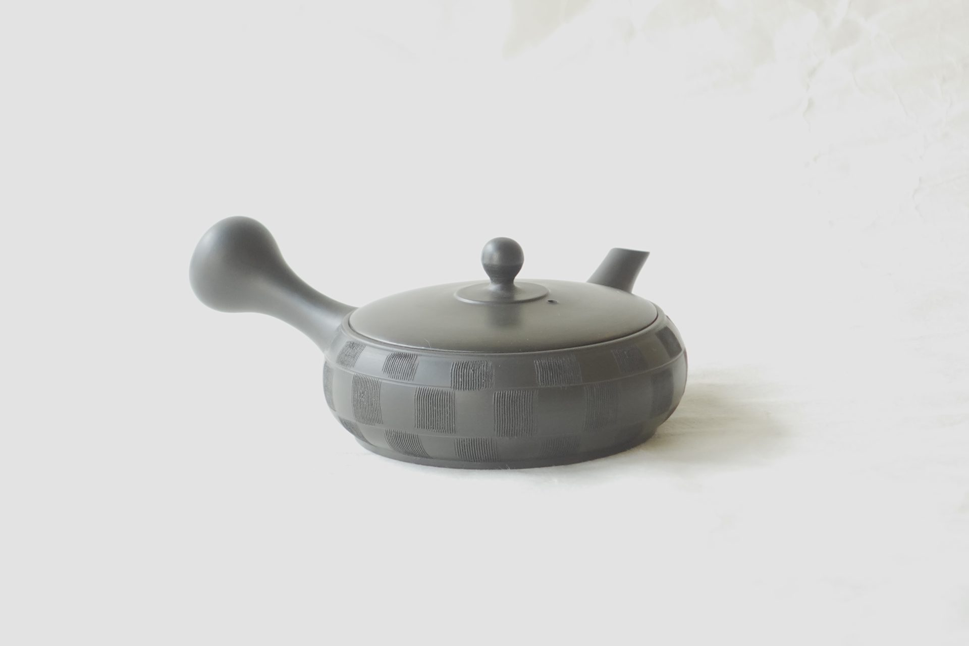 陶器 常滑焼 伝統工芸士 究極 平型 急須 お茶の味を最大限引き出す 美味しく 水出し冷茶 一人分 茶こし網 熟練の職人技 手づくり 洗いやすい 清潔 衛生的 シンプルなデザイン 櫛目 市松柄 手間 液だれしにくい 細部まで考えられた 飽きの来ない 永く使える 逸品 美濃焼 鉄瓶 陶器 漆 漆器 有田焼 金継ぎ 焼き物 食器 陶磁器 伝統工芸品 茶碗 工芸品 九谷焼 南部鉄器 陶芸 陶器市 岐阜 焼き物 磁器 瀬戸物 岐阜県 岐阜市 美殿町６−番地 小林漆陶 漆塗り器 織部焼 小林漆器 箸 金継ぎ お香 食器 茶道具 陶器 美濃焼専門店 お皿 ceramics ih pottery うつわ うつわ屋 お皿屋さん お茶 お茶碗 お箸 かまど この辺に陶器屋さんってあります とうきいち やきもの ガラス工房 ギフト　ギフトショップ マグカップ モダン焼物 レンジできる陶器 切子 南部鉄器 どこ　岐阜市南部鉄器販売店 南部鉄器購入 岐阜県器屋 土鍋 岐阜小洒落たお皿 お椀が出る店 器 塗り物 漆塗り 陶器屋さん 食器屋さん お椀 ひのき 岐阜城周辺茶道具 販売陶器 販売陶器屋さん 陶器店 漆器店 岐阜有名な器屋さん 岐阜県食器売ってるところ 岐阜駅 陶器工芸品店 徳利 売ってる店 急須販売 扇子 抹茶 掛け軸 修復 日本陶瓷 漆器 木の食器 樺細工 江戸切子 食器 漆の器 漆器 うるし 漆器店 漆塗 漆椀 火鉢 灰 美殿町商店街 美濃焼ショップ 岐阜市 湯呑み お店 付近 美濃焼き専門店 美濃焼販売 花瓶 茶器 オンライン輪島塗 なつめ 店近くのガラス屋さん 近くの陶器屋さん 酒器 ガラス 金継ぎ依頼 岐阜鉄器鉄瓶 取扱店 Japanese 陶器 修理 陶器専門店 陶器小売店 岐阜陶器屋 陶器店 陶磁器 陶磁器専門店 陶芸家 おすすめ お店 岐阜食洗機対応 漆椀 JapanesetablewareJapanesecrafts Japaneseceramics Japanesepottery Handcrafted TraditionalCrafts Japaneseculture Traditionalart Japaneseteautensils TeaCeremony Japaneselacquerware インテリア 一輪挿し 入れ物 陶芸 陶芸皿 陶器いろいろ 陶器店 絵皿 絵柄 オンラインショップ 置物 おひつ オーブントースター 置物スタイリッシュ お皿 オブジェ 置物かわいい お皿陶磁器 お椀陶器 陶器欠損補修 花瓶 貫入 傘立て 陶器花 カップ 花 陶磁器 陶器金継ぎ キャニスター 器 急須 京都 金彩 九州 急須 陶芸食器 コーヒーカップ コップ 小物入れ 皿 ごはん鍋 食洗機 修理 食器 修理金継ぎ 陶器販売 瀬戸物 染付 タンブラー 耐熱陶器 茶碗 近くの陶器店 通販 土物 通販 手作り陶器 陶磁器 鍋