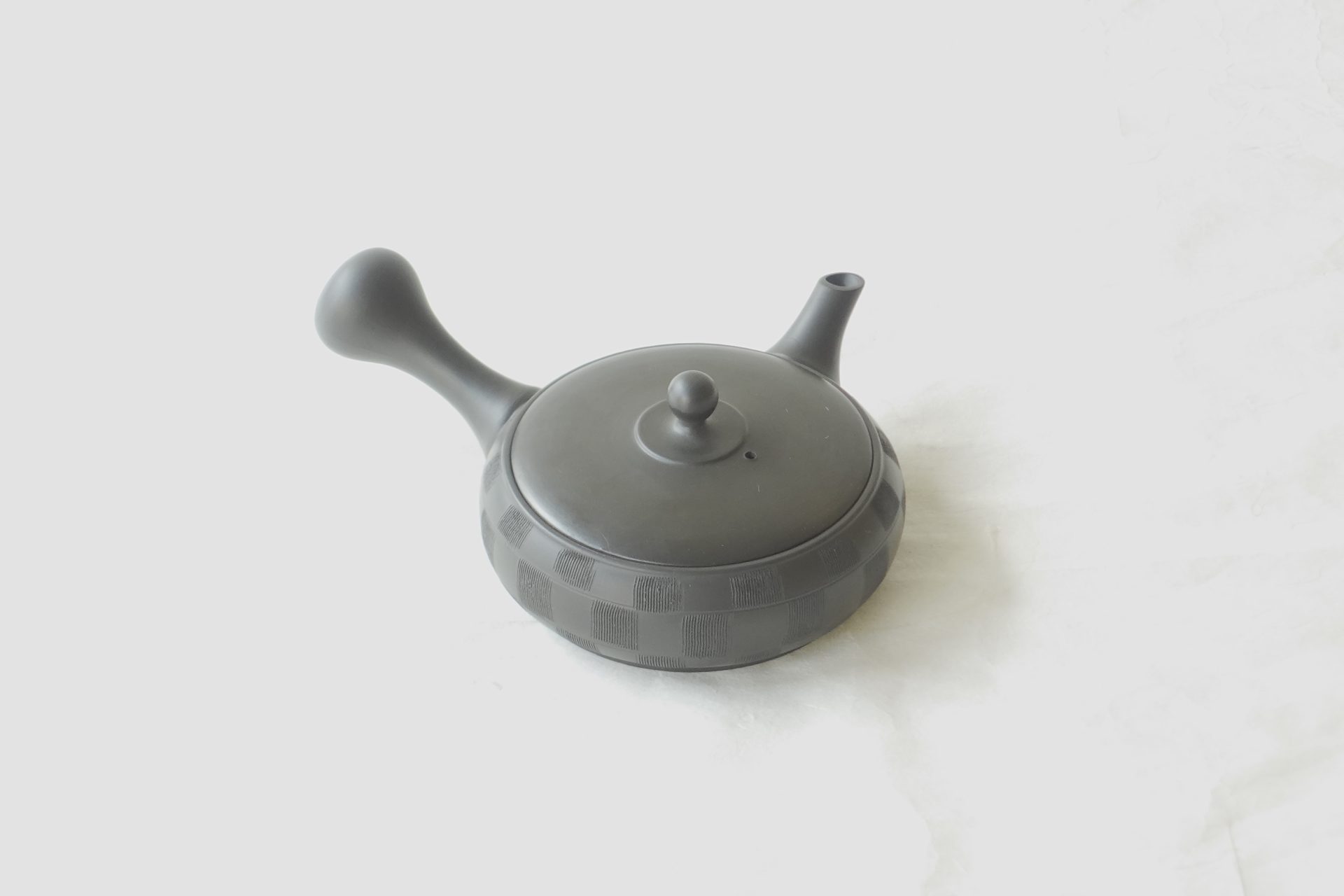 陶器 常滑焼 伝統工芸士 究極 平型 急須 お茶の味を最大限引き出す 美味しく 水出し冷茶 一人分 茶こし網 熟練の職人技 手づくり 洗いやすい 清潔 衛生的 シンプルなデザイン 櫛目 市松柄 手間 液だれしにくい 細部まで考えられた 飽きの来ない 永く使える 逸品 美濃焼 鉄瓶 陶器 漆 漆器 有田焼 金継ぎ 焼き物 食器 陶磁器 伝統工芸品 茶碗 工芸品 九谷焼 南部鉄器 陶芸 陶器市 岐阜 焼き物 磁器 瀬戸物 岐阜県 岐阜市 美殿町６−番地 小林漆陶 漆塗り器 織部焼 小林漆器 箸 金継ぎ お香 食器 茶道具 陶器 美濃焼専門店 お皿 ceramics ih pottery うつわ うつわ屋 お皿屋さん お茶 お茶碗 お箸 かまど この辺に陶器屋さんってあります とうきいち やきもの ガラス工房 ギフト　ギフトショップ マグカップ モダン焼物 レンジできる陶器 切子 南部鉄器 どこ　岐阜市南部鉄器販売店 南部鉄器購入 岐阜県器屋 土鍋 岐阜小洒落たお皿 お椀が出る店 器 塗り物 漆塗り 陶器屋さん 食器屋さん お椀 ひのき 岐阜城周辺茶道具 販売陶器 販売陶器屋さん 陶器店 漆器店 岐阜有名な器屋さん 岐阜県食器売ってるところ 岐阜駅 陶器工芸品店 徳利 売ってる店 急須販売 扇子 抹茶 掛け軸 修復 日本陶瓷 漆器 木の食器 樺細工 江戸切子 食器 漆の器 漆器 うるし 漆器店 漆塗 漆椀 火鉢 灰 美殿町商店街 美濃焼ショップ 岐阜市 湯呑み お店 付近 美濃焼き専門店 美濃焼販売 花瓶 茶器 オンライン輪島塗 なつめ 店近くのガラス屋さん 近くの陶器屋さん 酒器 ガラス 金継ぎ依頼 岐阜鉄器鉄瓶 取扱店 Japanese 陶器 修理 陶器専門店 陶器小売店 岐阜陶器屋 陶器店 陶磁器 陶磁器専門店 陶芸家 おすすめ お店 岐阜食洗機対応 漆椀 JapanesetablewareJapanesecrafts Japaneseceramics Japanesepottery Handcrafted TraditionalCrafts Japaneseculture Traditionalart Japaneseteautensils TeaCeremony Japaneselacquerware インテリア 一輪挿し 入れ物 陶芸 陶芸皿 陶器いろいろ 陶器店 絵皿 絵柄 オンラインショップ 置物 おひつ オーブントースター 置物スタイリッシュ お皿 オブジェ 置物かわいい お皿陶磁器 お椀陶器 陶器欠損補修 花瓶 貫入 傘立て 陶器花 カップ 花 陶磁器 陶器金継ぎ キャニスター 器 急須 京都 金彩 九州 急須 陶芸食器 コーヒーカップ コップ 小物入れ 皿 ごはん鍋 食洗機 修理 食器 修理金継ぎ 陶器販売 瀬戸物 染付 タンブラー 耐熱陶器 茶碗 近くの陶器店 通販 土物 通販 手作り陶器 陶磁器 鍋