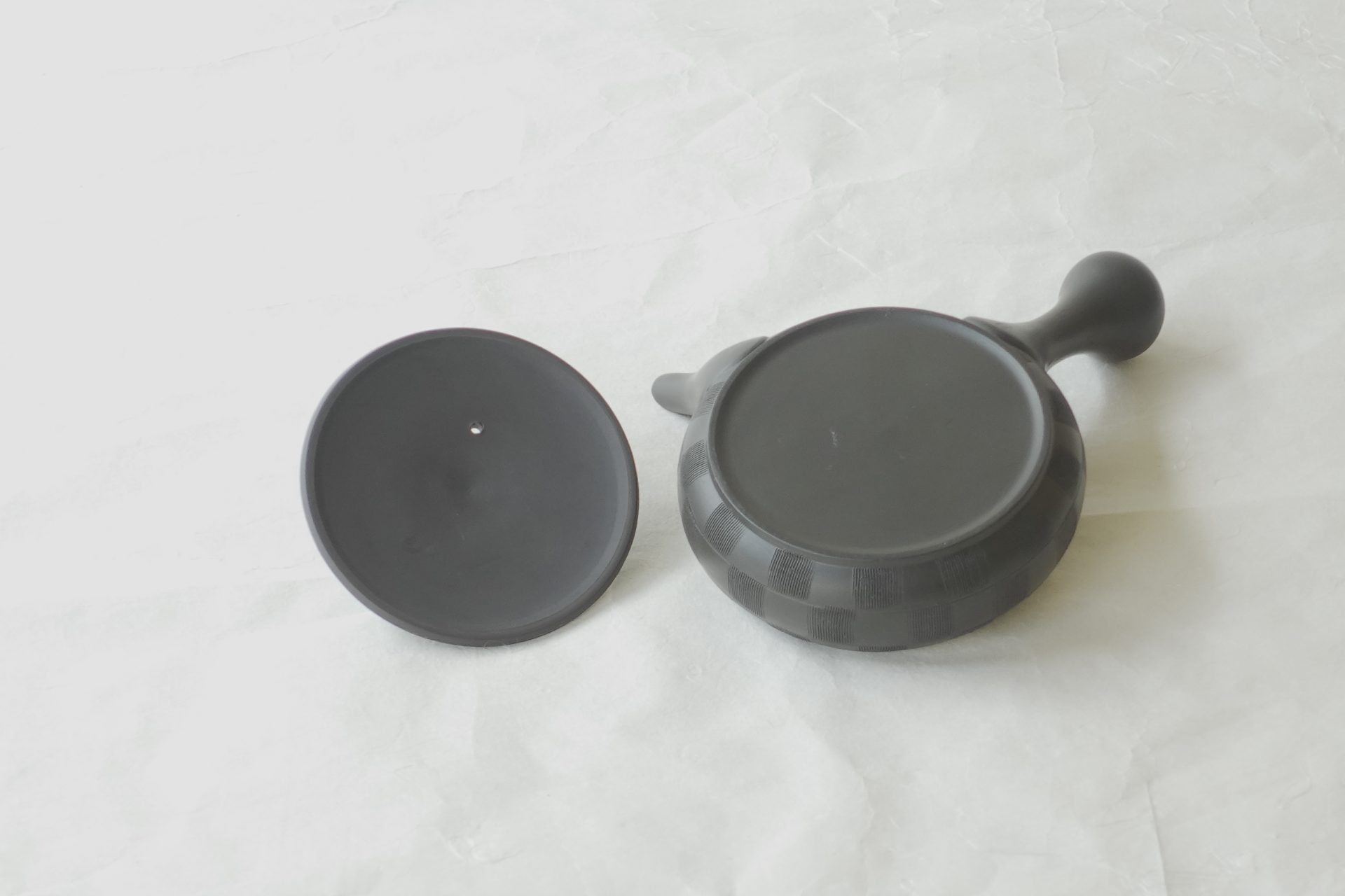 陶器 常滑焼 伝統工芸士 究極 平型 急須 お茶の味を最大限引き出す 美味しく 水出し冷茶 一人分 茶こし網 熟練の職人技 手づくり 洗いやすい 清潔 衛生的 シンプルなデザイン 櫛目 市松柄 手間 液だれしにくい 細部まで考えられた 飽きの来ない 永く使える 逸品 美濃焼 鉄瓶 陶器 漆 漆器 有田焼 金継ぎ 焼き物 食器 陶磁器 伝統工芸品 茶碗 工芸品 九谷焼 南部鉄器 陶芸 陶器市 岐阜 焼き物 磁器 瀬戸物 岐阜県 岐阜市 美殿町６−番地 小林漆陶 漆塗り器 織部焼 小林漆器 箸 金継ぎ お香 食器 茶道具 陶器 美濃焼専門店 お皿 ceramics ih pottery うつわ うつわ屋 お皿屋さん お茶 お茶碗 お箸 かまど この辺に陶器屋さんってあります とうきいち やきもの ガラス工房 ギフト　ギフトショップ マグカップ モダン焼物 レンジできる陶器 切子 南部鉄器 どこ　岐阜市南部鉄器販売店 南部鉄器購入 岐阜県器屋 土鍋 岐阜小洒落たお皿 お椀が出る店 器 塗り物 漆塗り 陶器屋さん 食器屋さん お椀 ひのき 岐阜城周辺茶道具 販売陶器 販売陶器屋さん 陶器店 漆器店 岐阜有名な器屋さん 岐阜県食器売ってるところ 岐阜駅 陶器工芸品店 徳利 売ってる店 急須販売 扇子 抹茶 掛け軸 修復 日本陶瓷 漆器 木の食器 樺細工 江戸切子 食器 漆の器 漆器 うるし 漆器店 漆塗 漆椀 火鉢 灰 美殿町商店街 美濃焼ショップ 岐阜市 湯呑み お店 付近 美濃焼き専門店 美濃焼販売 花瓶 茶器 オンライン輪島塗 なつめ 店近くのガラス屋さん 近くの陶器屋さん 酒器 ガラス 金継ぎ依頼 岐阜鉄器鉄瓶 取扱店 Japanese 陶器 修理 陶器専門店 陶器小売店 岐阜陶器屋 陶器店 陶磁器 陶磁器専門店 陶芸家 おすすめ お店 岐阜食洗機対応 漆椀 JapanesetablewareJapanesecrafts Japaneseceramics Japanesepottery Handcrafted TraditionalCrafts Japaneseculture Traditionalart Japaneseteautensils TeaCeremony Japaneselacquerware インテリア 一輪挿し 入れ物 陶芸 陶芸皿 陶器いろいろ 陶器店 絵皿 絵柄 オンラインショップ 置物 おひつ オーブントースター 置物スタイリッシュ お皿 オブジェ 置物かわいい お皿陶磁器 お椀陶器 陶器欠損補修 花瓶 貫入 傘立て 陶器花 カップ 花 陶磁器 陶器金継ぎ キャニスター 器 急須 京都 金彩 九州 急須 陶芸食器 コーヒーカップ コップ 小物入れ 皿 ごはん鍋 食洗機 修理 食器 修理金継ぎ 陶器販売 瀬戸物 染付 タンブラー 耐熱陶器 茶碗 近くの陶器店 通販 土物 通販 手作り陶器 陶磁器 鍋
