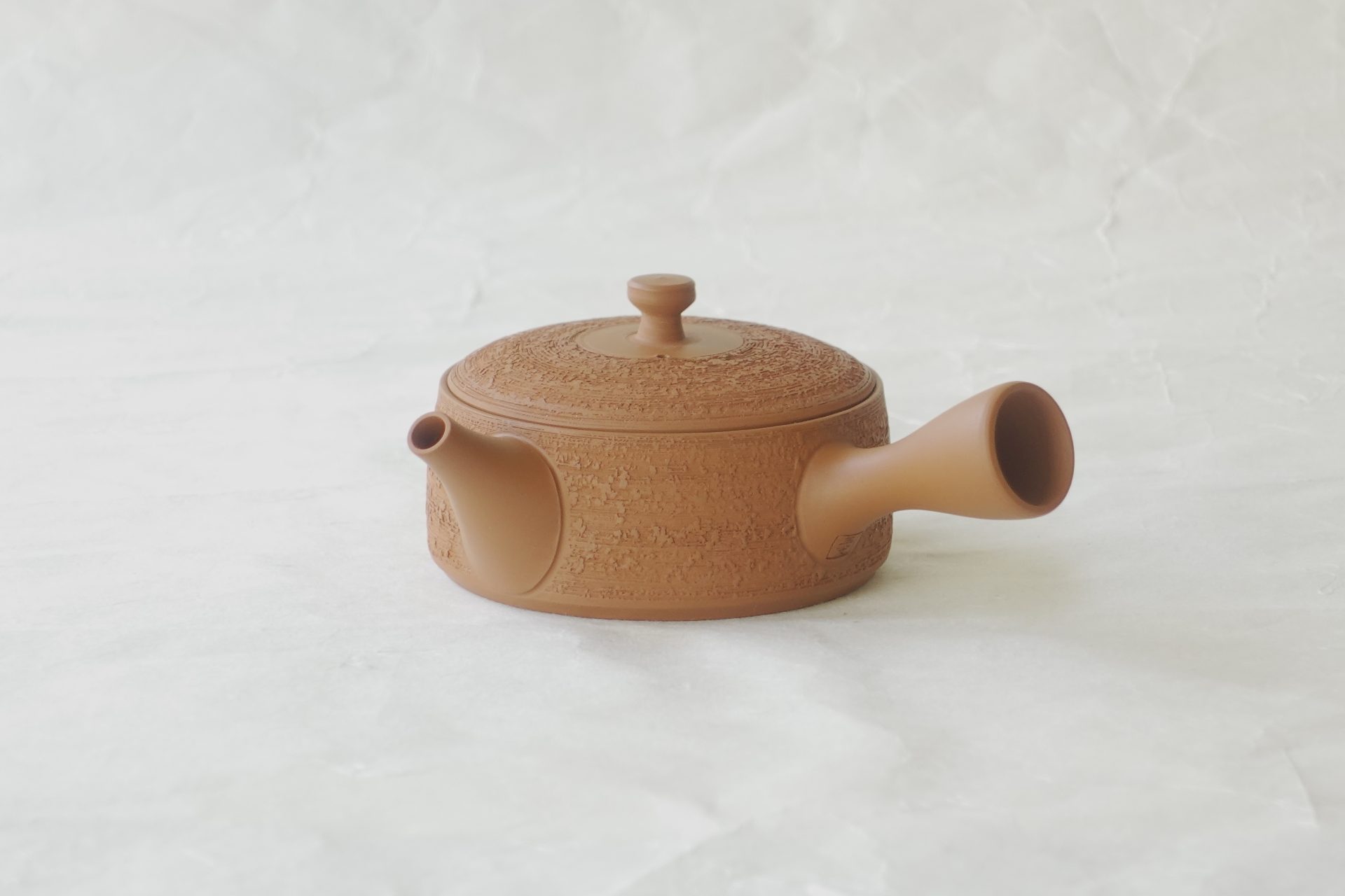 陶器 常滑焼 伝統工芸士 究極の急須 朱泥 鉄分 まろやかな味 よりおいしく お茶を抽出できる 茶葉の味を引き出す 水出し冷茶 甘み 旨味 煎茶 一人用 手づくり 熟練 職人技 洗いやすい 清潔 衛生的 松皮 液だれしにくい 機能的 飽きが来ない 永く使える 濃焼 鉄瓶 陶器 漆 漆器 有田焼 金継ぎ 焼き物 食器 陶磁器 伝統工芸品 茶碗 工芸品 九谷焼 南部鉄器 陶芸 陶器市 岐阜 焼き物 磁器 瀬戸物 岐阜県 岐阜市 美殿町６−番地 小林漆陶 漆塗り器 織部焼 小林漆器 箸 金継ぎ お香 食器 茶道具 陶器 美濃焼専門店 お皿 ceramics ih pottery うつわ うつわ屋 お皿屋さん お茶 お茶碗 お箸 かまど この辺に陶器屋さんってあります とうきいち やきもの ガラス工房 ギフト　ギフトショップ マグカップ モダン焼物 レンジできる陶器 切子 南部鉄器 どこ　岐阜市南部鉄器販売店 南部鉄器購入 岐阜県器屋 土鍋 岐阜小洒落たお皿 お椀が出る店 器 塗り物 漆塗り 陶器屋さん 食器屋さん お椀 ひのき 岐阜城周辺茶道具 販売陶器 販売陶器屋さん 陶器店 漆器店 岐阜有名な器屋さん 岐阜県食器売ってるところ 岐阜駅 陶器工芸品店 徳利 売ってる店 急須販売 扇子 抹茶 掛け軸 修復 日本陶瓷 漆器 木の食器 樺細工 江戸切子 食器 漆の器 漆器 うるし 漆器店 漆塗 漆椀 火鉢 灰 美殿町商店街 美濃焼ショップ 岐阜市 湯呑み お店 付近 美濃焼き専門店 美濃焼販売 花瓶 茶器 オンライン輪島塗 なつめ 店近くのガラス屋さん 近くの陶器屋さん 酒器 ガラス 金継ぎ依頼 岐阜鉄器鉄瓶 取扱店 Japanese 陶器 修理 陶器専門店 陶器小売店 岐阜陶器屋 陶器店 陶磁器 陶磁器専門店 陶芸家 おすすめ お店 岐阜食洗機対応 漆椀 JapanesetablewareJapanesecrafts Japaneseceramics Japanesepottery Handcrafted TraditionalCrafts Japaneseculture Traditionalart Japaneseteautensils TeaCeremony Japaneselacquerware インテリア 一輪挿し 入れ物 陶芸 陶芸皿 陶器いろいろ 陶器店 絵皿 絵柄 オンラインショップ 置物 おひつ オーブントースター 置物スタイリッシュ お皿 オブジェ 置物かわいい お皿陶磁器 お椀陶器 陶器欠損補修 花瓶 貫入 傘立て 陶器花 カップ 花 陶磁器 陶器金継ぎ キャニスター 器 急須 京都 金彩 九州 急須 陶芸食器 コーヒーカップ コップ 小物入れ 皿 ごはん鍋 食洗機 修理 食器 修理金継ぎ 陶器販売 瀬戸物 染付 タンブラー 耐熱陶器 茶碗 近くの陶器店 通販 土物 通販 手作り陶器 陶磁器 鍋