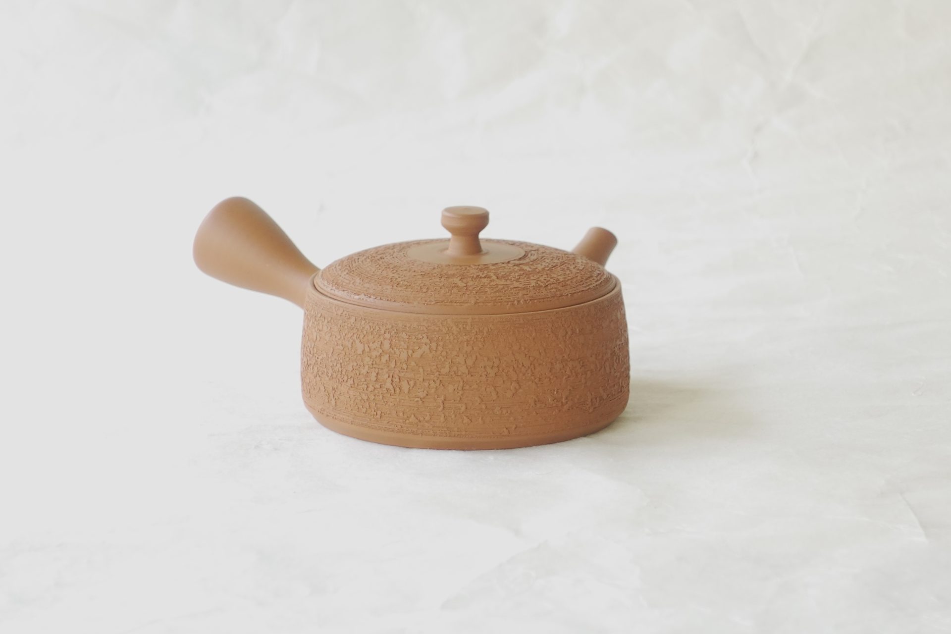 陶器 常滑焼 伝統工芸士 究極の急須 朱泥 鉄分 まろやかな味 よりおいしく お茶を抽出できる 茶葉の味を引き出す 水出し冷茶 甘み 旨味 煎茶 一人用 手づくり 熟練 職人技 洗いやすい 清潔 衛生的 松皮 液だれしにくい 機能的 飽きが来ない 永く使える 濃焼 鉄瓶 陶器 漆 漆器 有田焼 金継ぎ 焼き物 食器 陶磁器 伝統工芸品 茶碗 工芸品 九谷焼 南部鉄器 陶芸 陶器市 岐阜 焼き物 磁器 瀬戸物 岐阜県 岐阜市 美殿町６−番地 小林漆陶 漆塗り器 織部焼 小林漆器 箸 金継ぎ お香 食器 茶道具 陶器 美濃焼専門店 お皿 ceramics ih pottery うつわ うつわ屋 お皿屋さん お茶 お茶碗 お箸 かまど この辺に陶器屋さんってあります とうきいち やきもの ガラス工房 ギフト　ギフトショップ マグカップ モダン焼物 レンジできる陶器 切子 南部鉄器 どこ　岐阜市南部鉄器販売店 南部鉄器購入 岐阜県器屋 土鍋 岐阜小洒落たお皿 お椀が出る店 器 塗り物 漆塗り 陶器屋さん 食器屋さん お椀 ひのき 岐阜城周辺茶道具 販売陶器 販売陶器屋さん 陶器店 漆器店 岐阜有名な器屋さん 岐阜県食器売ってるところ 岐阜駅 陶器工芸品店 徳利 売ってる店 急須販売 扇子 抹茶 掛け軸 修復 日本陶瓷 漆器 木の食器 樺細工 江戸切子 食器 漆の器 漆器 うるし 漆器店 漆塗 漆椀 火鉢 灰 美殿町商店街 美濃焼ショップ 岐阜市 湯呑み お店 付近 美濃焼き専門店 美濃焼販売 花瓶 茶器 オンライン輪島塗 なつめ 店近くのガラス屋さん 近くの陶器屋さん 酒器 ガラス 金継ぎ依頼 岐阜鉄器鉄瓶 取扱店 Japanese 陶器 修理 陶器専門店 陶器小売店 岐阜陶器屋 陶器店 陶磁器 陶磁器専門店 陶芸家 おすすめ お店 岐阜食洗機対応 漆椀 JapanesetablewareJapanesecrafts Japaneseceramics Japanesepottery Handcrafted TraditionalCrafts Japaneseculture Traditionalart Japaneseteautensils TeaCeremony Japaneselacquerware インテリア 一輪挿し 入れ物 陶芸 陶芸皿 陶器いろいろ 陶器店 絵皿 絵柄 オンラインショップ 置物 おひつ オーブントースター 置物スタイリッシュ お皿 オブジェ 置物かわいい お皿陶磁器 お椀陶器 陶器欠損補修 花瓶 貫入 傘立て 陶器花 カップ 花 陶磁器 陶器金継ぎ キャニスター 器 急須 京都 金彩 九州 急須 陶芸食器 コーヒーカップ コップ 小物入れ 皿 ごはん鍋 食洗機 修理 食器 修理金継ぎ 陶器販売 瀬戸物 染付 タンブラー 耐熱陶器 茶碗 近くの陶器店 通販 土物 通販 手作り陶器 陶磁器 鍋