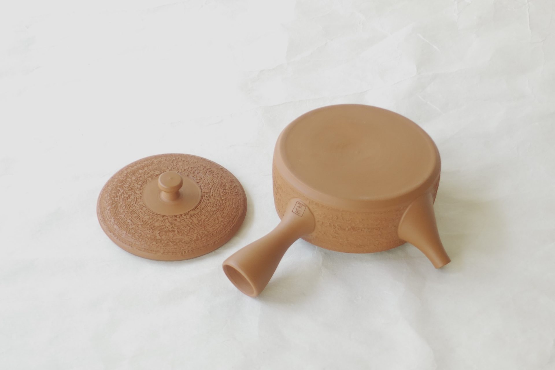 陶器 常滑焼 伝統工芸士 究極の急須 朱泥 鉄分 まろやかな味 よりおいしく お茶を抽出できる 茶葉の味を引き出す 水出し冷茶 甘み 旨味 煎茶 一人用 手づくり 熟練 職人技 洗いやすい 清潔 衛生的 松皮 液だれしにくい 機能的 飽きが来ない 永く使える 濃焼 鉄瓶 陶器 漆 漆器 有田焼 金継ぎ 焼き物 食器 陶磁器 伝統工芸品 茶碗 工芸品 九谷焼 南部鉄器 陶芸 陶器市 岐阜 焼き物 磁器 瀬戸物 岐阜県 岐阜市 美殿町６−番地 小林漆陶 漆塗り器 織部焼 小林漆器 箸 金継ぎ お香 食器 茶道具 陶器 美濃焼専門店 お皿 ceramics ih pottery うつわ うつわ屋 お皿屋さん お茶 お茶碗 お箸 かまど この辺に陶器屋さんってあります とうきいち やきもの ガラス工房 ギフト　ギフトショップ マグカップ モダン焼物 レンジできる陶器 切子 南部鉄器 どこ　岐阜市南部鉄器販売店 南部鉄器購入 岐阜県器屋 土鍋 岐阜小洒落たお皿 お椀が出る店 器 塗り物 漆塗り 陶器屋さん 食器屋さん お椀 ひのき 岐阜城周辺茶道具 販売陶器 販売陶器屋さん 陶器店 漆器店 岐阜有名な器屋さん 岐阜県食器売ってるところ 岐阜駅 陶器工芸品店 徳利 売ってる店 急須販売 扇子 抹茶 掛け軸 修復 日本陶瓷 漆器 木の食器 樺細工 江戸切子 食器 漆の器 漆器 うるし 漆器店 漆塗 漆椀 火鉢 灰 美殿町商店街 美濃焼ショップ 岐阜市 湯呑み お店 付近 美濃焼き専門店 美濃焼販売 花瓶 茶器 オンライン輪島塗 なつめ 店近くのガラス屋さん 近くの陶器屋さん 酒器 ガラス 金継ぎ依頼 岐阜鉄器鉄瓶 取扱店 Japanese 陶器 修理 陶器専門店 陶器小売店 岐阜陶器屋 陶器店 陶磁器 陶磁器専門店 陶芸家 おすすめ お店 岐阜食洗機対応 漆椀 JapanesetablewareJapanesecrafts Japaneseceramics Japanesepottery Handcrafted TraditionalCrafts Japaneseculture Traditionalart Japaneseteautensils TeaCeremony Japaneselacquerware インテリア 一輪挿し 入れ物 陶芸 陶芸皿 陶器いろいろ 陶器店 絵皿 絵柄 オンラインショップ 置物 おひつ オーブントースター 置物スタイリッシュ お皿 オブジェ 置物かわいい お皿陶磁器 お椀陶器 陶器欠損補修 花瓶 貫入 傘立て 陶器花 カップ 花 陶磁器 陶器金継ぎ キャニスター 器 急須 京都 金彩 九州 急須 陶芸食器 コーヒーカップ コップ 小物入れ 皿 ごはん鍋 食洗機 修理 食器 修理金継ぎ 陶器販売 瀬戸物 染付 タンブラー 耐熱陶器 茶碗 近くの陶器店 通販 土物 通販 手作り陶器 陶磁器 鍋