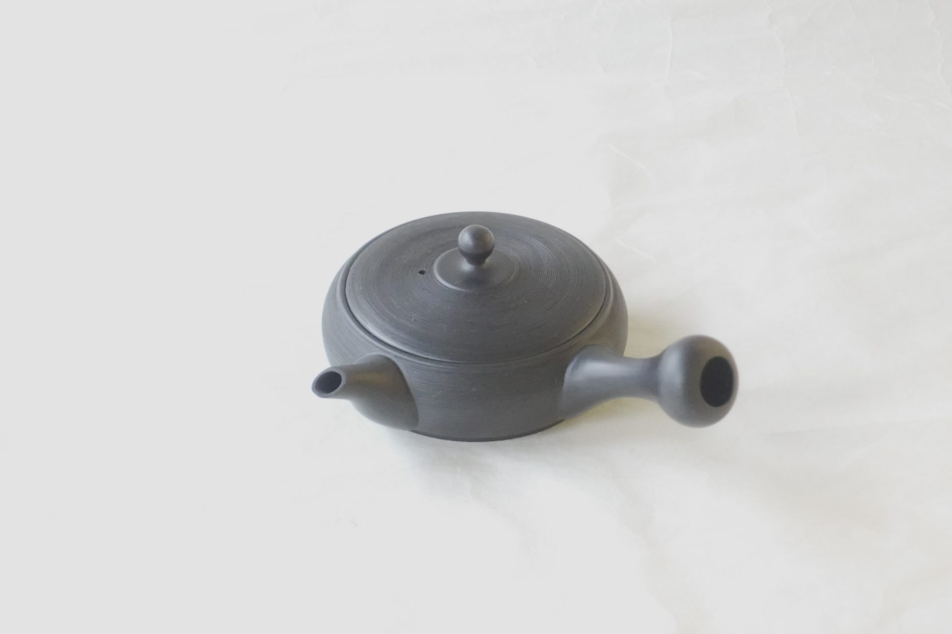 陶器 常滑焼 伝統工芸士 究極 平型急須 鉄分 お茶の味 まろやか より美味しく 水出し冷茶 一人分 精巧 茶こし網 手づくり 熟練 職人技 洗いやすい 清潔 衛生的 黒泥 シンプル 千筋 多くの手間 液だれしにくい よく考えられている 飽きが来ない 永く使える 逸品 美濃焼 鉄瓶 陶器 漆 漆器 有田焼 金継ぎ 焼き物 食器 陶磁器 伝統工芸品 茶碗 工芸品 九谷焼 南部鉄器 陶芸 陶器市 岐阜 焼き物 磁器 瀬戸物 岐阜県 岐阜市 美殿町６−番地 小林漆陶 漆塗り器 織部焼 小林漆器 箸 金継ぎ お香 食器 茶道具 陶器 美濃焼専門店 お皿 ceramics ih pottery うつわ うつわ屋 お皿屋さん お茶 お茶碗 お箸 かまど この辺に陶器屋さんってあります とうきいち やきもの ガラス工房 ギフト　ギフトショップ マグカップ モダン焼物 レンジできる陶器 切子 南部鉄器 どこ　岐阜市南部鉄器販売店 南部鉄器購入 岐阜県器屋 土鍋 岐阜小洒落たお皿 お椀が出る店 器 塗り物 漆塗り 陶器屋さん 食器屋さん お椀 ひのき 岐阜城周辺茶道具 販売陶器 販売陶器屋さん 陶器店 漆器店 岐阜有名な器屋さん 岐阜県食器売ってるところ 岐阜駅 陶器工芸品店 徳利 売ってる店 急須販売 扇子 抹茶 掛け軸 修復 日本陶瓷 漆器 木の食器 樺細工 江戸切子 食器 漆の器 漆器 うるし 漆器店 漆塗 漆椀 火鉢 灰 美殿町商店街 美濃焼ショップ 岐阜市 湯呑み お店 付近 美濃焼き専門店 美濃焼販売 花瓶 茶器 オンライン輪島塗 なつめ 店近くのガラス屋さん 近くの陶器屋さん 酒器 ガラス 金継ぎ依頼 岐阜鉄器鉄瓶 取扱店 Japanese 陶器 修理 陶器専門店 陶器小売店 岐阜陶器屋 陶器店 陶磁器 陶磁器専門店 陶芸家 おすすめ お店 岐阜食洗機対応 漆椀 JapanesetablewareJapanesecrafts Japaneseceramics Japanesepottery Handcrafted TraditionalCrafts Japaneseculture Traditionalart Japaneseteautensils TeaCeremony Japaneselacquerware インテリア 一輪挿し 入れ物 陶芸 陶芸皿 陶器いろいろ 陶器店 絵皿 絵柄 オンラインショップ 置物 おひつ オーブントースター 置物スタイリッシュ お皿 オブジェ 置物かわいい お皿陶磁器 お椀陶器 陶器欠損補修 花瓶 貫入 傘立て 陶器花 カップ 花 陶磁器 陶器金継ぎ キャニスター 器 急須 京都 金彩 九州 急須 陶芸食器 コーヒーカップ コップ 小物入れ 皿 ごはん鍋 食洗機 修理 食器 修理金継ぎ 陶器販売 瀬戸物 染付 タンブラー 耐熱陶器 茶碗 近くの陶器店 通販 土物 通販 手作り陶器 陶磁器 鍋