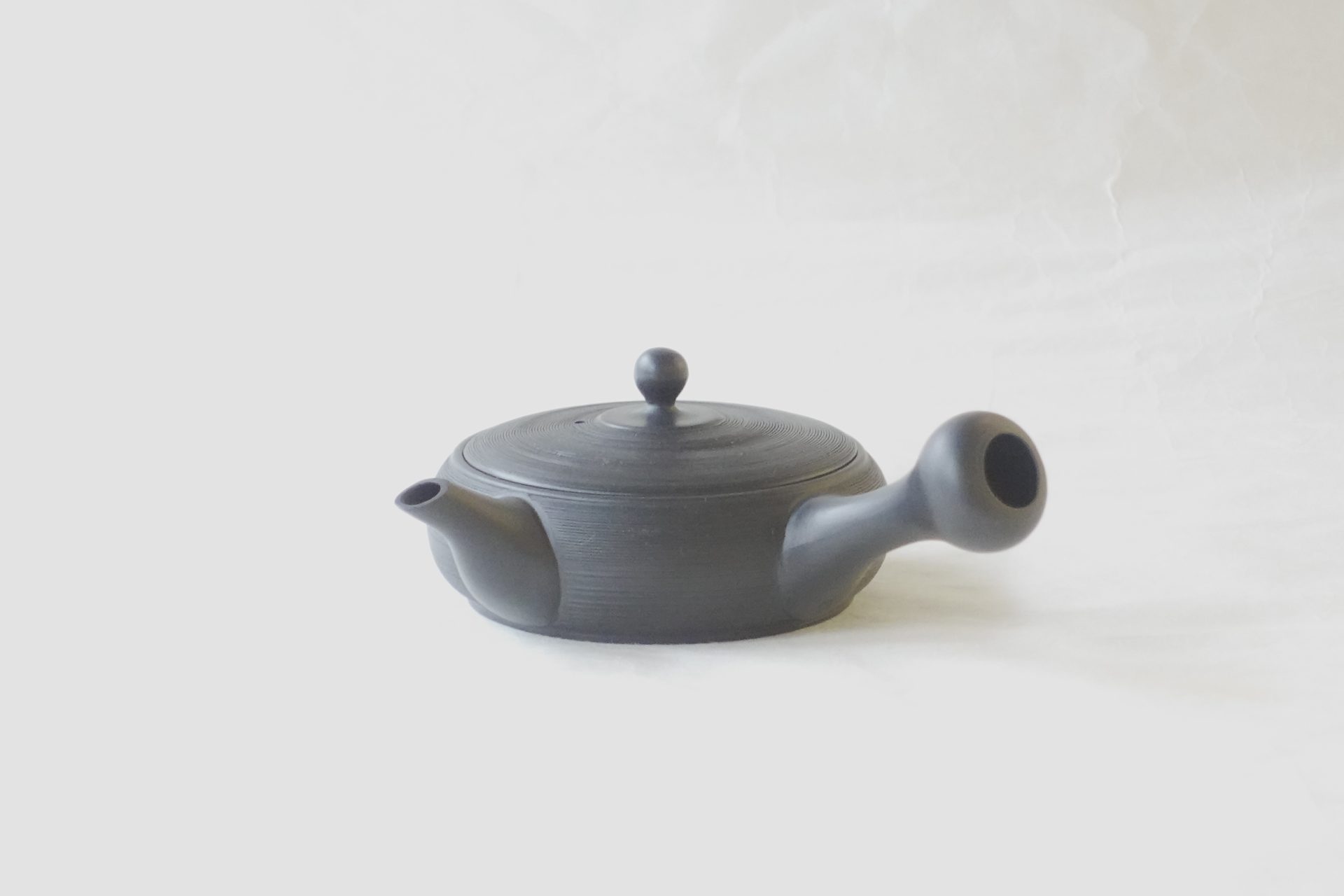 陶器 常滑焼 伝統工芸士 究極 平型急須 鉄分 お茶の味 まろやか より美味しく 水出し冷茶 一人分 精巧 茶こし網 手づくり 熟練 職人技 洗いやすい 清潔 衛生的 黒泥 シンプル 千筋 多くの手間 液だれしにくい よく考えられている 飽きが来ない 永く使える 逸品 美濃焼 鉄瓶 陶器 漆 漆器 有田焼 金継ぎ 焼き物 食器 陶磁器 伝統工芸品 茶碗 工芸品 九谷焼 南部鉄器 陶芸 陶器市 岐阜 焼き物 磁器 瀬戸物 岐阜県 岐阜市 美殿町６−番地 小林漆陶 漆塗り器 織部焼 小林漆器 箸 金継ぎ お香 食器 茶道具 陶器 美濃焼専門店 お皿 ceramics ih pottery うつわ うつわ屋 お皿屋さん お茶 お茶碗 お箸 かまど この辺に陶器屋さんってあります とうきいち やきもの ガラス工房 ギフト　ギフトショップ マグカップ モダン焼物 レンジできる陶器 切子 南部鉄器 どこ　岐阜市南部鉄器販売店 南部鉄器購入 岐阜県器屋 土鍋 岐阜小洒落たお皿 お椀が出る店 器 塗り物 漆塗り 陶器屋さん 食器屋さん お椀 ひのき 岐阜城周辺茶道具 販売陶器 販売陶器屋さん 陶器店 漆器店 岐阜有名な器屋さん 岐阜県食器売ってるところ 岐阜駅 陶器工芸品店 徳利 売ってる店 急須販売 扇子 抹茶 掛け軸 修復 日本陶瓷 漆器 木の食器 樺細工 江戸切子 食器 漆の器 漆器 うるし 漆器店 漆塗 漆椀 火鉢 灰 美殿町商店街 美濃焼ショップ 岐阜市 湯呑み お店 付近 美濃焼き専門店 美濃焼販売 花瓶 茶器 オンライン輪島塗 なつめ 店近くのガラス屋さん 近くの陶器屋さん 酒器 ガラス 金継ぎ依頼 岐阜鉄器鉄瓶 取扱店 Japanese 陶器 修理 陶器専門店 陶器小売店 岐阜陶器屋 陶器店 陶磁器 陶磁器専門店 陶芸家 おすすめ お店 岐阜食洗機対応 漆椀 JapanesetablewareJapanesecrafts Japaneseceramics Japanesepottery Handcrafted TraditionalCrafts Japaneseculture Traditionalart Japaneseteautensils TeaCeremony Japaneselacquerware インテリア 一輪挿し 入れ物 陶芸 陶芸皿 陶器いろいろ 陶器店 絵皿 絵柄 オンラインショップ 置物 おひつ オーブントースター 置物スタイリッシュ お皿 オブジェ 置物かわいい お皿陶磁器 お椀陶器 陶器欠損補修 花瓶 貫入 傘立て 陶器花 カップ 花 陶磁器 陶器金継ぎ キャニスター 器 急須 京都 金彩 九州 急須 陶芸食器 コーヒーカップ コップ 小物入れ 皿 ごはん鍋 食洗機 修理 食器 修理金継ぎ 陶器販売 瀬戸物 染付 タンブラー 耐熱陶器 茶碗 近くの陶器店 通販 土物 通販 手作り陶器 陶磁器 鍋