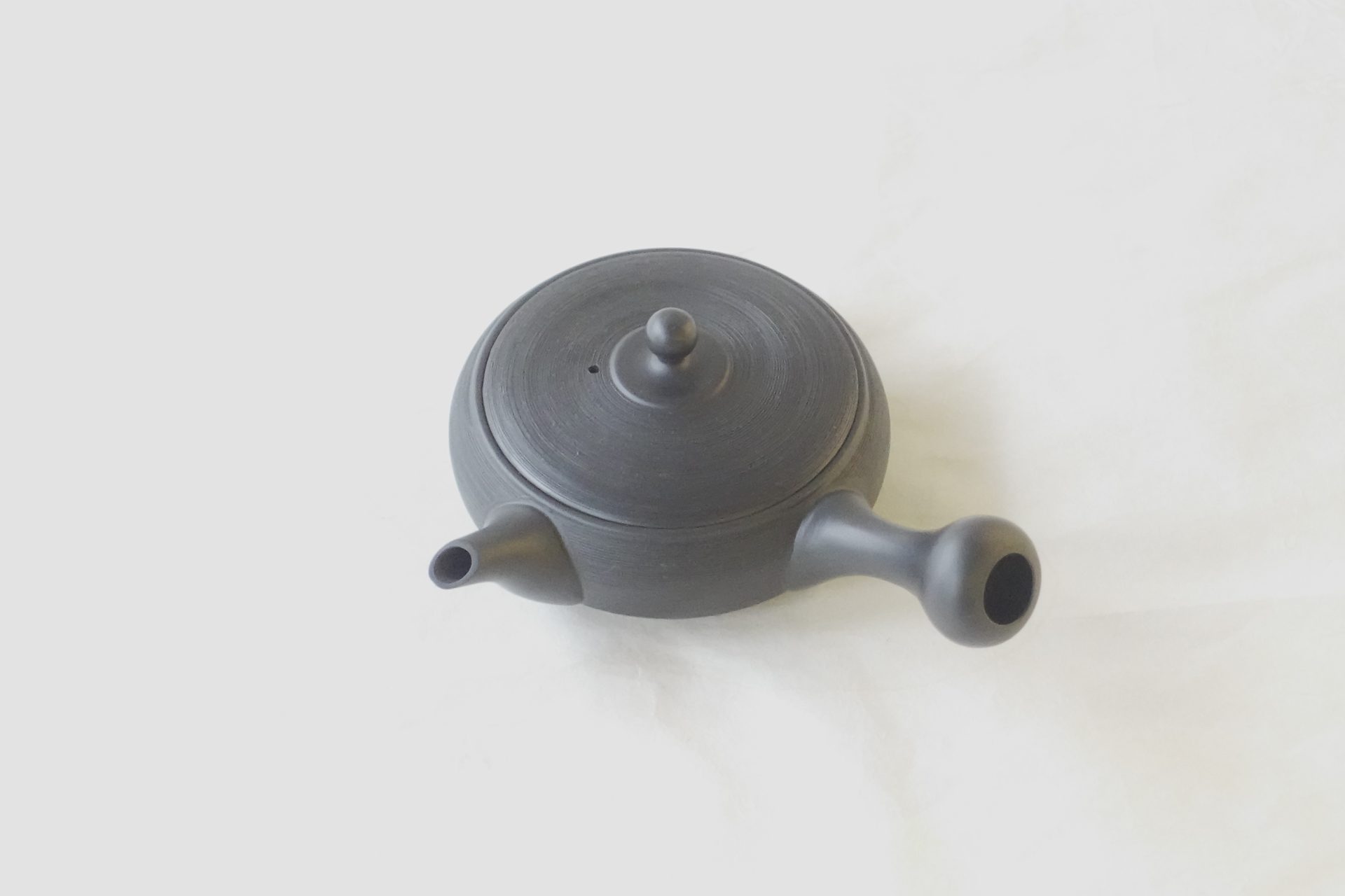 陶器 常滑焼 伝統工芸士 究極 平型急須 鉄分 お茶の味 まろやか より美味しく 水出し冷茶 一人分 精巧 茶こし網 手づくり 熟練 職人技 洗いやすい 清潔 衛生的 黒泥 シンプル 千筋 多くの手間 液だれしにくい よく考えられている 飽きが来ない 永く使える 逸品 美濃焼 鉄瓶 陶器 漆 漆器 有田焼 金継ぎ 焼き物 食器 陶磁器 伝統工芸品 茶碗 工芸品 九谷焼 南部鉄器 陶芸 陶器市 岐阜 焼き物 磁器 瀬戸物 岐阜県 岐阜市 美殿町６−番地 小林漆陶 漆塗り器 織部焼 小林漆器 箸 金継ぎ お香 食器 茶道具 陶器 美濃焼専門店 お皿 ceramics ih pottery うつわ うつわ屋 お皿屋さん お茶 お茶碗 お箸 かまど この辺に陶器屋さんってあります とうきいち やきもの ガラス工房 ギフト　ギフトショップ マグカップ モダン焼物 レンジできる陶器 切子 南部鉄器 どこ　岐阜市南部鉄器販売店 南部鉄器購入 岐阜県器屋 土鍋 岐阜小洒落たお皿 お椀が出る店 器 塗り物 漆塗り 陶器屋さん 食器屋さん お椀 ひのき 岐阜城周辺茶道具 販売陶器 販売陶器屋さん 陶器店 漆器店 岐阜有名な器屋さん 岐阜県食器売ってるところ 岐阜駅 陶器工芸品店 徳利 売ってる店 急須販売 扇子 抹茶 掛け軸 修復 日本陶瓷 漆器 木の食器 樺細工 江戸切子 食器 漆の器 漆器 うるし 漆器店 漆塗 漆椀 火鉢 灰 美殿町商店街 美濃焼ショップ 岐阜市 湯呑み お店 付近 美濃焼き専門店 美濃焼販売 花瓶 茶器 オンライン輪島塗 なつめ 店近くのガラス屋さん 近くの陶器屋さん 酒器 ガラス 金継ぎ依頼 岐阜鉄器鉄瓶 取扱店 Japanese 陶器 修理 陶器専門店 陶器小売店 岐阜陶器屋 陶器店 陶磁器 陶磁器専門店 陶芸家 おすすめ お店 岐阜食洗機対応 漆椀 JapanesetablewareJapanesecrafts Japaneseceramics Japanesepottery Handcrafted TraditionalCrafts Japaneseculture Traditionalart Japaneseteautensils TeaCeremony Japaneselacquerware インテリア 一輪挿し 入れ物 陶芸 陶芸皿 陶器いろいろ 陶器店 絵皿 絵柄 オンラインショップ 置物 おひつ オーブントースター 置物スタイリッシュ お皿 オブジェ 置物かわいい お皿陶磁器 お椀陶器 陶器欠損補修 花瓶 貫入 傘立て 陶器花 カップ 花 陶磁器 陶器金継ぎ キャニスター 器 急須 京都 金彩 九州 急須 陶芸食器 コーヒーカップ コップ 小物入れ 皿 ごはん鍋 食洗機 修理 食器 修理金継ぎ 陶器販売 瀬戸物 染付 タンブラー 耐熱陶器 茶碗 近くの陶器店 通販 土物 通販 手作り陶器 陶磁器 鍋