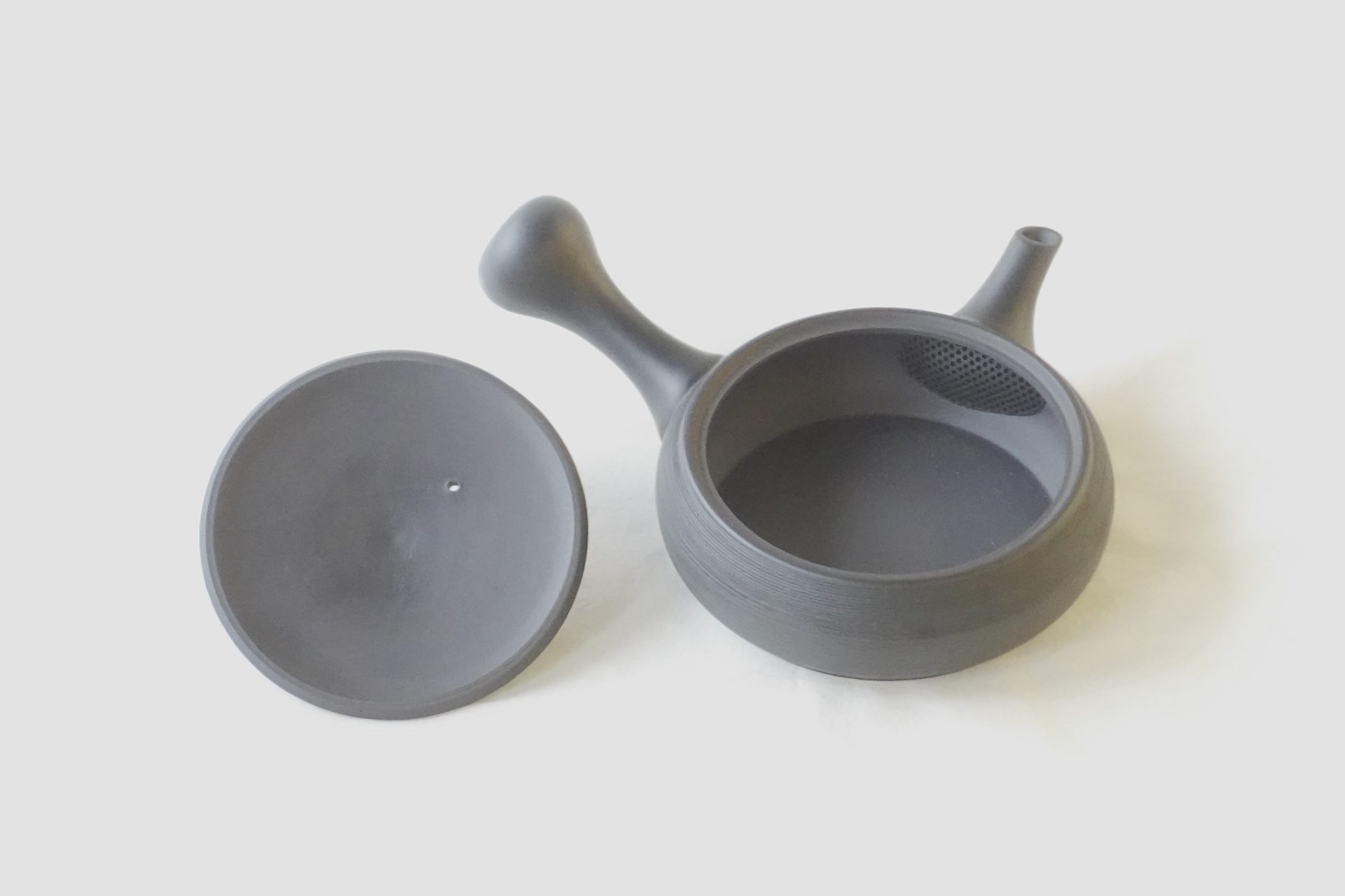 陶器 常滑焼 伝統工芸士 究極 平型急須 鉄分 お茶の味 まろやか より美味しく 水出し冷茶 一人分 精巧 茶こし網 手づくり 熟練 職人技 洗いやすい 清潔 衛生的 黒泥 シンプル 千筋 多くの手間 液だれしにくい よく考えられている 飽きが来ない 永く使える 逸品 美濃焼 鉄瓶 陶器 漆 漆器 有田焼 金継ぎ 焼き物 食器 陶磁器 伝統工芸品 茶碗 工芸品 九谷焼 南部鉄器 陶芸 陶器市 岐阜 焼き物 磁器 瀬戸物 岐阜県 岐阜市 美殿町６−番地 小林漆陶 漆塗り器 織部焼 小林漆器 箸 金継ぎ お香 食器 茶道具 陶器 美濃焼専門店 お皿 ceramics ih pottery うつわ うつわ屋 お皿屋さん お茶 お茶碗 お箸 かまど この辺に陶器屋さんってあります とうきいち やきもの ガラス工房 ギフト　ギフトショップ マグカップ モダン焼物 レンジできる陶器 切子 南部鉄器 どこ　岐阜市南部鉄器販売店 南部鉄器購入 岐阜県器屋 土鍋 岐阜小洒落たお皿 お椀が出る店 器 塗り物 漆塗り 陶器屋さん 食器屋さん お椀 ひのき 岐阜城周辺茶道具 販売陶器 販売陶器屋さん 陶器店 漆器店 岐阜有名な器屋さん 岐阜県食器売ってるところ 岐阜駅 陶器工芸品店 徳利 売ってる店 急須販売 扇子 抹茶 掛け軸 修復 日本陶瓷 漆器 木の食器 樺細工 江戸切子 食器 漆の器 漆器 うるし 漆器店 漆塗 漆椀 火鉢 灰 美殿町商店街 美濃焼ショップ 岐阜市 湯呑み お店 付近 美濃焼き専門店 美濃焼販売 花瓶 茶器 オンライン輪島塗 なつめ 店近くのガラス屋さん 近くの陶器屋さん 酒器 ガラス 金継ぎ依頼 岐阜鉄器鉄瓶 取扱店 Japanese 陶器 修理 陶器専門店 陶器小売店 岐阜陶器屋 陶器店 陶磁器 陶磁器専門店 陶芸家 おすすめ お店 岐阜食洗機対応 漆椀 JapanesetablewareJapanesecrafts Japaneseceramics Japanesepottery Handcrafted TraditionalCrafts Japaneseculture Traditionalart Japaneseteautensils TeaCeremony Japaneselacquerware インテリア 一輪挿し 入れ物 陶芸 陶芸皿 陶器いろいろ 陶器店 絵皿 絵柄 オンラインショップ 置物 おひつ オーブントースター 置物スタイリッシュ お皿 オブジェ 置物かわいい お皿陶磁器 お椀陶器 陶器欠損補修 花瓶 貫入 傘立て 陶器花 カップ 花 陶磁器 陶器金継ぎ キャニスター 器 急須 京都 金彩 九州 急須 陶芸食器 コーヒーカップ コップ 小物入れ 皿 ごはん鍋 食洗機 修理 食器 修理金継ぎ 陶器販売 瀬戸物 染付 タンブラー 耐熱陶器 茶碗 近くの陶器店 通販 土物 通販 手作り陶器 陶磁器 鍋