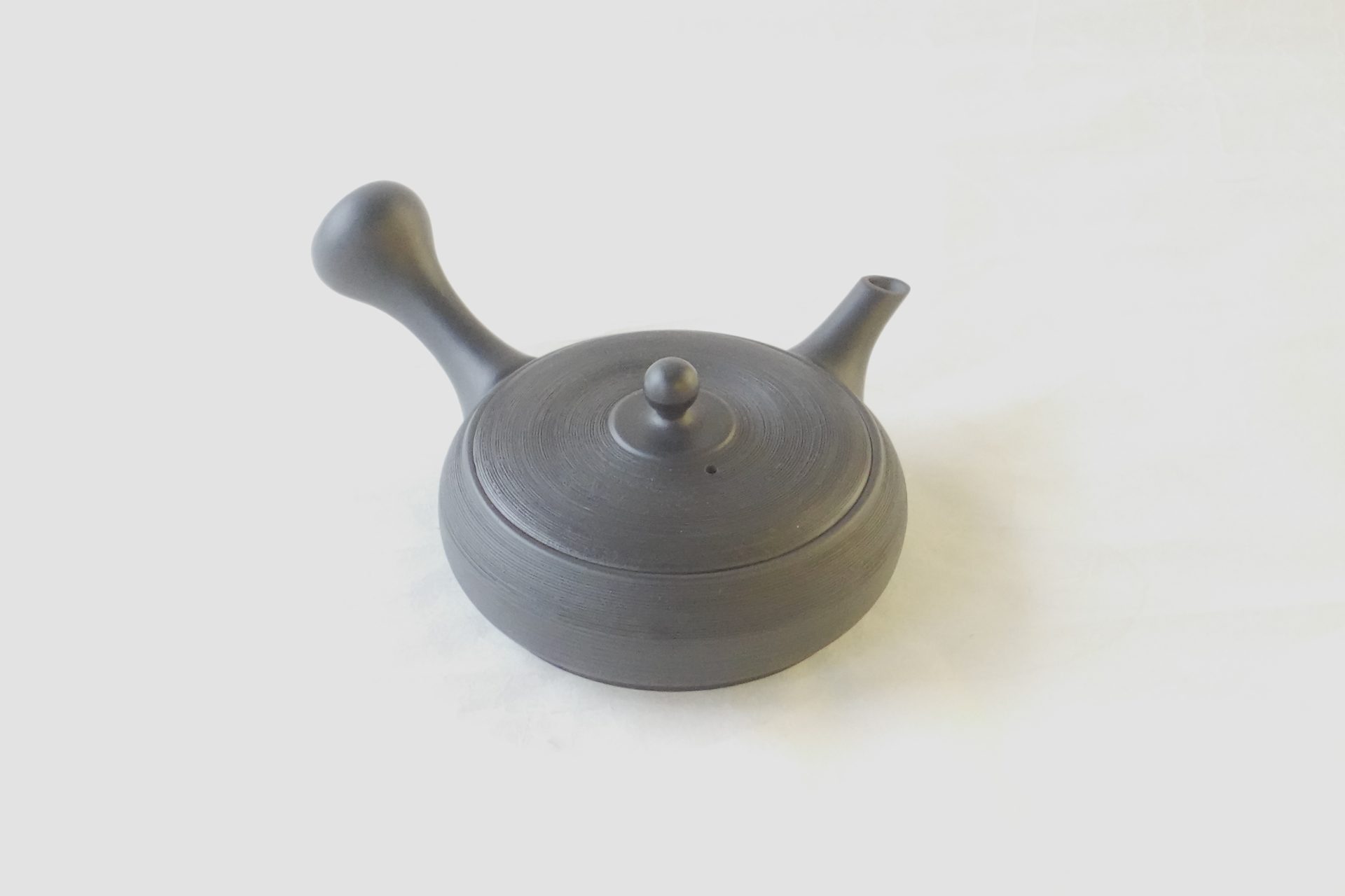 陶器 常滑焼 伝統工芸士 究極 平型急須 鉄分 お茶の味 まろやか より美味しく 水出し冷茶 一人分 精巧 茶こし網 手づくり 熟練 職人技 洗いやすい 清潔 衛生的 黒泥 シンプル 千筋 多くの手間 液だれしにくい よく考えられている 飽きが来ない 永く使える 逸品 美濃焼 鉄瓶 陶器 漆 漆器 有田焼 金継ぎ 焼き物 食器 陶磁器 伝統工芸品 茶碗 工芸品 九谷焼 南部鉄器 陶芸 陶器市 岐阜 焼き物 磁器 瀬戸物 岐阜県 岐阜市 美殿町６−番地 小林漆陶 漆塗り器 織部焼 小林漆器 箸 金継ぎ お香 食器 茶道具 陶器 美濃焼専門店 お皿 ceramics ih pottery うつわ うつわ屋 お皿屋さん お茶 お茶碗 お箸 かまど この辺に陶器屋さんってあります とうきいち やきもの ガラス工房 ギフト　ギフトショップ マグカップ モダン焼物 レンジできる陶器 切子 南部鉄器 どこ　岐阜市南部鉄器販売店 南部鉄器購入 岐阜県器屋 土鍋 岐阜小洒落たお皿 お椀が出る店 器 塗り物 漆塗り 陶器屋さん 食器屋さん お椀 ひのき 岐阜城周辺茶道具 販売陶器 販売陶器屋さん 陶器店 漆器店 岐阜有名な器屋さん 岐阜県食器売ってるところ 岐阜駅 陶器工芸品店 徳利 売ってる店 急須販売 扇子 抹茶 掛け軸 修復 日本陶瓷 漆器 木の食器 樺細工 江戸切子 食器 漆の器 漆器 うるし 漆器店 漆塗 漆椀 火鉢 灰 美殿町商店街 美濃焼ショップ 岐阜市 湯呑み お店 付近 美濃焼き専門店 美濃焼販売 花瓶 茶器 オンライン輪島塗 なつめ 店近くのガラス屋さん 近くの陶器屋さん 酒器 ガラス 金継ぎ依頼 岐阜鉄器鉄瓶 取扱店 Japanese 陶器 修理 陶器専門店 陶器小売店 岐阜陶器屋 陶器店 陶磁器 陶磁器専門店 陶芸家 おすすめ お店 岐阜食洗機対応 漆椀 JapanesetablewareJapanesecrafts Japaneseceramics Japanesepottery Handcrafted TraditionalCrafts Japaneseculture Traditionalart Japaneseteautensils TeaCeremony Japaneselacquerware インテリア 一輪挿し 入れ物 陶芸 陶芸皿 陶器いろいろ 陶器店 絵皿 絵柄 オンラインショップ 置物 おひつ オーブントースター 置物スタイリッシュ お皿 オブジェ 置物かわいい お皿陶磁器 お椀陶器 陶器欠損補修 花瓶 貫入 傘立て 陶器花 カップ 花 陶磁器 陶器金継ぎ キャニスター 器 急須 京都 金彩 九州 急須 陶芸食器 コーヒーカップ コップ 小物入れ 皿 ごはん鍋 食洗機 修理 食器 修理金継ぎ 陶器販売 瀬戸物 染付 タンブラー 耐熱陶器 茶碗 近くの陶器店 通販 土物 通販 手作り陶器 陶磁器 鍋