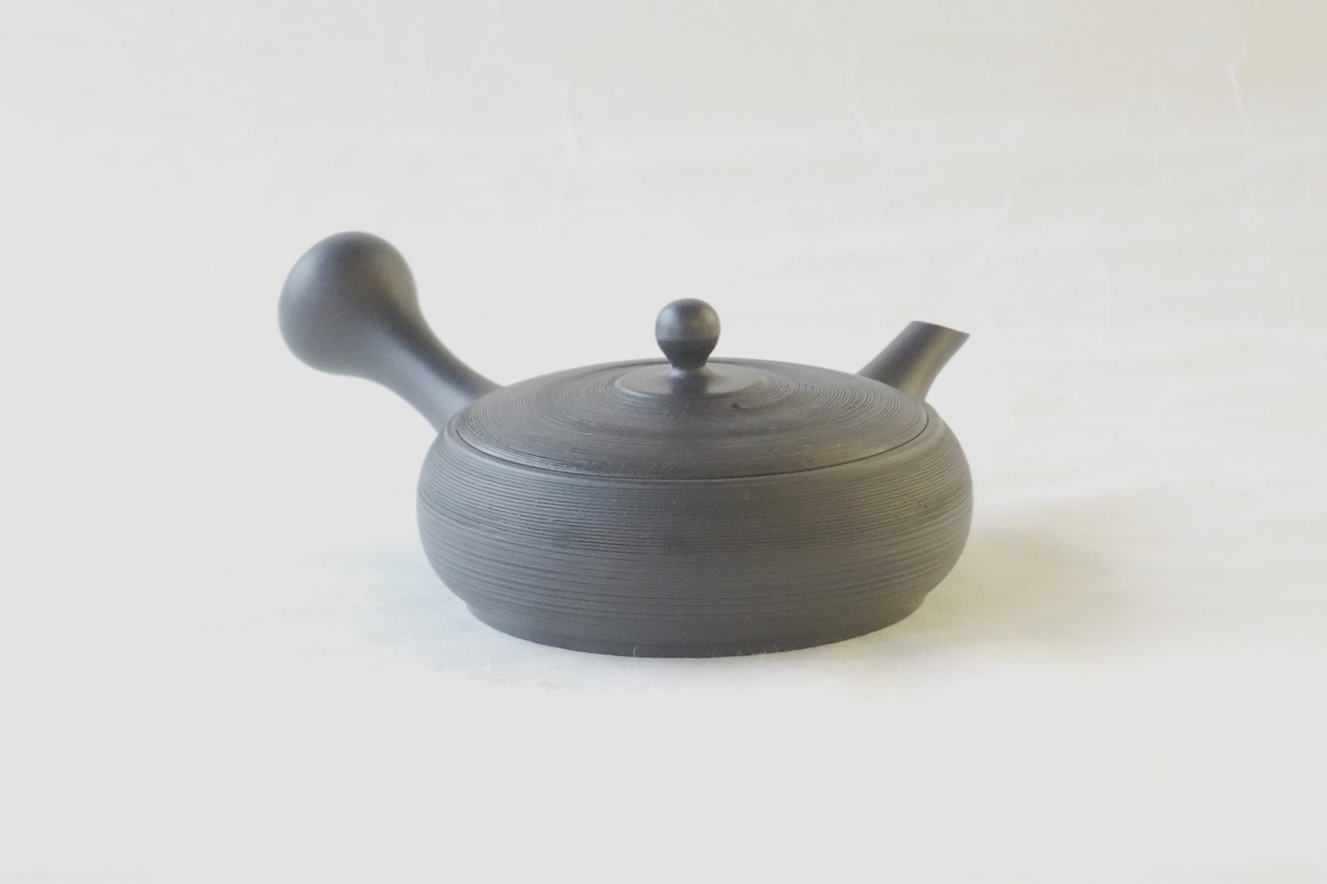 陶器 常滑焼 伝統工芸士 究極 平型急須 鉄分 お茶の味 まろやか より美味しく 水出し冷茶 一人分 精巧 茶こし網 手づくり 熟練 職人技 洗いやすい 清潔 衛生的 黒泥 シンプル 千筋 多くの手間 液だれしにくい よく考えられている 飽きが来ない 永く使える 逸品 美濃焼 鉄瓶 陶器 漆 漆器 有田焼 金継ぎ 焼き物 食器 陶磁器 伝統工芸品 茶碗 工芸品 九谷焼 南部鉄器 陶芸 陶器市 岐阜 焼き物 磁器 瀬戸物 岐阜県 岐阜市 美殿町６−番地 小林漆陶 漆塗り器 織部焼 小林漆器 箸 金継ぎ お香 食器 茶道具 陶器 美濃焼専門店 お皿 ceramics ih pottery うつわ うつわ屋 お皿屋さん お茶 お茶碗 お箸 かまど この辺に陶器屋さんってあります とうきいち やきもの ガラス工房 ギフト　ギフトショップ マグカップ モダン焼物 レンジできる陶器 切子 南部鉄器 どこ　岐阜市南部鉄器販売店 南部鉄器購入 岐阜県器屋 土鍋 岐阜小洒落たお皿 お椀が出る店 器 塗り物 漆塗り 陶器屋さん 食器屋さん お椀 ひのき 岐阜城周辺茶道具 販売陶器 販売陶器屋さん 陶器店 漆器店 岐阜有名な器屋さん 岐阜県食器売ってるところ 岐阜駅 陶器工芸品店 徳利 売ってる店 急須販売 扇子 抹茶 掛け軸 修復 日本陶瓷 漆器 木の食器 樺細工 江戸切子 食器 漆の器 漆器 うるし 漆器店 漆塗 漆椀 火鉢 灰 美殿町商店街 美濃焼ショップ 岐阜市 湯呑み お店 付近 美濃焼き専門店 美濃焼販売 花瓶 茶器 オンライン輪島塗 なつめ 店近くのガラス屋さん 近くの陶器屋さん 酒器 ガラス 金継ぎ依頼 岐阜鉄器鉄瓶 取扱店 Japanese 陶器 修理 陶器専門店 陶器小売店 岐阜陶器屋 陶器店 陶磁器 陶磁器専門店 陶芸家 おすすめ お店 岐阜食洗機対応 漆椀 JapanesetablewareJapanesecrafts Japaneseceramics Japanesepottery Handcrafted TraditionalCrafts Japaneseculture Traditionalart Japaneseteautensils TeaCeremony Japaneselacquerware インテリア 一輪挿し 入れ物 陶芸 陶芸皿 陶器いろいろ 陶器店 絵皿 絵柄 オンラインショップ 置物 おひつ オーブントースター 置物スタイリッシュ お皿 オブジェ 置物かわいい お皿陶磁器 お椀陶器 陶器欠損補修 花瓶 貫入 傘立て 陶器花 カップ 花 陶磁器 陶器金継ぎ キャニスター 器 急須 京都 金彩 九州 急須 陶芸食器 コーヒーカップ コップ 小物入れ 皿 ごはん鍋 食洗機 修理 食器 修理金継ぎ 陶器販売 瀬戸物 染付 タンブラー 耐熱陶器 茶碗 近くの陶器店 通販 土物 通販 手作り陶器 陶磁器 鍋