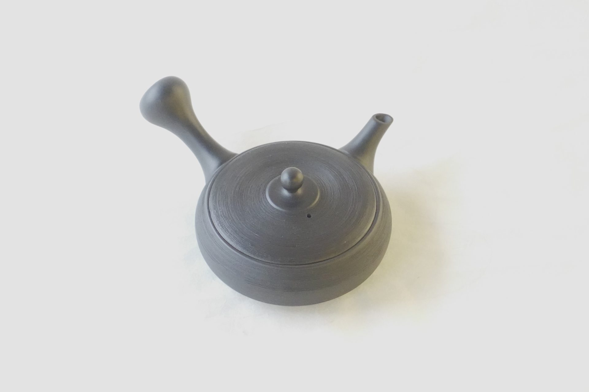 陶器 常滑焼 伝統工芸士 究極 平型急須 鉄分 お茶の味 まろやか より美味しく 水出し冷茶 一人分 精巧 茶こし網 手づくり 熟練 職人技 洗いやすい 清潔 衛生的 黒泥 シンプル 千筋 多くの手間 液だれしにくい よく考えられている 飽きが来ない 永く使える 逸品 美濃焼 鉄瓶 陶器 漆 漆器 有田焼 金継ぎ 焼き物 食器 陶磁器 伝統工芸品 茶碗 工芸品 九谷焼 南部鉄器 陶芸 陶器市 岐阜 焼き物 磁器 瀬戸物 岐阜県 岐阜市 美殿町６−番地 小林漆陶 漆塗り器 織部焼 小林漆器 箸 金継ぎ お香 食器 茶道具 陶器 美濃焼専門店 お皿 ceramics ih pottery うつわ うつわ屋 お皿屋さん お茶 お茶碗 お箸 かまど この辺に陶器屋さんってあります とうきいち やきもの ガラス工房 ギフト　ギフトショップ マグカップ モダン焼物 レンジできる陶器 切子 南部鉄器 どこ　岐阜市南部鉄器販売店 南部鉄器購入 岐阜県器屋 土鍋 岐阜小洒落たお皿 お椀が出る店 器 塗り物 漆塗り 陶器屋さん 食器屋さん お椀 ひのき 岐阜城周辺茶道具 販売陶器 販売陶器屋さん 陶器店 漆器店 岐阜有名な器屋さん 岐阜県食器売ってるところ 岐阜駅 陶器工芸品店 徳利 売ってる店 急須販売 扇子 抹茶 掛け軸 修復 日本陶瓷 漆器 木の食器 樺細工 江戸切子 食器 漆の器 漆器 うるし 漆器店 漆塗 漆椀 火鉢 灰 美殿町商店街 美濃焼ショップ 岐阜市 湯呑み お店 付近 美濃焼き専門店 美濃焼販売 花瓶 茶器 オンライン輪島塗 なつめ 店近くのガラス屋さん 近くの陶器屋さん 酒器 ガラス 金継ぎ依頼 岐阜鉄器鉄瓶 取扱店 Japanese 陶器 修理 陶器専門店 陶器小売店 岐阜陶器屋 陶器店 陶磁器 陶磁器専門店 陶芸家 おすすめ お店 岐阜食洗機対応 漆椀 JapanesetablewareJapanesecrafts Japaneseceramics Japanesepottery Handcrafted TraditionalCrafts Japaneseculture Traditionalart Japaneseteautensils TeaCeremony Japaneselacquerware インテリア 一輪挿し 入れ物 陶芸 陶芸皿 陶器いろいろ 陶器店 絵皿 絵柄 オンラインショップ 置物 おひつ オーブントースター 置物スタイリッシュ お皿 オブジェ 置物かわいい お皿陶磁器 お椀陶器 陶器欠損補修 花瓶 貫入 傘立て 陶器花 カップ 花 陶磁器 陶器金継ぎ キャニスター 器 急須 京都 金彩 九州 急須 陶芸食器 コーヒーカップ コップ 小物入れ 皿 ごはん鍋 食洗機 修理 食器 修理金継ぎ 陶器販売 瀬戸物 染付 タンブラー 耐熱陶器 茶碗 近くの陶器店 通販 土物 通販 手作り陶器 陶磁器 鍋